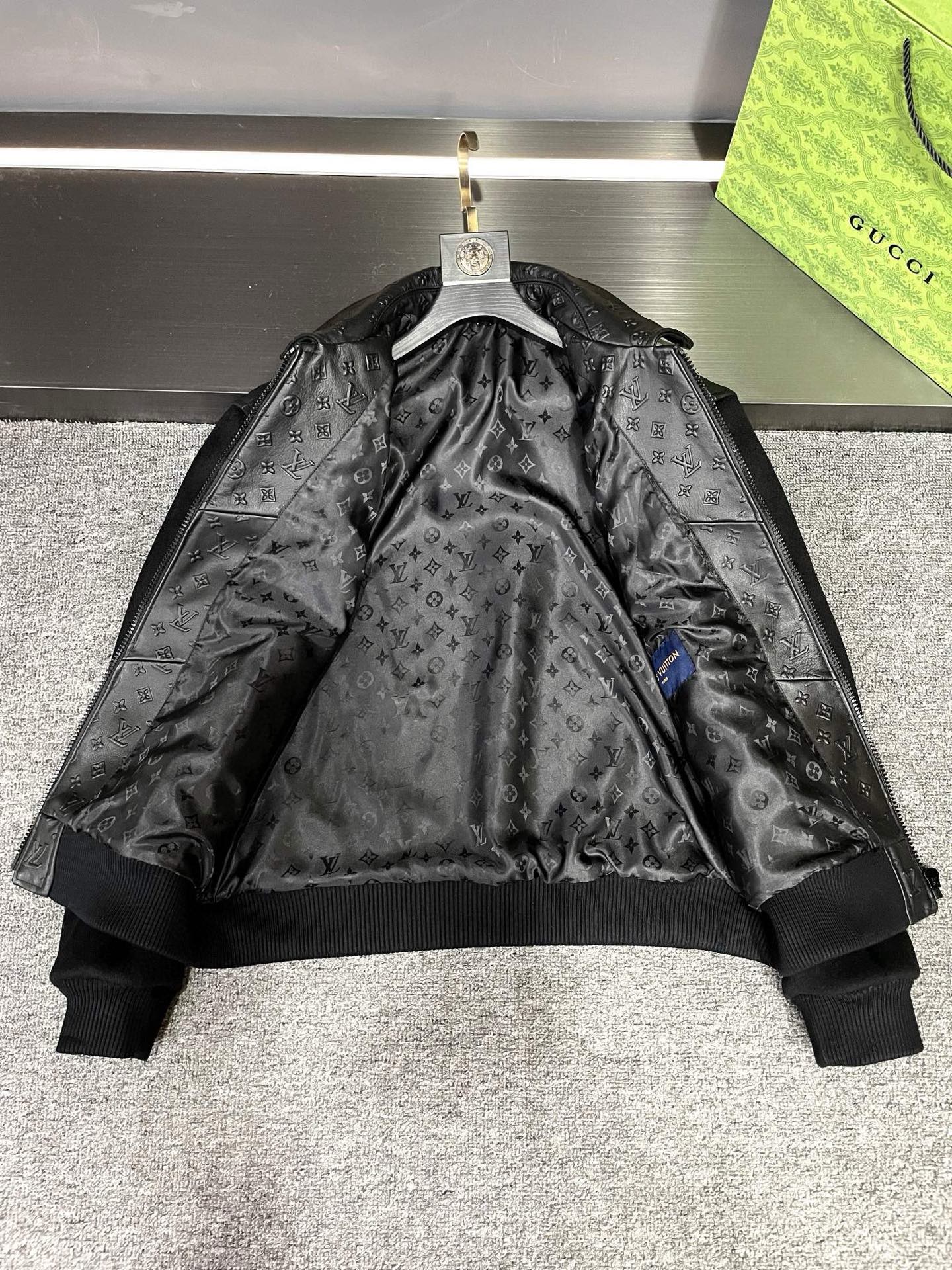 P2100 路易威登 LV 2025新款男士皮衣,平铺细