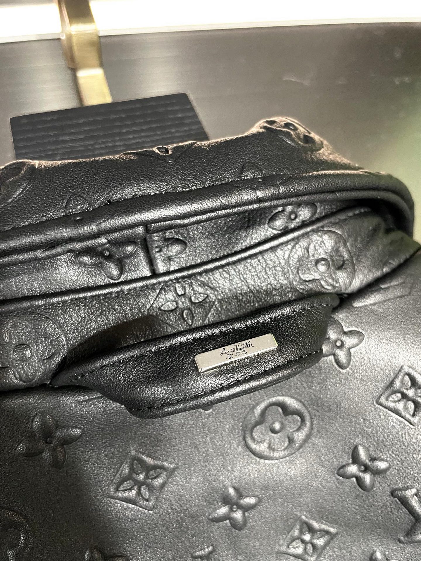 P2100 路易威登 LV 2025新款男士皮衣,平铺细