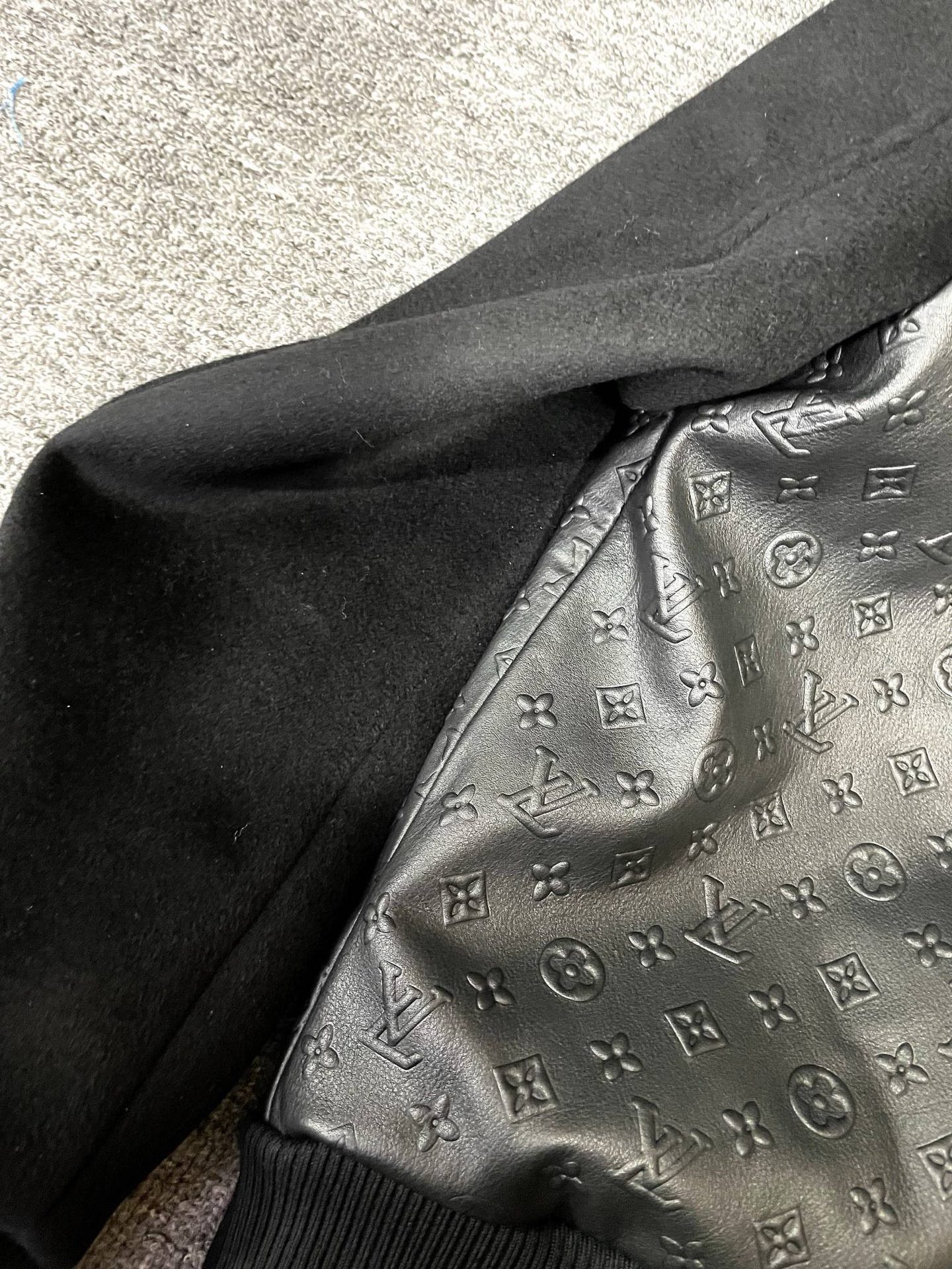 P2100 路易威登 LV 2025新款男士皮衣,平铺细