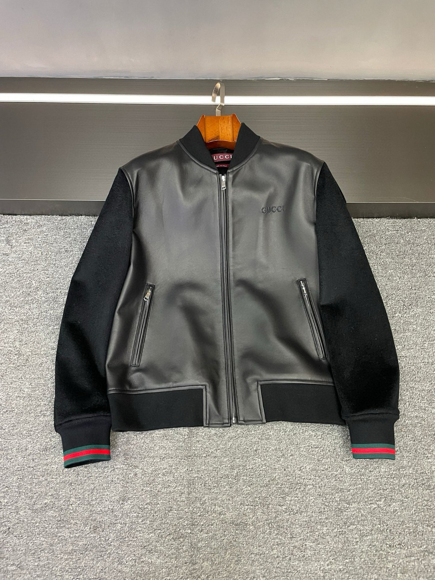 NO:675238,Gucci's new men's sheepskin jacket for autumn and winter 25 is really a godsend!  I was pinched at first glance, and I must share it with you!   As soon as you put it on, you are amazed by its texture. The body part is made of black sheepskin imported from Australia, which has a delicate and soft touch. It is so comfortable to wear that you don’t want to take it off. The leather has a luster that is low-key and high-end. It is worth a lot at first glance. The black cashmere fabric spliced on the sleeves and back panel not only provides warmth, but also cleverly adds a sense of layering. The collision of different materials adds a full sense of fashion.  The classic blue and red contrast thread design is on the cuffs. Once GUCCI's iconic elements appear, it is instantly recognizable, retro and eye-catching. This just-right color embellishment adds a touch of liveliness and agility to the overall cool style, which is the finishing touch. Whether it is paired with a simple white T and jeans for a casual trend, or worn with a shirt or trousers for business occasions, it can be perfectly adapted and easily help you switch between different style scenes. I have to say, Gucci  This design understands boys very well, perfectly combining practicality and fashion. If you like it, don’t hesitate, just close your eyes and rush~ Sizes M-4XL,,gucci,gucci,jeans,jackets & coats,shirts,sheepskin,Top Customize119860909古驰 GUCCI这次25秋冬新款男士羊皮夹克,真的直接封神！一眼就被狠狠拿捏住,必须分享给你们！  一上身就被它的质感惊艳到.身子部分采用澳洲进口黑色羊皮,触感细腻柔软,贴身穿舒服到不想脱,而且皮质自带的光泽感,低调又高级,一看就价值不菲.袖子以及后幅拼接的黑色羊绒面料,不仅保暖性upup,还巧妙地增加了层次感,不同材质的碰撞,时髦感拉满.  经典的蓝红撞色螺纹设计在袖口,GUCCI标志性元素一出现,辨识度瞬间爆表,复古又吸睛.这种恰到好处的色彩点缀,为整体酷帅的风格增添了一丝活泼与灵动,完全是点睛之笔.  不管是搭配简约的白T和牛仔裤,走休闲潮流风,还是内搭衬衫、配上西裤,出席商务场合,它都能完美适配,轻松帮你切换不同风格场景.  不得不说,Gucci 这次的设计太懂男生了,把实用和时髦结合得严丝合缝.喜欢的兄弟别犹豫,闭眼冲就对啦~  尺码M-4XL,,gucci,gucci,jeans,jackets & coats,shirts,sheepskin,Top Customize1,Men's clothing