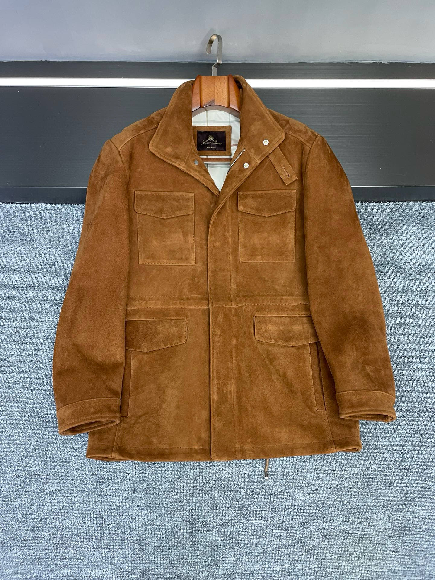 NO:675225,This Noyo Panya hunting jacket brings the old-money style to your daily life in autumn and winter~ Among Noyo Piana's (LP) 2025 autumn and winter men's new styles, this sheepskin jacket hides too many 'knowledgeable' details - it does not deliberately emphasize luxury, but uses the shape, material and practical design to perfectly interpret the 'effortless sophistication' of the old money style.  Imported New Zealand coffee-colored suede sheepskin is the soul. The delicate velvet feels like the warmth that has been worn by time. The coffee color is not an eye-catching bright tone, but a mellow color after precipitation. It feels soft and sinewy. The upper body has a low-key nobility. Even if it is worn for a long time, it will develop a unique texture.  The mid-length hunting suit is too stylish, and it can highlight your neat figure without compromising your height. It is windy but not sluggish when you walk in daily life. The four pocket design has the practicality of work clothes without destroying the overall simple lines. It is convenient to put a mobile phone and a pocket square. There is unintentional thoughtfulness hidden in the details.  The inner waist cord and windproof buckle are even more 'warm and men's' designed. The waist cinching can adjust the waistline without being bloated, and it looks good with sweaters and shirts. When the wind is strong in autumn and winter, buckle the windproof buckle to keep warm and look refined. It has the right balance between 'good-looking' and 'easy to wear'.  When boys wear it, they look elegant and gentlemanly when paired with khakis, and when paired with jeans, they look more casual and yuppie. Whether it is commuting, weekend outings, or gatherings with friends, they can give off a 'well-dressed but effortless' aura. This design that blends the essence of old money style into every detail is probably what fascinates LP~ Friends who like low-key textures may wish to pay more attention~ Size M-3XL, loro piana, jeans, jackets  & coats,sweaters,shirts,sheepskin,Top Customize119860909这件诺优翩雅猎装外套,把老钱风的从容穿进秋冬日常～ 诺优翩雅（LP）2025秋冬的男士新款里,这件羊皮外套藏着太多“懂行”的细节——它没刻意强调奢华,却用版型、材质和实用设计,把老钱风“毫不费力的精致”诠释得恰到好处. 进口新西兰咖色反绒羊皮是灵魂,细腻的绒感像被时光磨过的温润,咖色不是抢眼的亮调,而是沉淀后的醇厚色泽,摸上去柔软有筋骨,上身自带低调贵气,哪怕穿久了也会养出独有的质感. 中长款猎装版型太显格调,不压身高还能衬出利落身形,日常走路带风却不拖沓；四个口袋设计既有工装的实用感,又不破坏整体简洁线条,放个手机、口袋巾都方便,细节里藏着不刻意的贴心. 内侧收腰绳和防风扣更是“暖男级”设计收腰能调出腰线不臃肿,搭毛衣、衬衫都好看；秋冬风大时扣上防风扣,保暖又显精致,把“好看”和“好穿”平衡得刚刚好. 男生穿它,配卡其裤是温文尔雅的绅士感,搭牛仔裤又多了份随性雅痞,不管是通勤、周末郊游还是朋友小聚,都能穿出“穿得很讲究却没费力气”的气场.这种把老钱风精髓融在每处细节里的设计,大概就是LP让人着迷的地方吧～ 喜欢低调质感的朋友,不妨多留意一眼呀～ 码数 M-3XL,,loro piana,jeans,jackets & coats,sweaters,shirts,sheepskin,Top Customize1,Men's clothing