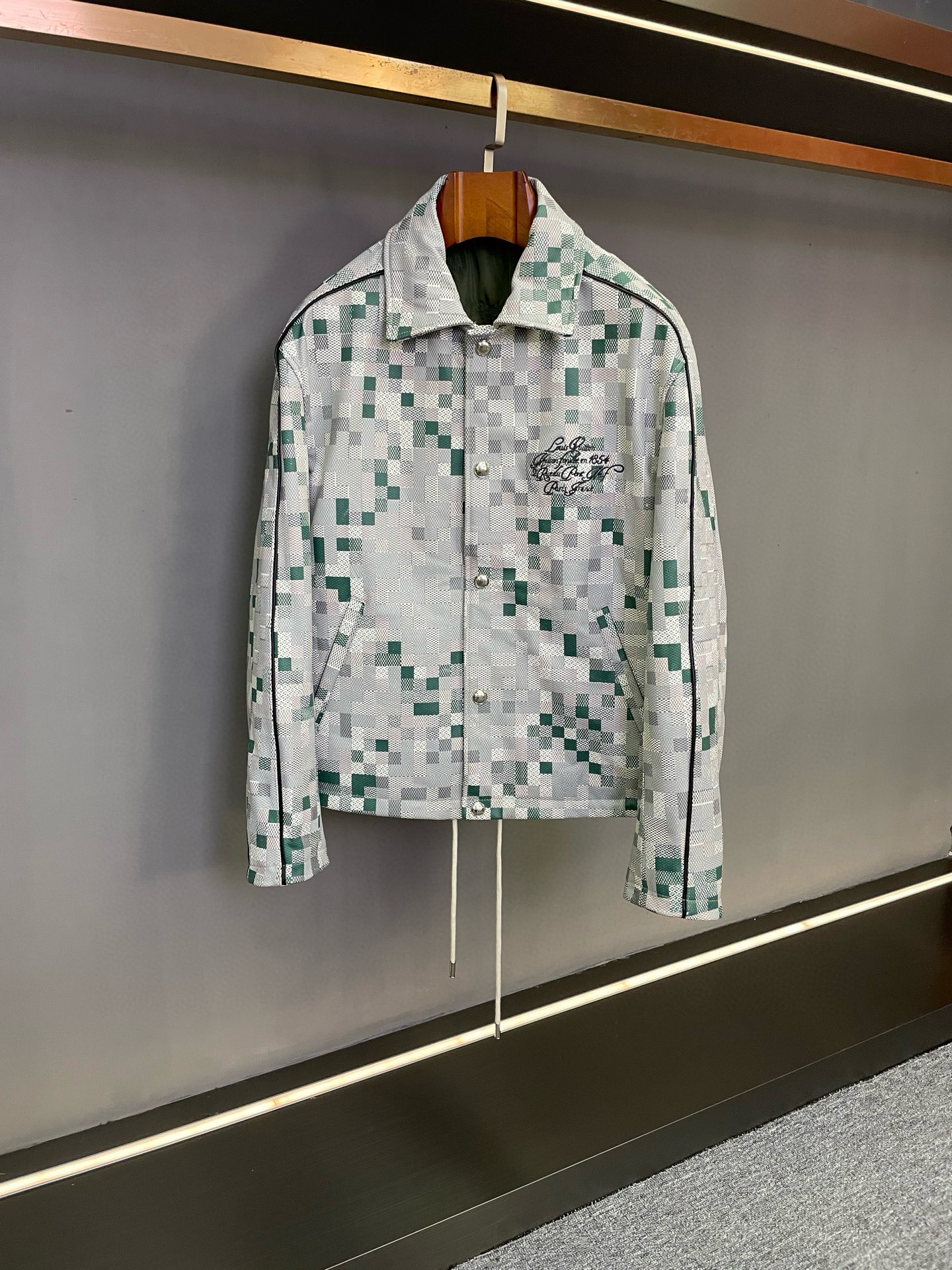 NO:675239,P LV Louis Vuitton's 2025 Autumn and Winter Unisex Cowhide Coat is a dual interpretation of texture and style. The LV 2025 Autumn and Winter series adds another classic. This Unisex Cowhide Coat uses excellent materials and avant-garde design to interpret the ingenuity and style of luxury goods, making it a must-have item for the autumn and winter wardrobe.  The jacket is carefully made of Spanish first-layer calfskin. The leather has fine pores and natural texture. It feels warm, smooth and tough, and it becomes more unique and retro texture as it is worn over time. The surface is designed with camouflage mosaic printing, which breaks the dullness of traditional camouflage. It uses artistic arrangement and combination to inject a modern fashion atmosphere, showing personality and tension when walking. The LV on the chest  The logo embroidery has exquisite craftsmanship and fine and smooth stitching, which is not only a classic symbol of the brand identity, but also the finishing touch to the overall shape. The cotton lining design takes into account the need for warmth and provides thoughtful protection in the cooler seasons. The military green lining is matched with the embroidered LV Logo, which continues the brand's detailed aesthetics from the inside to the outside, and inadvertently reveals the luxurious heritage. The loose version of the same style for men and women can adapt to a variety of body shapes, whether it is daily commuting or social occasions, it can be easily controlled, showing an effortless sense of luxury.  As another interpretation of Louis Vuitton's material and design, this jacket perfectly combines practicality and aesthetic value, becoming an autumn and winter wear choice that transcends gender and style. Size 48-56,,louis vuitton,louis vuitton,jackets & coats,cowhide,Top Customize119860909P LV 路易威登2025秋冬男女同款牛皮外套质感与格调的双重演绎 L V 2025秋冬系列再添经典之作,这款男女同款牛皮外套以卓越材质与先锋设计,诠释奢侈品的匠心与格调,成为秋冬衣橱的必备单品. 外套甄选西班牙头层小牛皮精心打造,皮料兼具细腻毛孔与自然纹理,触感温润顺滑且富有韧性,随穿着时光沉淀更显独特复古质感.表面采用迷彩马赛克印花设计,打破传统迷彩的沉闷,以艺术化的排列组合注入现代时尚气息,行走间尽显个性张力.胸前的LV Logo刺绣工艺精湛,针脚细密平整,既是品牌身份的经典标识,也为整体造型点睛. 内里加棉设计兼顾保暖需求,在微凉时节给予贴心守护；军绿色里布搭配绣花LV Logo,从内到外延续品牌细节美学,于不经意间流露奢华底蕴.男女同款的宽松版型适配多元身形,无论是日常通勤还是社交场合,都能轻松驾驭,展现不费力的高级感. 作为路易威登对材质与设计的又一诠释,这款外套将实用性与美学价值完美融合,成为跨越性别与风格的秋冬穿搭之选. 码数 48-56,,louis vuitton,louis vuitton,jackets & coats,cowhide,Top Customize1,Men's clothing