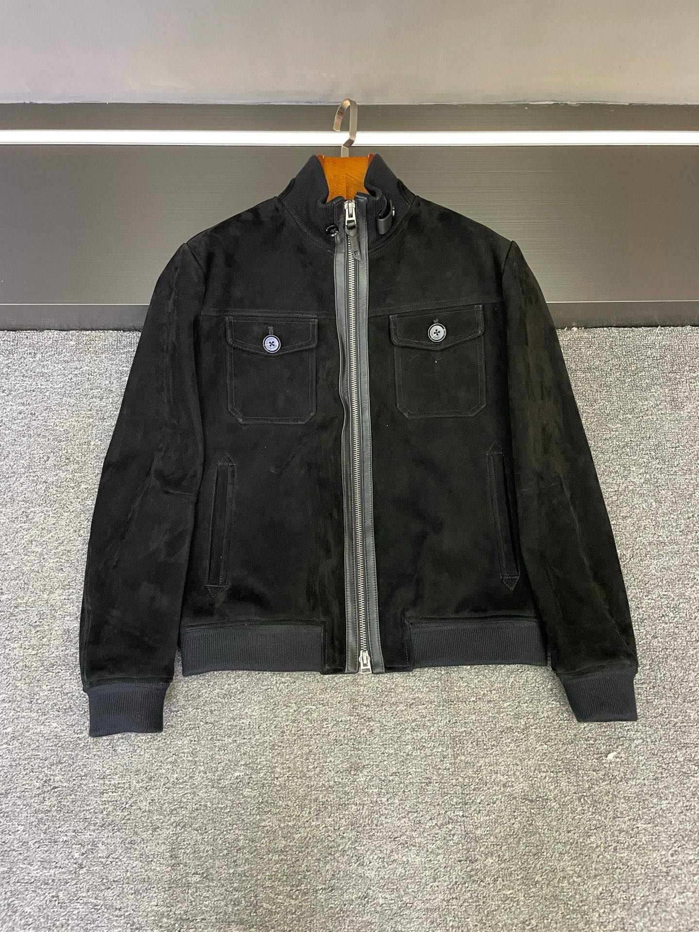 NO:675253,Fallen at a glance!  Tom Ford TF new suede sheepskin jacket for autumn and winter. Fashionistas, check it out!  Tom Ford's new 2025 autumn and winter men's suede sheepskin jacket is a perfect fusion of texture and design. This leather jacket is made of suede sheepskin imported from New Zealand. The fine suede brings a unique touch, is soft and skin-friendly, and is wear-resistant and anti-wear, highlighting low-key luxury.  In terms of color matching, you can never go wrong with classic black. It instantly fills your body with aura, makes it cool and stylish, and is suitable for various formal or casual occasions. Khaki is full of the warm atmosphere of autumn and winter, adding a bit of relaxation to the overall look, and easily creating a casual autumn look.  The high-neck thread design not only keeps you warm, but also modifies the neck line, allowing you to reveal your elegant temperament inadvertently. The two flap pockets on the chest are practical and beautiful, adding to the overall layering and functionality. It is very convenient to store some daily small items. The addition of the windproof buckle is even more considerate, so you don’t have to worry about being blown through on windy days. The hem is elasticated, which not only fits the body shape but does not affect activities, making it very comfortable for daily travel and sports.  Whether paired with a simple white T and jeans to create a casual style; or worn with a shirt and trousers to transform into a business elite, it can be perfectly suited. Size M-3XL,,tom ford,tom ford,jeans,jackets & coats,jackets & coats,shirts,sheepskin,Top Customize119860909一眼沦陷！汤姆福特 TF秋冬新款反绒羊皮外套  时髦精们看过来！Tom Ford 2025秋冬新款男士反绒羊皮外套,简直是质感与设计的完美融合.  这款皮夹克选用新西兰进口反绒羊皮,细腻的绒面带来独特的触感,柔软亲肤又耐磨抗造,彰显着低调的奢华.  配色方面,经典黑色永远不会出错,穿上身瞬间气场拉满,酷帅有型,适配各种正式或休闲场合；卡其色则充满了秋冬的温暖氛围,为整体造型增添了几分松弛感,轻松打造出随性的秋日造型.  高领螺纹设计,不仅保暖,还能修饰颈部线条,让你在不经意间流露出优雅气质.胸前两个揭盖口袋,实用又美观,增加了整体的层次感和功能性,放些日常小物件超方便.防风扣的加入,更是贴心,大风天也不用担心被吹透.下摆采用松紧设计,既贴合身形,又不影响活动,日常出行、运动都很舒适.  不管是搭配简约白T和牛仔裤,打造休闲随性风；还是内搭衬衫西裤,变身商务精英,它都能完美适配.  码数M-3XL,,tom ford,tom ford,jeans,jackets & coats,jackets & coats,shirts,sheepskin,Top Customize1,Men's clothing