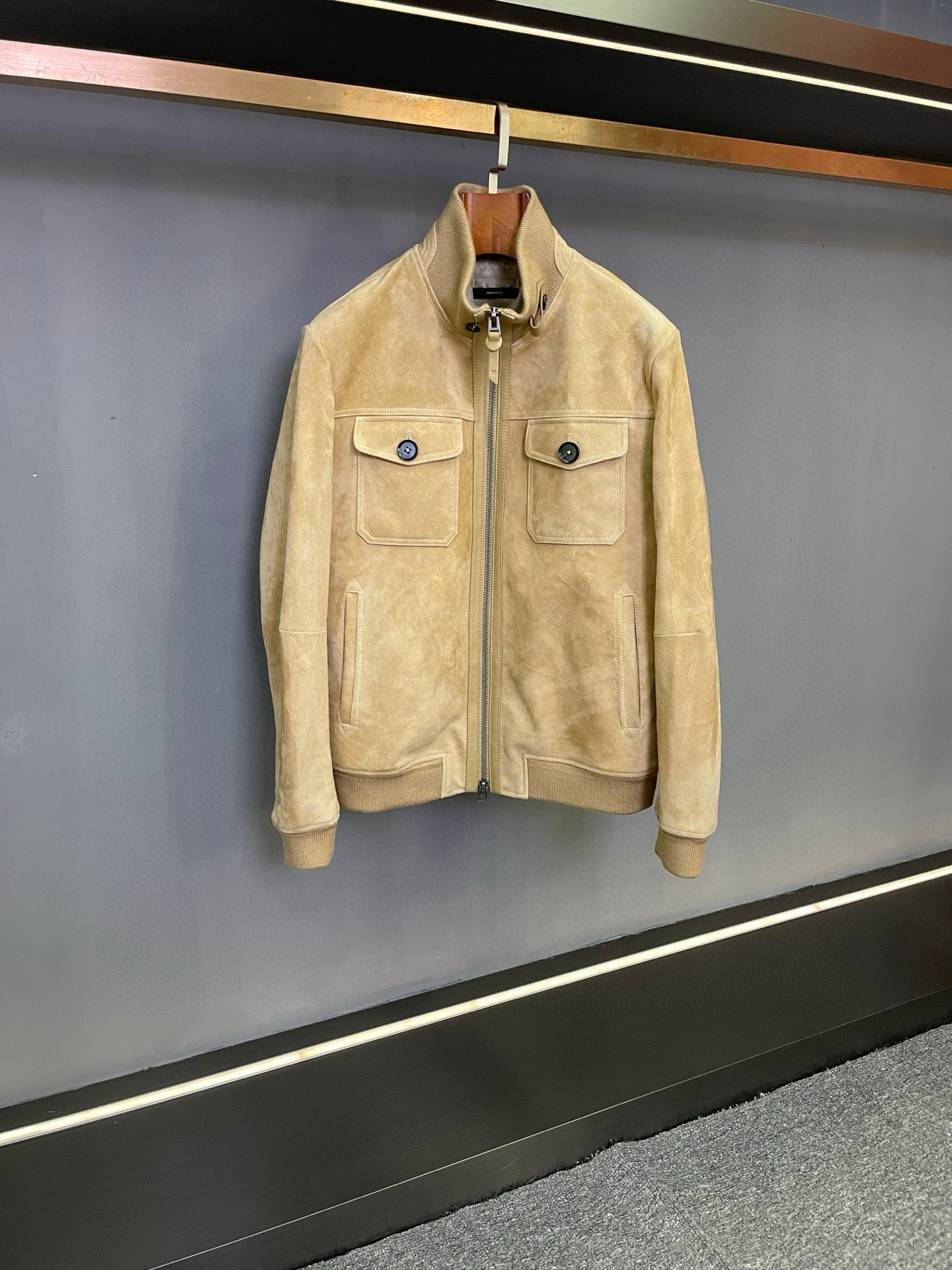 NO:675256,TF Texture Choice | Tom Ford's 2025 Autumn and Winter New Men's Suede Sheepskin Jacket Tom Ford's 2025 Autumn and Winter New Men's Suede Sheepskin Jacket has made its grand debut, specially created for men who pursue quality and style.  This leather jacket is made of suede sheepskin imported from New Zealand. Its texture is soft and delicate. It is not only comfortable to touch, but also has excellent wear resistance and can withstand the test of time. The black color is classic and calm, showing the mature charm of men; the khaki color is warm and elegant, adding a unique temperament to the overall look and meeting the dressing needs of different occasions.  The high-neck threaded design not only effectively resists cold wind, but also modifies the neck line and enhances the neatness of the overall look. The two flap pockets on the chest are both practical and beautiful, and can be used to store small daily items while adding a sense of layering to the jacket. The windproof buckle design is considerate and practical, keeping you warm in cold and windy weather; the elastic hem fits the body shape, allows free movement, and further enhances the windproof effect.  Whether paired with simple basic items to create a casual daily style; or paired with formal wear for business occasions, this jacket can be easily controlled, showing the wearer's unique fashion taste and confident style. It is not only a piece of clothing, but also an expression of life attitude and fashion attitude. TF2025 new autumn and winter men's suede sheepskin jacket, looking forward to going on the autumn and winter fashion journey with you. Size M-3XL,,tom ford,tom ford,jackets & coats,jackets &  coats,sheepskin,Top Customize119860909TF 质感之选 | 汤姆福特2025秋冬新款男士反绒羊皮外套  Tom Ford2025秋冬新款男士反绒羊皮外套重磅登场,专为追求品质与风格的男士打造.  这款皮夹克选用新西兰进口反绒羊皮,质地柔软细腻,不仅触感舒适,还拥有出色的耐磨性,能经受时间考验.黑色经典沉稳,彰显男士成熟魅力；卡其色温暖雅致,为整体造型增添独特气质,满足不同场合的穿搭需求.  高领螺纹设计,既有效抵御寒风,又能修饰颈部线条,提升整体造型的利落感.胸前两个揭盖口袋,实用与美观兼具,可放置日常小物件,同时为外套增添层次感.防风扣设计贴心实用,在寒冷大风天气也能保持温暖；松紧下摆贴合身形,活动自如,也进一步增强了防风效果.  无论是搭配简约的基础款单品,打造休闲随性的日常风格；还是与正装搭配,出席商务场合,这款外套都能轻松驾驭,展现出穿着者的独特时尚品味和自信风采.它不仅是一件衣物,更是一种生活态度和时尚态度的表达.  TF2025秋冬新款男士反绒羊皮外套,期待与您共赴秋冬时尚之旅 . 码数M-3XL,,tom ford,tom ford,jackets & coats,jackets & coats,sheepskin,Top Customize1,Men's clothing