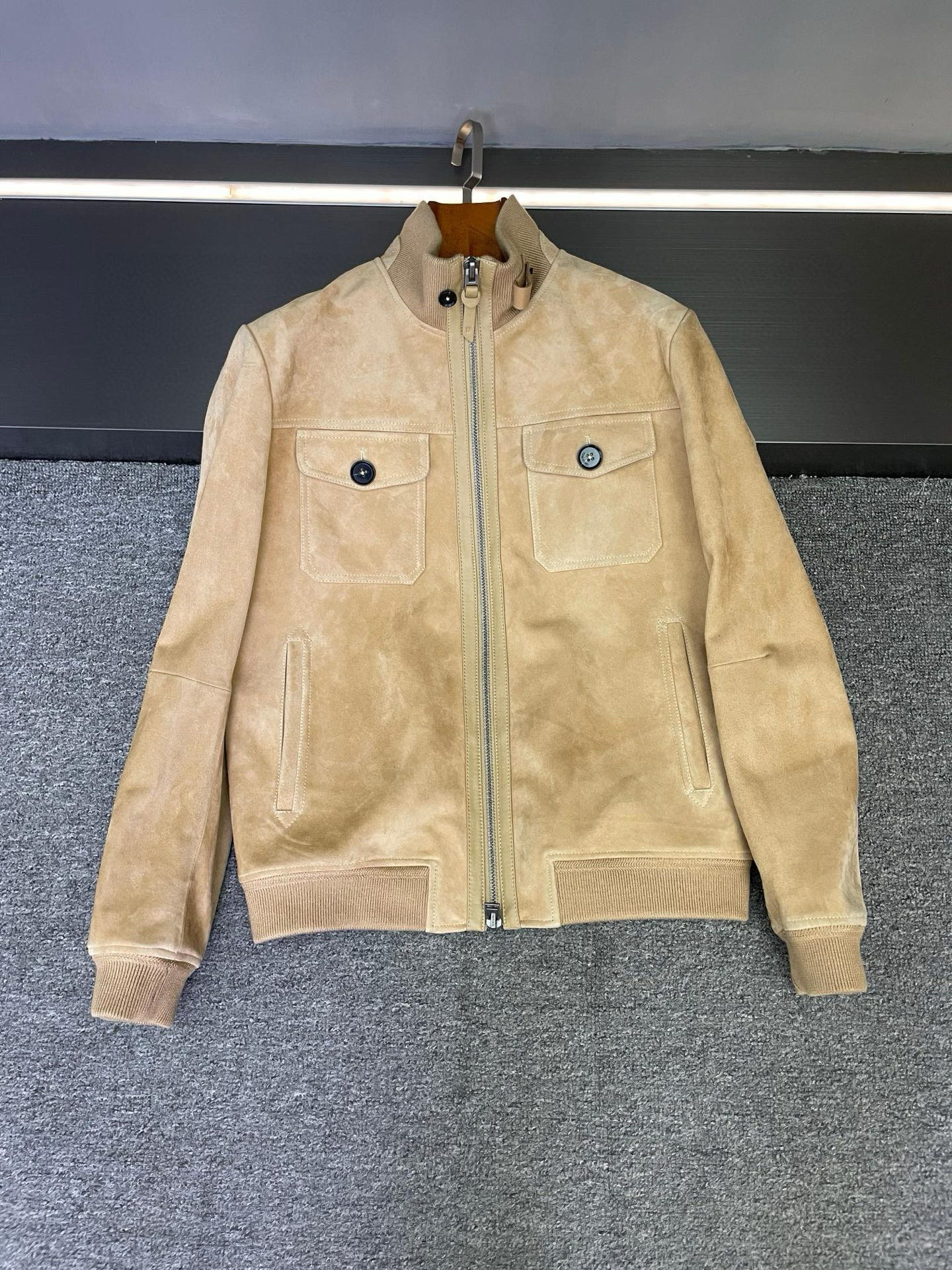 NO:675260,Fallen at a glance!  Tom Ford TF new suede sheepskin jacket for autumn and winter. Fashionistas, check it out!  Tom Ford's 2025 new autumn and winter men's suede sheepskin jacket is a perfect fusion of texture and design. The TF leather jacket is made of suede sheepskin imported from New Zealand. The fine suede brings a unique touch, is soft and skin-friendly, and is wear-resistant and anti-wear, highlighting low-key luxury.  In terms of color matching, you can never go wrong with classic black. It instantly fills your body with aura, makes it cool and stylish, and is suitable for various formal or casual occasions. Khaki is full of the warm atmosphere of autumn and winter, adding a bit of relaxation to the overall look, and easily creating a casual autumn look.  The high-neck thread design not only keeps you warm, but also modifies the neck line, allowing you to reveal your elegant temperament inadvertently. The two flap pockets on the chest are practical and beautiful, adding to the overall layering and functionality. It is very convenient to store some daily small items. The addition of the windproof buckle is even more considerate, so you don’t have to worry about being blown through on windy days. The hem is elasticated, which not only fits the body shape but does not affect activities, making it very comfortable for daily travel and sports.  Whether paired with a simple white T and jeans to create a casual style; or worn with a shirt and trousers to transform into a business elite, it can be perfectly suited. Size M-3XL.,,tom ford,tom ford,jeans,jackets & coats,jackets & coats,shirts,sheepskin,Top Customize119860909一眼沦陷！汤姆福特 TF秋冬新款反绒羊皮外套  时髦精们看过来！Tom Ford 2025秋冬新款男士反绒羊皮外套,简直是质感与设计的完美融合.  TF皮夹克选用新西兰进口反绒羊皮,细腻的绒面带来独特的触感,柔软亲肤又耐磨抗造,彰显着低调的奢华.  配色方面,经典黑色永远不会出错,穿上身瞬间气场拉满,酷帅有型,适配各种正式或休闲场合；卡其色则充满了秋冬的温暖氛围,为整体造型增添了几分松弛感,轻松打造出随性的秋日造型.  高领螺纹设计,不仅保暖,还能修饰颈部线条,让你在不经意间流露出优雅气质.胸前两个揭盖口袋,实用又美观,增加了整体的层次感和功能性,放些日常小物件超方便.防风扣的加入,更是贴心,大风天也不用担心被吹透.下摆采用松紧设计,既贴合身形,又不影响活动,日常出行、运动都很舒适.  不管是搭配简约白T和牛仔裤,打造休闲随性风；还是内搭衬衫西裤,变身商务精英,它都能完美适配.  码数M-3XL.,,tom ford,tom ford,jeans,jackets & coats,jackets & coats,shirts,sheepskin,Top Customize1,Men's clothing