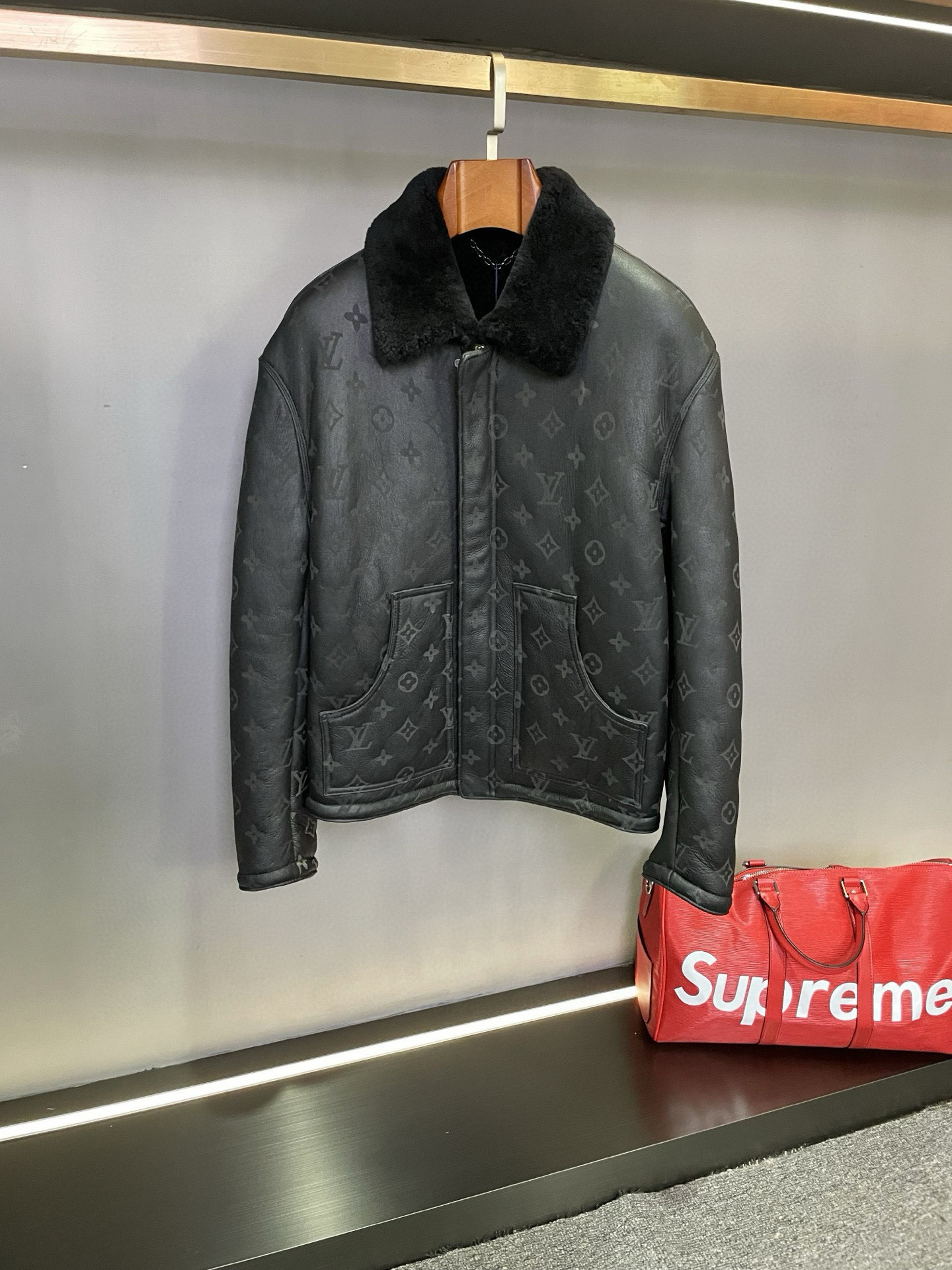 NO:675264,Louis Vuitton LV 2025 Autumn and Winter New Men's Fur Jacket is here. This coat from Lujia is carefully made of imported black Merino fur, showing its luxurious quality. Its unique material not only brings ultimate warmth and comfort, but also gives the wearer an unparalleled noble temperament. The whole body of LV  The iconic five-flower laser burnt flower is the perfect embodiment of the brand's exquisite craftsmanship and excellent design. Each burnt flower is exquisite and delicate, shining against the khaki background, highlighting the unique charm and profound heritage of Louis Vuitton. The design of the lambswool collar adds a touch of gentleness and elegance to this coat. It not only provides intimate care for the neck in the cold autumn and winter seasons, but also plays a finishing touch on the overall shape.  Whether attending important occasions or daily fashion wear, Louis Vuitton's 2025 new autumn and winter men's fur one-piece jacket can make you the focus of attention. It is not only a piece of clothing, but also a symbol of fashion taste and quality of life. Choosing LV is to choose excellence and extraordinary. Let us start a fashion journey and show unique charm with this men's fur one-piece jacket this autumn and winter. Size M-3XL,, louis vuitton, louis vuitton, louis  vuitton,louis vuitton,jackets & coats,Top Customize119860909路易威登 LV 2025 秋冬新款男士皮毛一体外套 重磅来袭  驴家这款外套采用进口黑色色美利奴皮毛一体精心打造,尽显奢华品质.其独特的材质不仅带来极致的温暖与舒适,更赋予了穿着者无与伦比的高贵气质.  全身的 LV 标志性五花激光烧花,是品牌精湛工艺与卓越设计的完美体现.每一处烧花都精致细腻,在卡其色的背景下熠熠生辉,彰显着路易威登的独特魅力与深厚底蕴.  而羊羔毛领子的设计,为这款外套增添了一抹温柔与优雅.既在寒冷的秋冬季节给予颈部贴心的呵护,又在整体造型上起到了画龙点睛的作用.  无论是出席重要场合,还是日常的时尚穿搭,路易威登 2025 秋冬新款男士皮毛一体外套都能让你成为众人瞩目的焦点.它不仅仅是一件服装,更是时尚品味与生活品质的象征.  选择LV就是选择卓越与不凡.让我们在这个秋冬,以这款男士皮毛一体外套,开启时尚之旅,展现独特魅力. 码数M-3XL,,louis vuitton,louis vuitton,louis vuitton,louis vuitton,jackets & coats,Top Customize1,Men's clothing