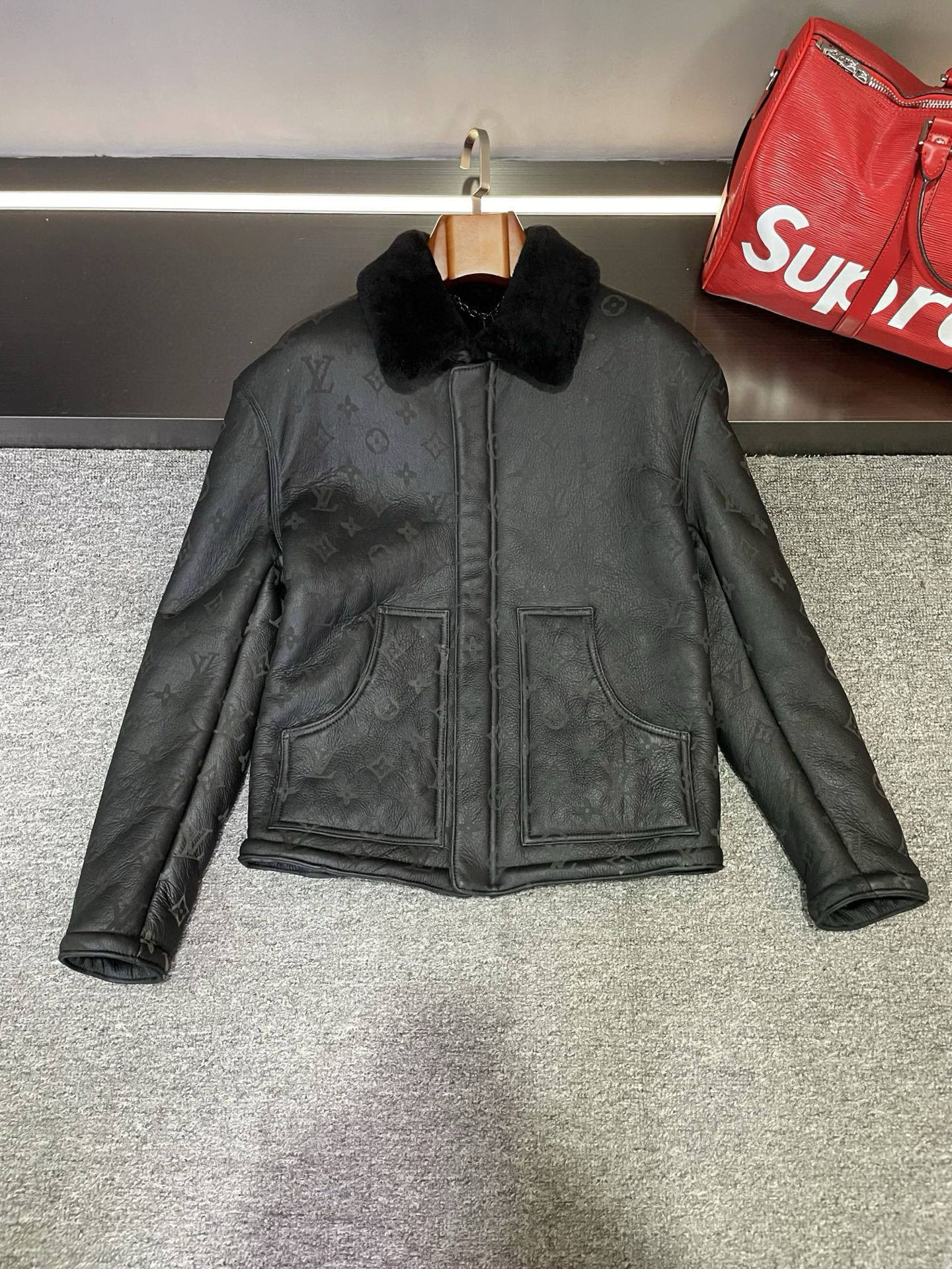 NO:675265,Louis Vuitton LV 2025 autumn and winter new men’s fur tile detail  Selected imported black merino fur is one piece, which feels as soft as clouds and has first-class thermal insulation performance. Every inch of the material tells Louis Vuitton's excellent quality and exquisite craftsmanship. The iconic five-flower laser burnt pattern on the whole body is like the bright stars in the night sky, mysterious and dazzling, and the unique pattern highlights the unparalleled luxury. Paired with a white lamb wool collar, it not only adds to the  It adds a sense of warmth and creates a sharp visual contrast, making you the focus of the crowd instantly. Wearing it, you will feel as if you are walking on the clouds of fashion, showing the elegance and dignity of a man with every gesture. Whether it is on the streets of a bustling city or in high-end social occasions, this Louis Vuitton fur all-in-one will be your perfect fashion partner, accompanying you through a warm and fashionable autumn and winter.  Size M-3XL.,,louis vuitton,louis vuitton,Top Customize119860909路易威登 LV 2025秋冬新款男士皮毛一平铺细节图  精选进口黑色色美利奴皮毛一体,触感柔软如云朵,保暖性能更是一流.每一寸材质都诉说着路易威登的卓越品质与精湛工艺.全身标志性的五花激光烧花,宛如夜空中璀璨的星辰,神秘而耀眼,独特的花纹彰显着无与伦比的奢华气质.搭配白色羊羔毛领子,不仅增添了温暖感,更在视觉上形成鲜明对比,让你瞬间成为人群焦点.穿上它,仿佛漫步在时尚的云端,举手投足间尽显男士的优雅与尊贵.无论是在繁华都市的街头,还是高端社交场合,路易威登这款皮毛一体都将是你最完美的时尚搭档,陪你度过一个温暖又时尚的秋冬 码数M-3XL.,,louis vuitton,louis vuitton,Top Customize1,Men's clothing