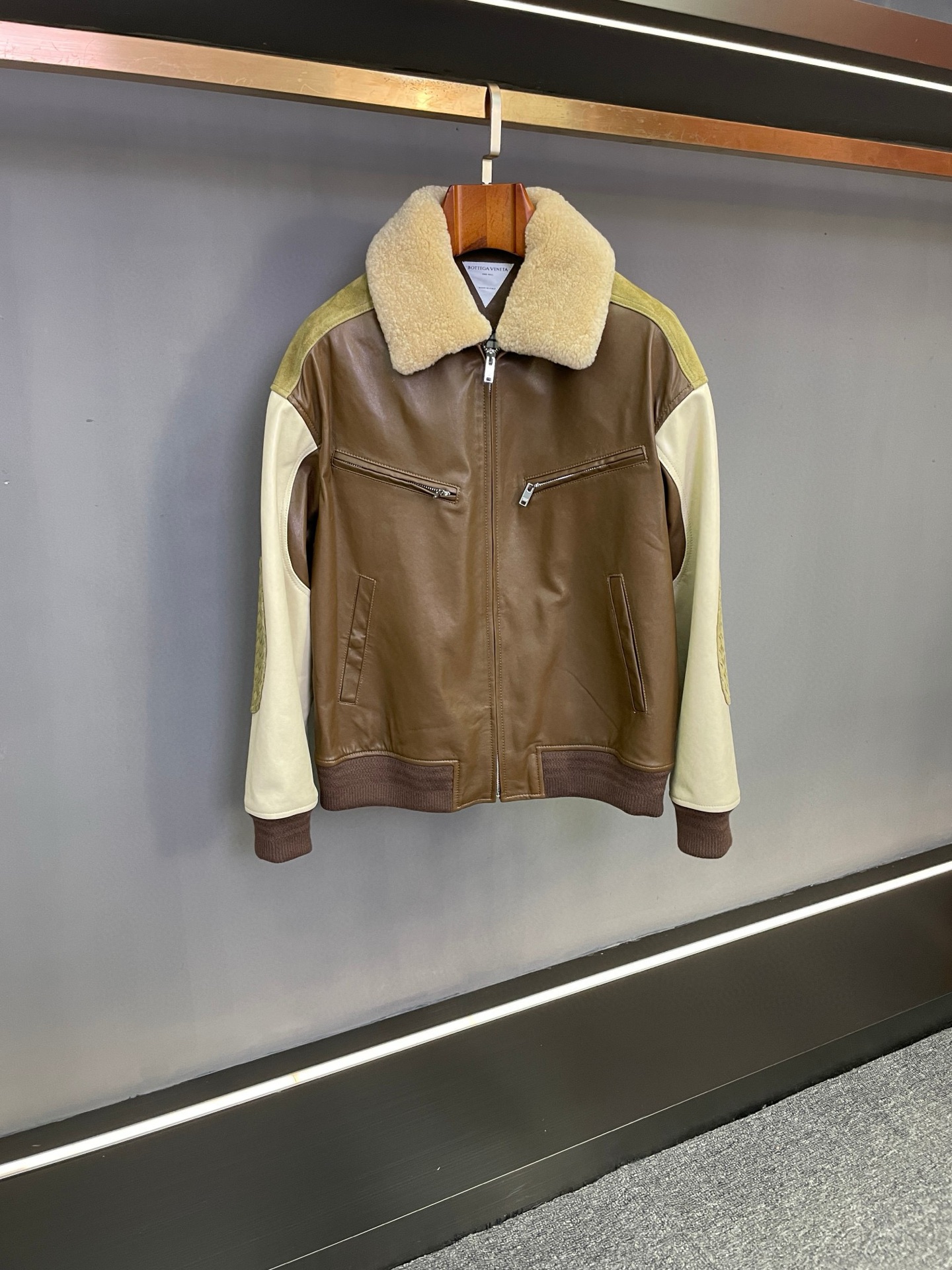 NO:675266,Explore the new aesthetics of Bottega Veneta BV's 2025 Autumn and Winter Men's Sheepskin Jacket. On the stage of autumn and winter fashion, Bottega Veneta's new 2025 Autumn and Winter Men's Sheepskin Jacket is undoubtedly a masterpiece worthy of attention. With its unique design and excellent materials, it brings a new wearing experience to men who pursue quality and style.  BV's jacket is very particular in the choice of materials, using high-quality shiny sheepskin and suede sheepskin. The brown shiny sheepskin used for the body shows a rich and deep color under the light, exuding a low-key luxury atmosphere, and the glossy texture adds a neatness and sophistication. The matching beige glossy surface  The sheepskin sleeves inject freshness and softness into the whole, and the collision of different tones enriches the visual hierarchy. The shoulders and back hem and the khaki suede sheepskin part in the middle of the sleeves show warmth and casualness with their delicate suede texture, which is in sharp contrast with the shiny sheepskin, further strengthening the design sense of the jacket.  In terms of style design, BV cleverly integrates various elements. The splicing of different materials and colors makes this jacket very modern and fashionable. Whether it is daily going out on the street or participating in social activities, it can easily attract everyone's attention and highlight the wearer's unique fashion taste. Its overall version design focuses on the smoothness of the lines, which can well modify the body shape and show the sophistication and chicness of men.  BV has always been famous for its exquisite craftsmanship, and this jacket is no exception. From the stitching of every stitching to the control of details, it shows the brand's persistent pursuit of quality. Every production link has been carefully polished to ensure that the jacket not only looks outstanding, but is also comfortable to wear. If you are looking for a jacket that can show your unique style and highlight your personal taste in autumn and winter, then Bottega Veneta  The new 2025 autumn and winter men's sheepskin jacket is definitely the best choice. It is not only a piece of clothing, but also a symbol of fashion attitude and lifestyle. Size M-3XL,,bottega veneta,bottega veneta,bottega veneta,jackets & coats,jackets & coats,sheepskin,Top Customize119860909探索Bottega Veneta BV 2025秋冬男士羊皮夹克新美学  在秋冬时尚的舞台上,葆蝶家（Bottega Veneta）2025秋冬新款男士羊皮夹克无疑是一件值得瞩目的佳作.它以独特的设计与卓越的材质,为追求品质与风格的男士们带来全新的穿搭体验.  BV这件夹克在材质的选择上极为考究,采用了高品质的亮面羊皮与反绒羊皮.身子选用的咖啡色亮面羊皮,在光线下呈现出浓郁而深邃的色泽,散发着低调奢华的气息,且亮面质感更添一份利落与精致.与之相搭配的米黄色亮面羊皮袖子,为整体注入了清新与柔和,不同色调的碰撞,丰富了视觉层次.肩膀和后幅下摆以及袖子中间的卡其色反绒羊皮部分,则凭借细腻的绒面质感,展现出温暖与随性,与亮面羊皮形成鲜明对比,进一步强化了夹克的设计感.  在款式设计上,BV将多种元素巧妙融合.不同材质与颜色的拼接,使这件夹克极具现代感与时尚张力,无论是日常出街还是参加社交活动,都能轻松吸引众人目光,彰显穿着者独特的时尚品味.而其整体的版型设计注重线条的流畅性,能够很好地修饰身形,展现男士的干练与潇洒.  BV家向来以精湛工艺闻名,这件夹克也不例外.从每一处拼接的缝线处理,到细节的把控,都尽显品牌对品质的执着追求.每一个制作环节都经过精心打磨,确保夹克不仅外观出众,穿着起来也舒适自在.  如果你正在寻找一件能够在秋冬季节展现独特风格、彰显个人品味的外套,那么Bottega Veneta 2025秋冬新款男士羊皮夹克绝对是不二之选.它不仅是一件衣物,更是一种时尚态度与生活品味的象征 . 码数M-3XL,,bottega veneta,bottega veneta,bottega veneta,jackets & coats,jackets & coats,sheepskin,Top Customize1,Men's clothing