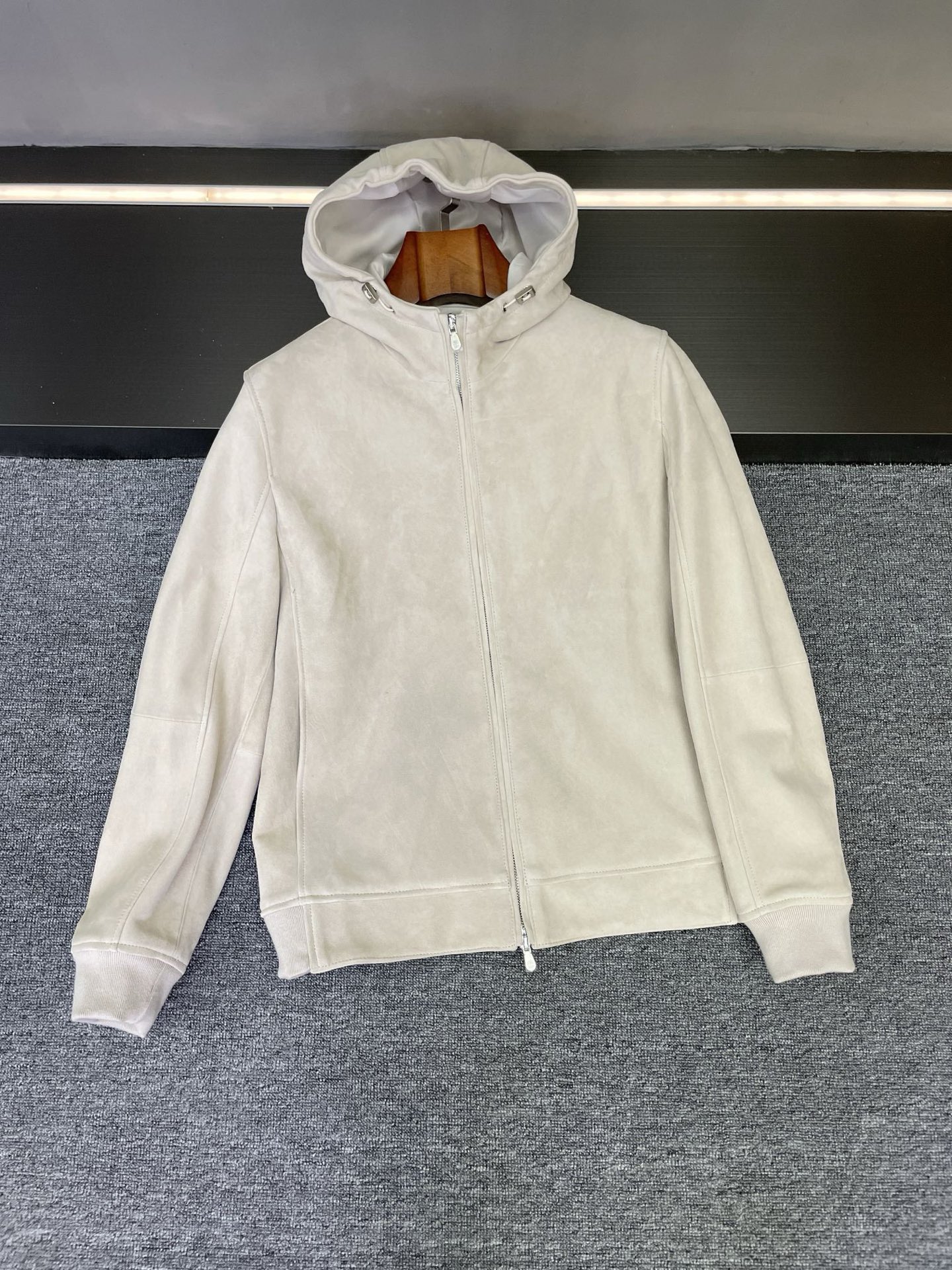 NO:675246,BC Brunello Cucinelli 2025 Autumn and Winter New Men's Sheepskin Hooded Jacket Reshapes Autumn and Winter Style In the long history of fashion, Brunello Cucinelli has always been synonymous with quality and style. In the 2025 autumn and winter, the brand once again exerts its efforts to bring a men's sheepskin jacket that combines classics and innovation, presenting a fashionable gift to men who pursue excellent taste. BC  This jacket is made of suede sheepskin imported from New Zealand. Its texture is soft and delicate. You can feel the luxurious texture it conveys with a gentle touch. The unique suede effect of suede not only adds to the high-end feel of the clothing, but also brings a warm and comfortable wearing experience. At the same time, it has good breathability, which can keep the skin dry even in cold autumn and winter.  This time, two classic colors, black and off-white, are launched. The black model is calm and restrained, versatile and shows the mature charm of men. It can be easily matched with formal business suits or casual jeans, making it the best choice for business occasions and daily travel. The off-white model is simple and elegant, exuding a fresh and refined temperament, injecting a bright color into the dull atmosphere of autumn and winter. Wearing it will instantly enhance the fashion and sophistication of the overall outfit.  The hooded style design adds a sense of casualness while retaining the simple style. The drawstring on the hood can be adjusted freely according to needs, which not only effectively resists the cold wind, but also creates different styling styles. The simple design concept runs throughout, without too many complicated decorations, and uses simple and smooth lines to outline a neat style, which perfectly interprets the low-key luxury connotation of old money style and shows the wearer's elegant taste and confidence. Whether walking on the city streets or attending important social occasions  BC2025 new autumn and winter men's sheepskin jackets can make you the focus of attention, showing your unique fashion attitude and extraordinary temperament. Size M-3XL,, brunello cucinelli, jeans, jackets & coats, sheepskin, hats, Top Customize19860909BC Brunello Cucinelli 2025秋冬新款男士羊皮连帽外套,重塑秋冬型格  在时尚的长河中,Brunello Cucinelli始终是品质与格调的代名词.2025秋冬,品牌再度发力,带来一款融合经典与创新的男士羊皮外套,为追求卓越品味的男士们呈上一份时尚厚礼.  BC 这款外套精选新西兰进口反绒羊皮,质地柔软细腻,轻轻抚摸,便能感受到其传递出的奢华质感.反绒皮独特的绒面效果,不仅增添了衣物的高级感,还带来温暖舒适的穿着体验.同时,它具有良好的透气性,即使在寒冷的秋冬,也能保持肌肤干爽.  此次推出黑色与米白色两个经典颜色.黑色款沉稳内敛,百搭且尽显男士的成熟魅力,无论是搭配正式的商务套装,还是休闲的牛仔裤,都能轻松驾驭,是商务场合与日常出行的不二之选；米白色款简约优雅,散发着清新脱俗的气质,为秋冬的沉闷氛围注入一抹亮色,穿上它,瞬间提升整体穿搭的时尚度与精致感.  连帽版型设计,在保留简约风格的同时,增添了一份休闲随性.帽子上的抽绳可根据需求自由调节,不仅能有效抵御寒风,还能塑造出不同的造型风格.简约风的设计理念贯穿始终,没有过多繁杂的装饰,以简洁流畅的线条勾勒出利落的版型,完美诠释了老钱风低调奢华的内涵,展现出穿着者的高雅品味与自信从容.  无论是漫步在都市街头,还是出席重要社交场合 BC2025秋冬新款男士羊皮外套都能让您成为众人瞩目的焦点,彰显独特的时尚态度与非凡气质. 码数M-3XL,,brunello cucinelli,jeans,jackets & coats,sheepskin,hats,Top Customize1,Men's clothing