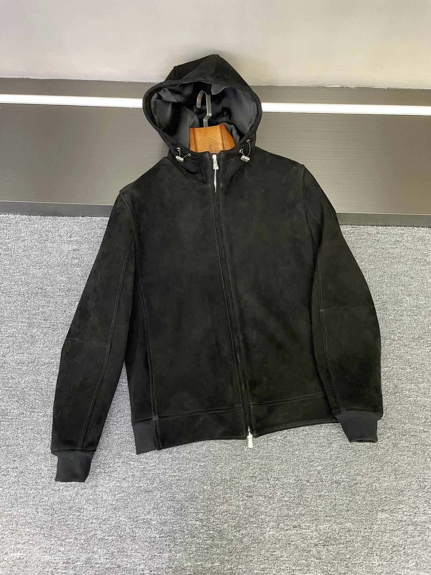 NO:675251,BC Brunello Cucinelli 2025 Autumn and Winter New Men's Sheepskin Hooded Jacket Reshapes Autumn and Winter Style In the long history of fashion, Brunello Cucinelli has always been synonymous with quality and style. In the 2025 autumn and winter, the brand once again exerts its efforts to bring a men's sheepskin jacket that combines classics and innovation, presenting a fashionable gift to men who pursue excellent taste. BC  This jacket is made of suede sheepskin imported from New Zealand. Its texture is soft and delicate. You can feel the luxurious texture it conveys with a gentle touch. The unique suede effect of suede not only adds to the high-end feel of the clothing, but also brings a warm and comfortable wearing experience. At the same time, it has good breathability, which can keep the skin dry even in cold autumn and winter.  This time, two classic colors, black and off-white, are launched. The black model is calm and restrained, versatile and shows the mature charm of men. It can be easily matched with formal business suits or casual jeans, making it the best choice for business occasions and daily travel. The off-white model is simple and elegant, exuding a fresh and refined temperament, injecting a bright color into the dull atmosphere of autumn and winter. Wearing it will instantly enhance the fashion and sophistication of the overall outfit.  The hooded style design adds a sense of casualness while retaining the simple style. The drawstring on the hood can be adjusted freely according to needs, which not only effectively resists the cold wind, but also creates different styling styles. The simple design concept runs throughout, without too many complicated decorations, and uses simple and smooth lines to outline a neat style, which perfectly interprets the low-key luxury connotation of old money style and shows the wearer's elegant taste and confidence. Whether walking on the city streets or attending important social occasions  BC2025 new autumn and winter men's sheepskin jackets can make you the focus of attention, showing your unique fashion attitude and extraordinary temperament. Size M-3XL,, brunello cucinelli, jeans, jackets & coats, sheepskin, hats, Top Customize19860909BC Brunello Cucinelli 2025秋冬新款男士羊皮连帽外套,重塑秋冬型格  在时尚的长河中,Brunello Cucinelli始终是品质与格调的代名词.2025秋冬,品牌再度发力,带来一款融合经典与创新的男士羊皮外套,为追求卓越品味的男士们呈上一份时尚厚礼.  BC 这款外套精选新西兰进口反绒羊皮,质地柔软细腻,轻轻抚摸,便能感受到其传递出的奢华质感.反绒皮独特的绒面效果,不仅增添了衣物的高级感,还带来温暖舒适的穿着体验.同时,它具有良好的透气性,即使在寒冷的秋冬,也能保持肌肤干爽.  此次推出黑色与米白色两个经典颜色.黑色款沉稳内敛,百搭且尽显男士的成熟魅力,无论是搭配正式的商务套装,还是休闲的牛仔裤,都能轻松驾驭,是商务场合与日常出行的不二之选；米白色款简约优雅,散发着清新脱俗的气质,为秋冬的沉闷氛围注入一抹亮色,穿上它,瞬间提升整体穿搭的时尚度与精致感.  连帽版型设计,在保留简约风格的同时,增添了一份休闲随性.帽子上的抽绳可根据需求自由调节,不仅能有效抵御寒风,还能塑造出不同的造型风格.简约风的设计理念贯穿始终,没有过多繁杂的装饰,以简洁流畅的线条勾勒出利落的版型,完美诠释了老钱风低调奢华的内涵,展现出穿着者的高雅品味与自信从容.  无论是漫步在都市街头,还是出席重要社交场合 BC2025秋冬新款男士羊皮外套都能让您成为众人瞩目的焦点,彰显独特的时尚态度与非凡气质. 码数M-3XL,,brunello cucinelli,jeans,jackets & coats,sheepskin,hats,Top Customize1,Men's clothing