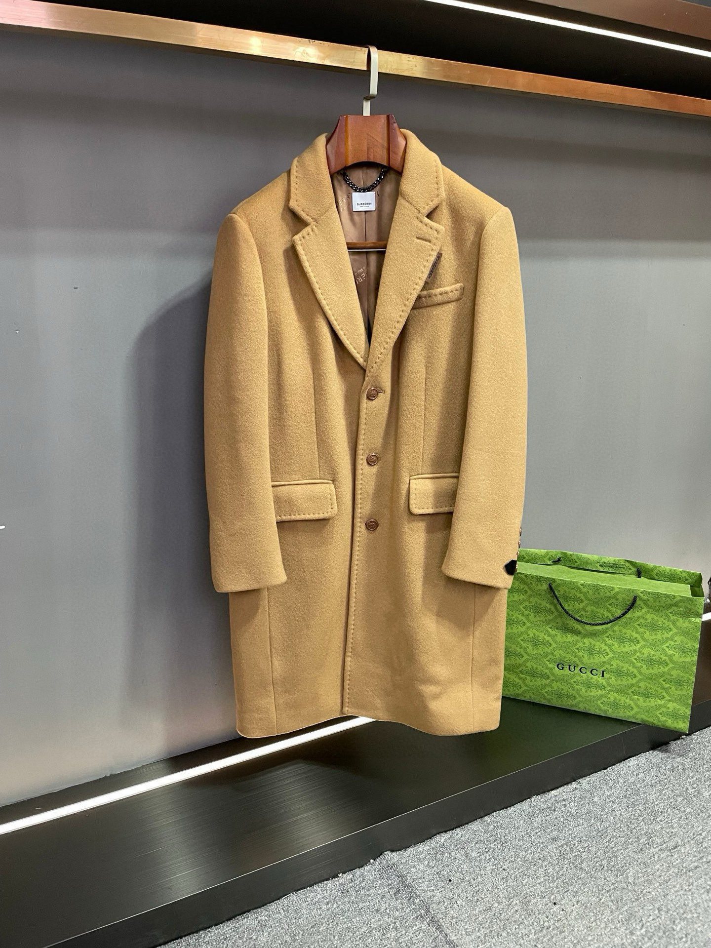 NO:675272,BURBURRY mainly promotes the 2025 autumn and winter new men's cashmere coats, showing luxurious quality and excellent style. A must-have item for men in autumn and winter. This coat is carefully made of cashmere imported from Australia. It has a fine texture, softness and comfort, bringing you an unparalleled warmth experience in the cold autumn and winter. Two classic colors, black and khaki, are available to meet the needs of different occasions and personal styles.  Its suit collar design highlights the elegance and grandeur, and the mid-length version is more aura. Whether it is a business occasion or daily travel, it can make you the focus of everyone's attention. It is worth mentioning that the BURBERRY LOGO is carefully carved on the side seam of the collar, highlighting the brand's unique charm and distinguished status. The embossed leather decoration of the Burberry TB LOGO on the left sleeve adds a sense of fashion and personality to the overall look. Open the coat, and you will find BURBERRY inside.  The jacquard lining is even more stunning. The exquisite jacquard craftsmanship shows the brand's ultimate pursuit of details. Burberry's 2025 new autumn and winter men's cashmere coat is the perfect combination of quality and fashion, and is your excellent choice for autumn and winter. Let us welcome this beautiful season with the posture of a king. Size S-XXL.,,burberry,burberry,burberry,business suit,Top Customize119860909BURBURRY 巴宝莉 主推现货2025秋冬新款男士羊绒大衣,尽显奢华品质与卓越风范.秋冬男士必备气场单品  巴家这款大衣采用澳洲进口羊绒精心打造,质感细腻,柔软舒适,为你在寒冷的秋冬季节带来无与伦比的温暖体验.黑色与卡其色两种经典颜色可选,满足不同场合与个人风格的需求.  其西装领设计,凸显优雅大气,中长款的版型更具气场.无论是商务场合还是日常出行,都能让你成为众人瞩目的焦点.  值得一提的是,领子侧缝处精心车有 BURBERRY LOGO 标志,彰显品牌的独特魅力与尊贵身份.左袖子上的巴宝莉 TB LOGO 压花皮革装饰,为整体造型增添了一份时尚与个性.  打开大衣,内里的 BURBERRY 提花里布更是令人惊艳.精致的提花工艺,展现了品牌对细节的极致追求  Burberry 2025 秋冬新款男士羊绒大衣,是品质与时尚的完美结合,是你秋冬季节的绝佳选择.让我们一起以王者之姿,迎接这个美好的季节. 码数S-XXL.,,burberry,burberry,burberry,business suit,Top Customize1,Men's clothing