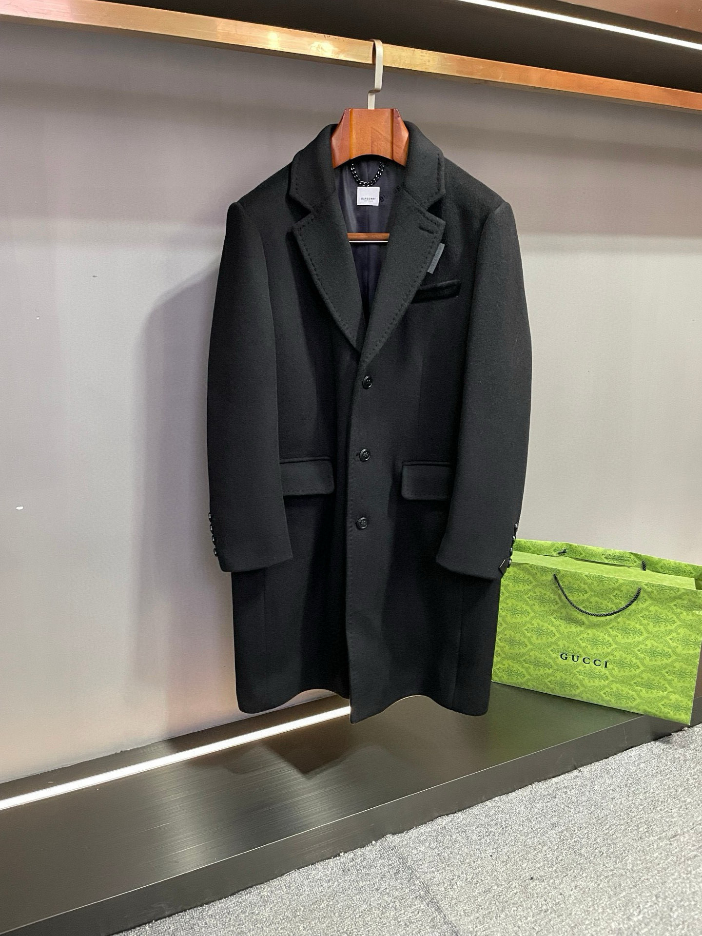 NO:675276,BURBURRY mainly promotes the 2025 autumn and winter new men's cashmere coats, showing luxurious quality and excellent style. A must-have item for men in autumn and winter. This coat is carefully made of cashmere imported from Australia. It has a fine texture, softness and comfort, bringing you an unparalleled warmth experience in the cold autumn and winter. Two classic colors, black and khaki, are available to meet the needs of different occasions and personal styles.  Its suit collar design highlights the elegance and grandeur, and the mid-length version is more aura. Whether it is a business occasion or daily travel, it can make you the focus of everyone's attention. It is worth mentioning that the BURBERRY LOGO is carefully carved on the side seam of the collar, highlighting the brand's unique charm and distinguished status. The embossed leather decoration of the Burberry TB LOGO on the left sleeve adds a sense of fashion and personality to the overall look. Open the coat, and you will find BURBERRY inside.  The jacquard lining is even more stunning. The exquisite jacquard craftsmanship shows the brand's ultimate pursuit of details. Burberry's 2025 new autumn and winter men's cashmere coat is the perfect combination of quality and fashion, and is your excellent choice for autumn and winter. Let us welcome this beautiful season with the posture of a king. Size S-XXL.,,burberry,burberry,burberry,business suit,Top Customize119860909BURBURRY 巴宝莉 主推现货2025秋冬新款男士羊绒大衣,尽显奢华品质与卓越风范.秋冬男士必备气场单品  巴家这款大衣采用澳洲进口羊绒精心打造,质感细腻,柔软舒适,为你在寒冷的秋冬季节带来无与伦比的温暖体验.黑色与卡其色两种经典颜色可选,满足不同场合与个人风格的需求.  其西装领设计,凸显优雅大气,中长款的版型更具气场.无论是商务场合还是日常出行,都能让你成为众人瞩目的焦点.  值得一提的是,领子侧缝处精心车有 BURBERRY LOGO 标志,彰显品牌的独特魅力与尊贵身份.左袖子上的巴宝莉 TB LOGO 压花皮革装饰,为整体造型增添了一份时尚与个性.  打开大衣,内里的 BURBERRY 提花里布更是令人惊艳.精致的提花工艺,展现了品牌对细节的极致追求  Burberry 2025 秋冬新款男士羊绒大衣,是品质与时尚的完美结合,是你秋冬季节的绝佳选择.让我们一起以王者之姿,迎接这个美好的季节. 码数S-XXL.,,burberry,burberry,burberry,business suit,Top Customize1,Men's clothing