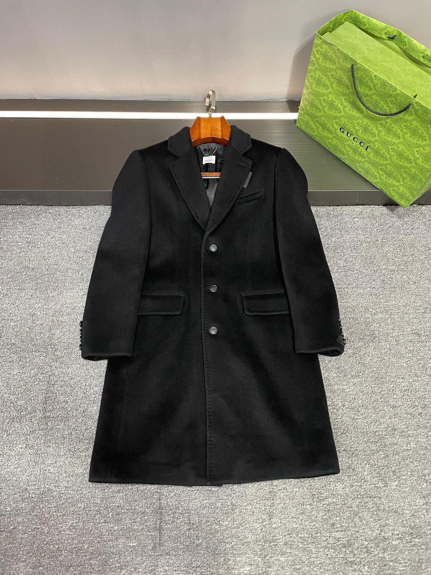 NO:675278,Burberry's new 2025 autumn and winter men's cashmere windbreaker. Burberry's mid-length coat is carefully made of cashmere imported from Australia. It has excellent quality and is soft and delicate to the touch, as if you are touching clouds. The warmth and comfort of cashmere allow you to feel the ultimate care in the cold autumn and winter. Two classic colors, black and khaki, are available to meet different fashion tastes.  The design of the suit collar coat is fashionable and majestic. The mid-length version is full of aura, making you the center of attention wherever you go. It can be matched with formal wear to show your business charm, or with casual wear to create a fashionable casual style. The Burberry LOGO on the side seam of the collar is low-key and luxurious, highlighting the unique charm of the brand. The Burberry TB LOGO on the left sleeve  The embossed leather decoration adds a sense of fashion and personality to this coat. Every detail has been carefully designed to reflect the brand's exquisite craftsmanship. The Burberry jacquard lining inside is exquisite. When you put on this coat, the lining exposed inadvertently shows your taste and style to the world. Burberry  Men's cashmere coat is the perfect combination of fashion and quality. It is not only a piece of clothing, but also an attitude towards life. Choose it to make you the most dazzling gentleman in this autumn and winter. Let the people around you feel your strong aura. Must-have item for autumn and winter. Size S-XXL..,,burberry,burberry,business suit,Top Customize119860909Burberry 巴宝莉2025 秋冬新款男士羊绒风衣.  Burberry这款中长款大衣采用澳洲进口羊绒精心打造,品质卓越,触感柔软细腻,仿佛在触摸云朵一般.羊绒的温暖与舒适,让你在寒冷的秋冬季节也能感受到极致的呵护.黑色与卡其色两个经典颜色可选,满足不同的时尚品味.  西装领大衣的设计,时尚又大气.中长款的版型,更是气场十足,让你无论走到哪里都成为焦点.它既可以搭配正装,展现你的商务魅力,又能与休闲装搭配,营造出时尚的休闲风格.  领子侧缝处的 Burberry LOGO,低调而奢华,彰显着品牌的独特魅力.左袖子上的巴宝莉 TB LOGO 压花皮革装饰,更是为这件大衣增添了一份时尚与个性.每一个细节都经过精心设计,体现了品牌的精湛工艺.  内里的 Burberry 提花里布,精美绝伦.当你穿上这件大衣,不经意间露出的里布,都在向世界展示着你的品味与格调.  巴宝莉 男士羊绒大衣,是时尚与品质的完美结合.它不仅仅是一件衣服,更是一种生活态度.选择它,让你在这个秋冬季节成为最耀眼的绅士.让周围人群来感受你的强大气场吧秋冬必备单品  码数S-XXL..,,burberry,burberry,business suit,Top Customize1,Men's clothing