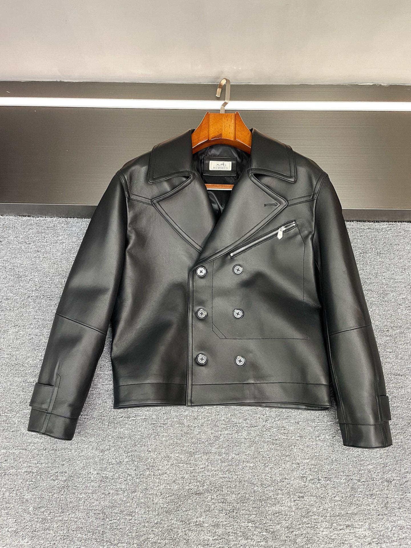 NO:675291,This Hermes sheepskin jacket is the 'elegant edge' of autumn and winter style~ Among Hermès' 2025 autumn and winter men's new styles, this sheepskin jacket hides an amazing sense of balance - it combines the neatness of the flight jacket with the elegance of the brand. It is not deliberately flamboyant, but is full of high-end texture in the details.  The selected sheepskin imported from New Zealand is delicate and crisp at your fingertips. Black has a calm aura, while gray has a warm style. Both colors avoid exaggeration, but can easily wear out a unique aura. It feels soft and sinewy, has the warm touch of sheepskin, and can support a neat silhouette. The upper body has an 'effortless sophistication'.  The shape of the flight jacket is naturally handsome, and the large open collar design makes it more casual and relaxed without any sense of restraint; the classic element of double-breasted buttons injects a bit of elegance into the neat silhouette. It looks delicate when buttoned up, and reveals a sense of layering when opened. There are two ways  There are different styles and ingenuity hidden in the way of wearing it. The most surprising thing is the Hermès Logo jacquard lining inside. The delicate texture revealed when the skirt is opened is like a small easter egg hidden in the exquisiteness, quietly showing the brand's recognition and attentiveness.  Boys wear it with jeans for a casual and yuppie style, and with dark trousers, they can look light and business-friendly. Whether it is daily commuting or casual gatherings, they can be easily held. This kind of perfect fusion of 'handsome' and 'elegant', with the brand texture hidden in every detail, is probably what fascinates Hermès ~ Friends who like a low-key and high-end feel, you may want to pay more attention ~ Size M-3XL,,hermes,hermes,jeans,jackets &  coats,jackets & coats,sheepskin,Top Customize119860909这件Hermes羊皮外套,是秋冬型格的「优雅锋芒」～ 爱马仕2025秋冬的男士新款里,这件羊皮外套藏着让人惊艳的平衡感——它把飞行夹克的利落与品牌的优雅揉得恰到好处,没有刻意的张扬,却在细节里写满了高级质感. 精选的新西兰进口羊皮,是触手可及的细腻与挺括,黑色自带沉稳气场,灰色透着温润格调,两个颜色都避开了浮夸,却能轻松穿出独有的气场.摸上去柔软有筋骨,既有羊皮的温润触感,又能撑起利落版型,上身自带「毫不费力的精致」. 飞行夹克版型本就自带帅感,而大开领设计更添随性松弛,不会有束缚感；双排扣的经典元素,为利落的版型注入了几分优雅,扣起时显精致,敞开时露层次感,两种穿法都藏着不同的风格巧思.最让人惊喜的是内里的爱马仕Logo提花里布,翻开衣襟时露出的细腻纹路,像藏在精致里的小彩蛋,悄悄彰显品牌的辨识度与用心. 男生穿它,搭牛仔裤是随性的雅痞风,配深色西裤又能穿出轻商务的沉稳,不管是日常通勤还是休闲聚会,都能轻松hold住.这种把「帅气」与「优雅」完美融合,把品牌质感藏在每处细节的设计,大概就是爱马仕让人着迷的地方吧～ 喜欢低调高级感的朋友,不妨多留意一眼呀～ 码数M-3XL,,hermes,hermes,jeans,jackets & coats,jackets & coats,sheepskin,Top Customize1,Men's clothing