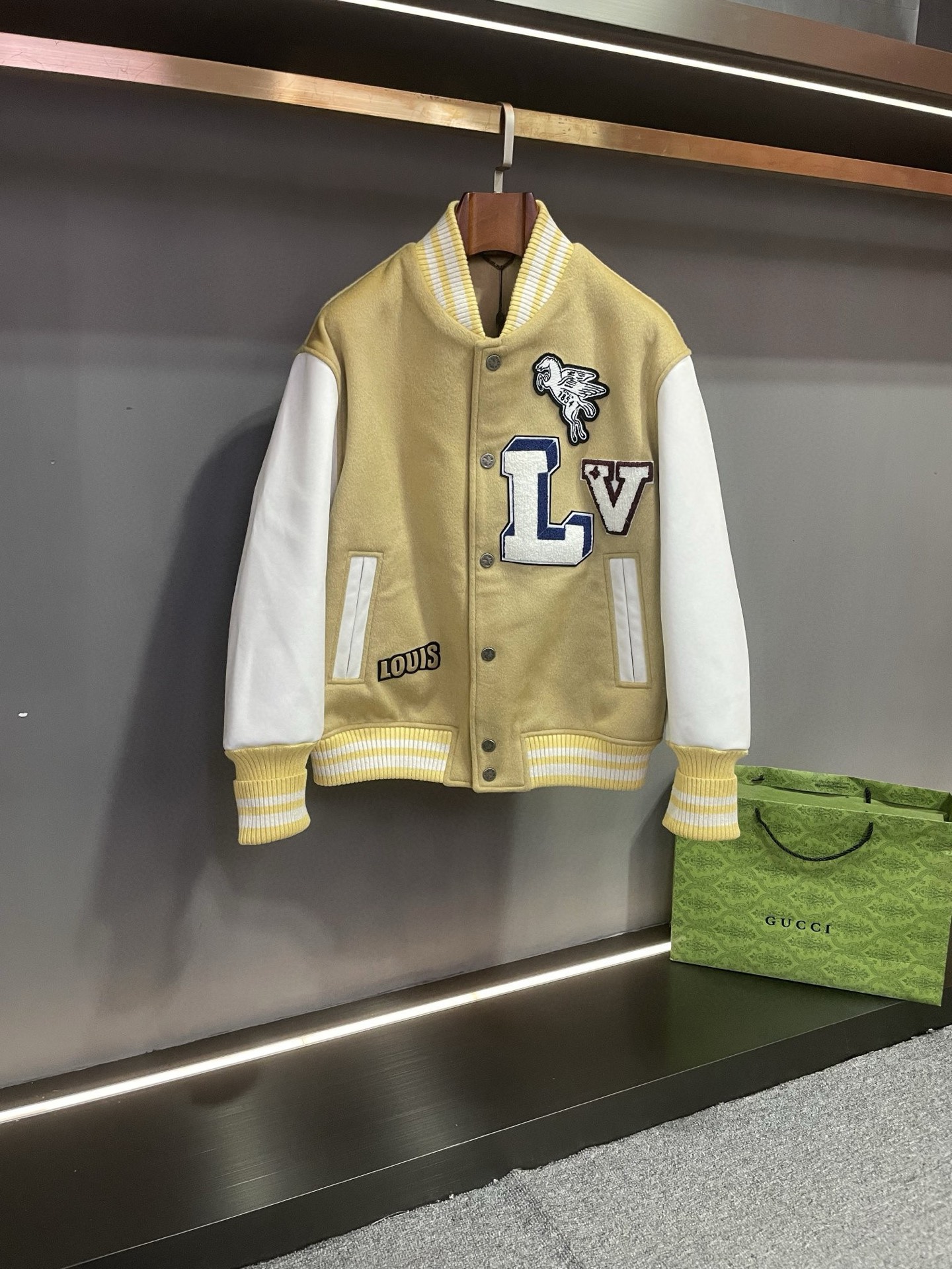 NO:675277,Louis Vuitton's LV 25 new autumn and winter men's and women's cowhide stitching baseball jersey. This baseball jersey is luxurious and fashionable in design and material selection. The body part is made of black cashmere fabric imported from Australia, which is soft and delicate, giving people the ultimate comfort. The khaki color is warm and elegant, which is suitable for the atmosphere of autumn and winter, and can be easily matched with various clothing.  The sleeves are made of first-layer white calfskin imported from Spain, which is of high quality. The white calfskin and the khaki cashmere fabric form a sharp contrast, creating a unique fashion spark. This stitching design of cowhide and cashmere not only gives people a strong visual impact, but also reflects the brand’s persistent pursuit of quality. The towel embroidery on the chest is even more exquisite, delicately depicting the LV brand.  The LOGO highlights the nobility and uniqueness of the brand. The contrasting thread design of khaki and white adds a sense of vitality and fashion to the whole. In addition, the LV classic five-pattern leather decoration on the cuffs is the finishing touch. This detail not only shows the classic elements of the brand, but also highlights the sophistication and luxury of this baseball uniform. Louis Vuitton  The new 2025 autumn and winter men's and women's cowhide stitching baseball uniforms are classics in terms of material selection and design ingenuity. It is not only suitable for men to show handsomeness and stability, but also allows women to exude elegance and fashionable charm. Whether it is daily travel or attending important occasions, this baseball uniform can be your best choice. Size 44-54.,, louis vuitton, louis vuitton, cowhide, Top Customize19860909路易威登 LV 25秋冬新款男女同款牛皮拼接棒球服.  这款棒球服在设计与材质的选择上尽显奢华与时尚.身子部分采用澳洲进口黑色羊绒面料,柔软细腻,给人以极致的舒适感受.卡其色的色调温暖而优雅,既适合秋冬季节的氛围,又能轻松搭配各种服饰.  袖子则采用西班牙进口头层白色小牛皮,质感上乘,白色的小牛皮与卡其色的羊绒面料形成鲜明对比,碰撞出独特的时尚火花.这种牛皮与羊绒的拼接设计,不仅在视觉上给人以强烈的冲击,更体现了品牌对品质的执着追求.  胸前的毛巾绣工艺更是精妙绝伦,细腻地刻画出 LV 品牌 LOGO,彰显着品牌的尊贵与独特.而卡其色与白色的撞色螺纹设计,为整体增添了一份活力与时尚感.  此外,袖口处的 LV 经典五花皮革装饰,更是点睛之笔.这一细节不仅展现了品牌的经典元素,更凸显了这款棒球服的精致与奢华.  路易威登 2025秋冬新款男女同款牛皮拼接棒球服,无论是从材质的选择还是设计的巧思,都堪称经典之作.它既适合男性展现帅气与稳重,又能让女性散发优雅与时尚的魅力.无论是日常出行还是参加重要场合,这款棒球服都能成为你的最佳选择.  码数44-54.,,louis vuitton,louis vuitton,cowhide,Top Customize1,Men's clothing