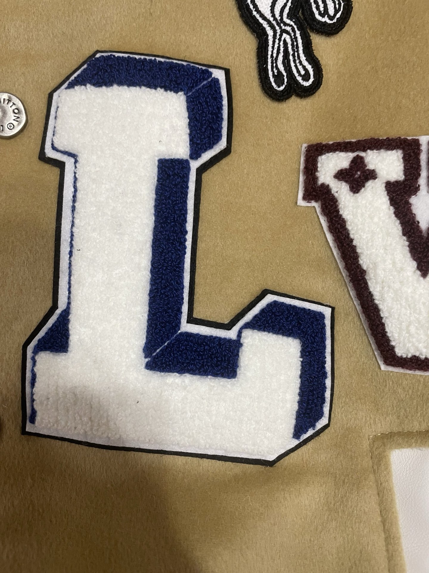 NO:675279,Louis Vuitton LV 2025 new autumn and winter baseball, same style for men and women. First of all, let us appreciate this stunning tile detail. Every line and every stitching shows Louis Vuitton’s ultimate pursuit of quality. The body of this baseball jersey is made of khaki cashmere fabric imported from Australia, which is soft and delicate, bringing you unparalleled comfort. The khaki color is warm and elegant, as if it has a sense of luxury.  The sleeves are made of first-layer white calfskin imported from Spain, which has a high-quality texture and attractive luster. The collision of white calfskin and khaki cashmere creates a unique and fashionable visual effect. The towel embroidery on the chest is even more exquisite, delicately depicting the LV brand LOGO, highlighting the brand's nobility and luxury. This LOGO is not only a logo, but also a symbol of fashion.  The contrasting thread design of khaki and white adds a sense of vitality and fashion to this baseball uniform. This contrasting color combination is both bold and harmonious, making you stand out from the crowd. The LV classic five-tone leather decoration on the cuffs is the finishing touch. The exquisite leather decoration shows Louis Vuitton's exquisite craftsmanship and unique design. Louis Vuitton  The new autumn and winter 25 baseball uniforms can easily create a fashionable and comfortable look whether paired with casual pants or jeans. It is a fashion item suitable for both men and women, allowing you and your significant other to show your unique fashion taste together. If you also long for a baseball uniform that is both fashionable and luxurious, then Louis Vuitton’s new autumn and winter 25 is definitely your best choice. Come and experience the charm of Louis Vuitton together!   Code number 44-54,,louis vuitton,louis vuitton,jeans,cowhide,Top Customize119860909路易威登 LV 2025 秋冬新款棒球 男女同款  首先,让我们一同欣赏这令人惊艳的平铺细节图.每一个线条、每一处拼接都展现出路易威登对品质的极致追求.  这款棒球服的身子采用澳洲进口卡其色羊绒面料,柔软细腻,给你带来无与伦比的舒适感受.卡其色温暖而优雅,仿佛自带一种高级感.  袖子则采用西班牙进口头层白色小牛皮,质感上乘,光泽动人.白色小牛皮与卡其色羊绒的碰撞,形成了独特而时尚的视觉效果.  胸前的毛巾绣工艺更是精妙绝伦,细腻地刻画出 LV 品牌 LOGO,彰显着品牌的尊贵与奢华.这个 LOGO 不仅仅是一个标志,更是时尚的象征.  卡其色与白色撞色螺纹的设计,为这件棒球服增添了一份活力与时尚感.这种撞色搭配既大胆又和谐,让你在人群中脱颖而出.  袖口处的 LV 经典五花皮革装饰,更是点睛之笔.精致的皮革装饰,展现出路易威登的精湛工艺和独特设计.  路易威登 25秋冬新款棒球服,无论是搭配休闲裤还是牛仔裤,都能轻松打造出时尚又舒适的造型.它是男女皆宜的时尚单品,让你和你的另一半可以一起展现出独特的时尚品味.  如果你也渴望拥有一件既时尚又奢华的棒球服,那么路易威登 25秋冬新款绝对是你的不二之选.快来一起感受路易威登的魅力吧！  码数44-54,,louis vuitton,louis vuitton,jeans,cowhide,Top Customize1,Men's clothing