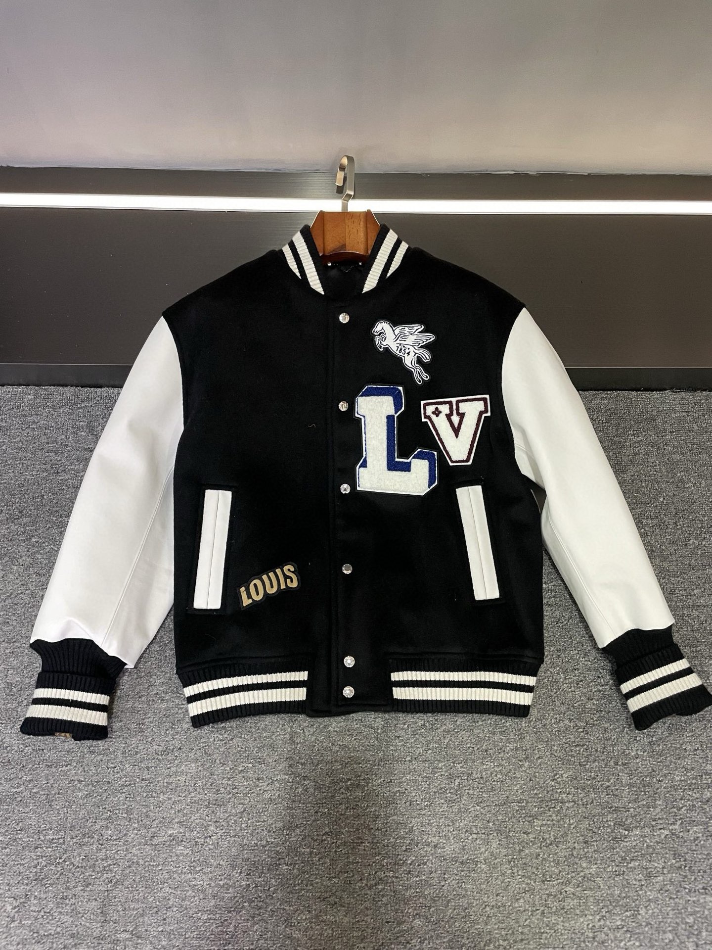 NO:675283,Louis Vuitton LV 2025 new autumn and winter baseball, same style for men and women. First of all, let us appreciate this stunning tile detail. Every line and every stitching shows Louis Vuitton’s ultimate pursuit of quality. The body of this baseball jersey is made of khaki cashmere fabric imported from Australia, which is soft and delicate, bringing you unparalleled comfort. The khaki color is warm and elegant, as if it has a sense of luxury.  The sleeves are made of first-layer white calfskin imported from Spain, which has a high-quality texture and attractive luster. The collision of white calfskin and khaki cashmere creates a unique and fashionable visual effect. The towel embroidery on the chest is even more exquisite, delicately depicting the LV brand LOGO, highlighting the brand's nobility and luxury. This LOGO is not only a logo, but also a symbol of fashion.  The contrasting thread design of khaki and white adds a sense of vitality and fashion to this baseball uniform. This contrasting color combination is both bold and harmonious, making you stand out from the crowd. The LV classic five-tone leather decoration on the cuffs is the finishing touch. The exquisite leather decoration shows Louis Vuitton's exquisite craftsmanship and unique design. Louis Vuitton  The new autumn and winter 25 baseball uniforms can easily create a fashionable and comfortable look whether paired with casual pants or jeans. It is a fashion item suitable for both men and women, allowing you and your significant other to show your unique fashion taste together. If you also long for a baseball uniform that is both fashionable and luxurious, then Louis Vuitton’s new autumn and winter 25 is definitely your best choice. Come and experience the charm of Louis Vuitton together!   Code number 44-54,,louis vuitton,louis vuitton,jeans,cowhide,Top Customize119860909路易威登 LV 2025 秋冬新款棒球 男女同款  首先,让我们一同欣赏这令人惊艳的平铺细节图.每一个线条、每一处拼接都展现出路易威登对品质的极致追求.  这款棒球服的身子采用澳洲进口卡其色羊绒面料,柔软细腻,给你带来无与伦比的舒适感受.卡其色温暖而优雅,仿佛自带一种高级感.  袖子则采用西班牙进口头层白色小牛皮,质感上乘,光泽动人.白色小牛皮与卡其色羊绒的碰撞,形成了独特而时尚的视觉效果.  胸前的毛巾绣工艺更是精妙绝伦,细腻地刻画出 LV 品牌 LOGO,彰显着品牌的尊贵与奢华.这个 LOGO 不仅仅是一个标志,更是时尚的象征.  卡其色与白色撞色螺纹的设计,为这件棒球服增添了一份活力与时尚感.这种撞色搭配既大胆又和谐,让你在人群中脱颖而出.  袖口处的 LV 经典五花皮革装饰,更是点睛之笔.精致的皮革装饰,展现出路易威登的精湛工艺和独特设计.  路易威登 25秋冬新款棒球服,无论是搭配休闲裤还是牛仔裤,都能轻松打造出时尚又舒适的造型.它是男女皆宜的时尚单品,让你和你的另一半可以一起展现出独特的时尚品味.  如果你也渴望拥有一件既时尚又奢华的棒球服,那么路易威登 25秋冬新款绝对是你的不二之选.快来一起感受路易威登的魅力吧！  码数44-54,,louis vuitton,louis vuitton,jeans,cowhide,Top Customize1,Men's clothing