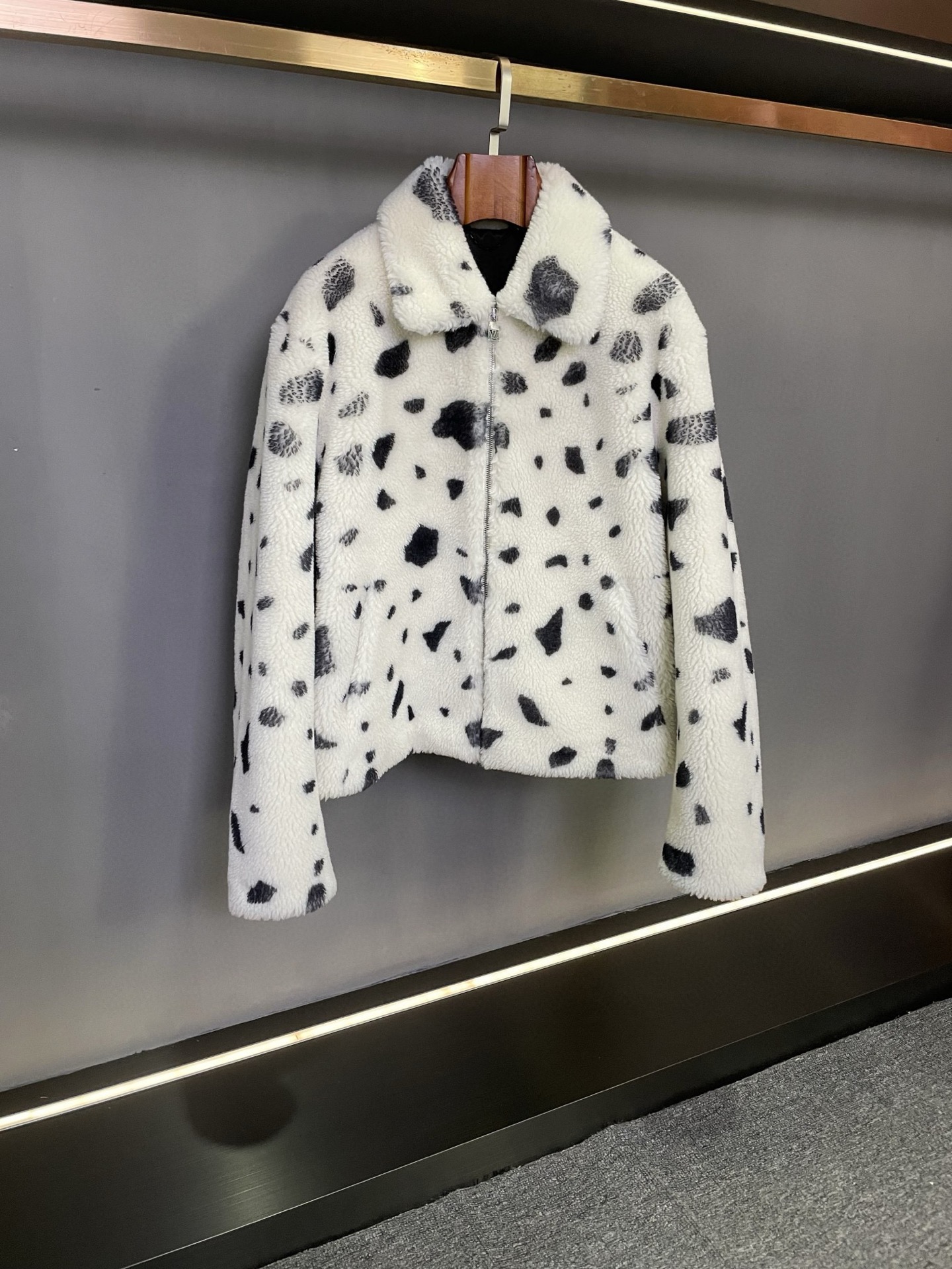 NO:675290,LV Louis Vuitton's new 2025 autumn and winter wool jacket blends art and luxury. As the harsh autumn and winter approach, Louis Vuitton presents its 2025 new autumn and winter wool jacket, which reshapes classic fashion with exquisite craftsmanship and innovative design.  This jacket is selected from Australia's white merino wool. Its texture is fine and soft, and it fits the skin as gently as a cloud. It has excellent thermal insulation properties and can protect you from the cold. The unique irregular black spot rendering design is like nature's casual artistic brushstrokes, breaking the monotony and routine, giving the jacket a unique visual charm. On the left rear of the jacket, carefully rendered LV  The LOGO, like a bright star, demonstrates the brand's outstanding identity and profound heritage in a low-key and luxurious manner. Louis Vuitton has always adhered to the ultimate pursuit of quality and aesthetics. This wool jacket is not only a piece of clothing, but also a wearable art. It will accompany you elegantly through every fashion occasion in autumn and winter, becoming the focus of attention, showing unparalleled personal taste and noble temperament. Size M-3XL,, louis vuitton, louis  vuitton,jackets & coats,Top Customize119860909LV 路易威登 2025 秋冬新款羊毛外套艺术与奢华的交融  当凛冽秋冬的脚步渐近,路易威登呈献 2025秋冬新款羊毛外套,以精湛工艺与创新设计,重塑经典时尚.  这款外套精选自澳洲的白色美利奴羊毛,其质地细腻柔软,如云朵般轻柔地贴合肌肤,保暖性能卓越非凡,为您抵御寒冷的侵袭.独特的不规则黑色斑点渲染设计,仿若大自然随性挥洒的艺术笔触,打破了单调与常规,赋予外套别具一格的视觉魅力.在衣服左后方,精心渲染的 LV LOGO,宛如一颗璀璨星辰,低调而奢华地彰显品牌的卓越身份与深厚底蕴.  路易威登始终秉持对品质与美学的极致追求,此款羊毛外套不仅是一件服饰,更是一件可穿戴的艺术品,它将陪伴您优雅地穿梭于秋冬的每一个时尚场合,成为瞩目的焦点,展现无与伦比的个人品味与尊贵气质. 码数M-3XL,,louis vuitton,louis vuitton,jackets & coats,Top Customize1,Men's clothing