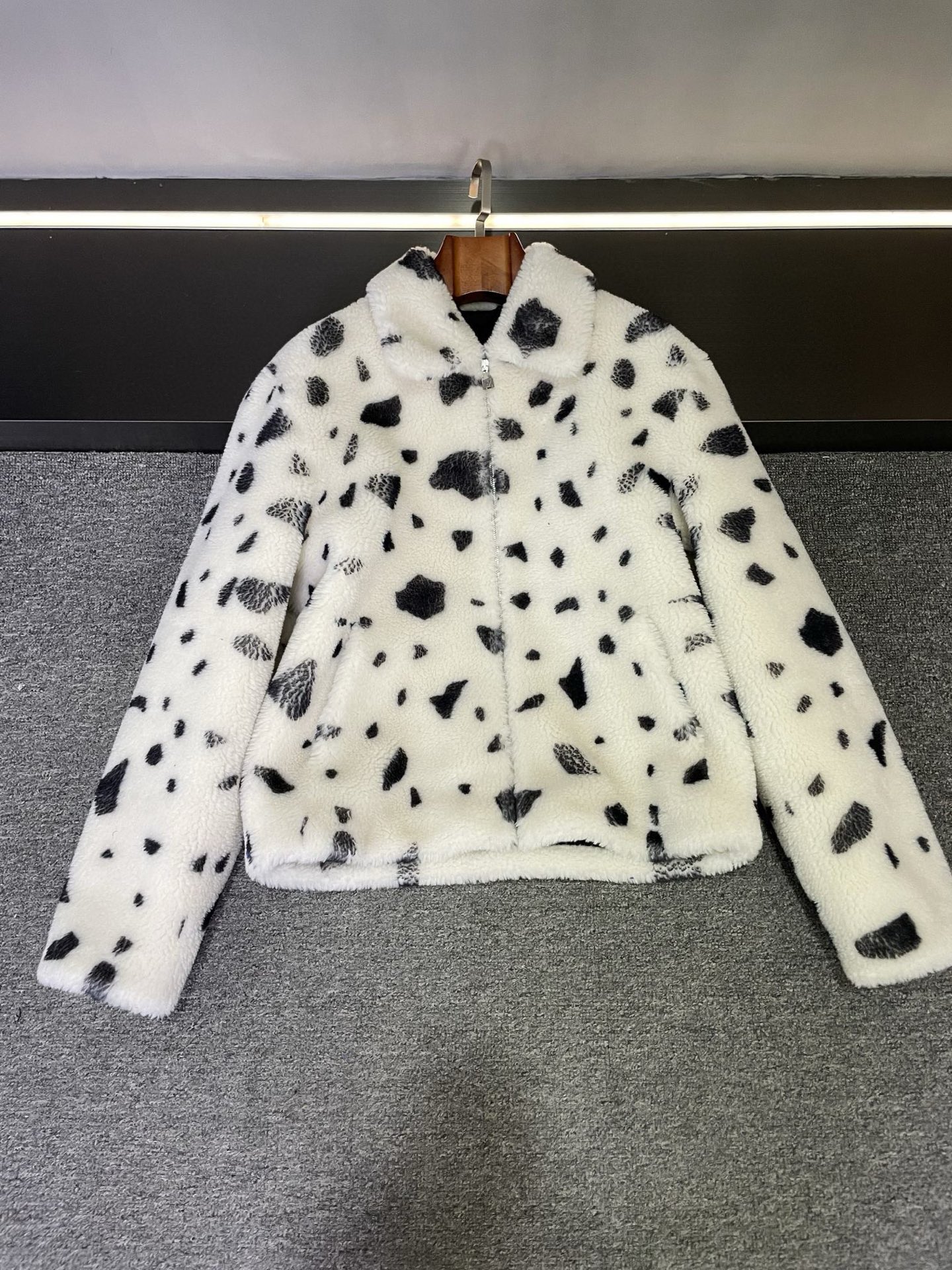 NO:675292,LV 2025 Autumn and Winter | Wool Jacket, the encounter between art and luxury. When the first snow falls, encounter this LV 25 autumn and winter wool jacket. It is made of Australian white merino wool, as pure as the first snow in winter, with a delicate texture and gentle touch.  Irregular black spots are rendered on it, like stars falling in the night sky, and like mysterious artistic brushstrokes freely swaying, showing a unique personality and attitude in a casual manner. And the LV LOGO rendering on the left back of the clothes is like a low-key luxury secret language, inadvertently revealing the identity, telling the brand's century-old heritage and endless charm.  It is a fashion shield in the cold season, wrapped in warmth and style, allowing you to step into a fashionable rhythm with every step you take on the streets of autumn and winter, becoming a flowing art picture. Size 48-56,,louis vuitton,jackets & coats,Top Customize119860909LV 2025秋冬 | 羊毛外套,艺术与奢华的邂逅  于初雪飘落之际,邂逅这件 LV 25 秋冬羊毛外套.精选澳洲白色美利奴羊毛,如冬日初雪般纯净,细腻质感,触手温柔.  不规则黑色斑点渲染其上,似是夜空繁星洒落,又仿若神秘的艺术笔触随意挥洒,随性中彰显独一无二的个性态度.而衣服左后那一抹 LV LOGO 渲染,宛如低调的奢华密语,不经意间展露身份,诉说着品牌的百年传承与无尽魅力.  它是寒冷季节里的时尚护盾,包裹着温暖与格调,让你在秋冬的街头,每一步都踏出时尚的韵律,成为流动的艺术画卷.  码数 48-56,,louis vuitton,jackets & coats,Top Customize1,Men's clothing