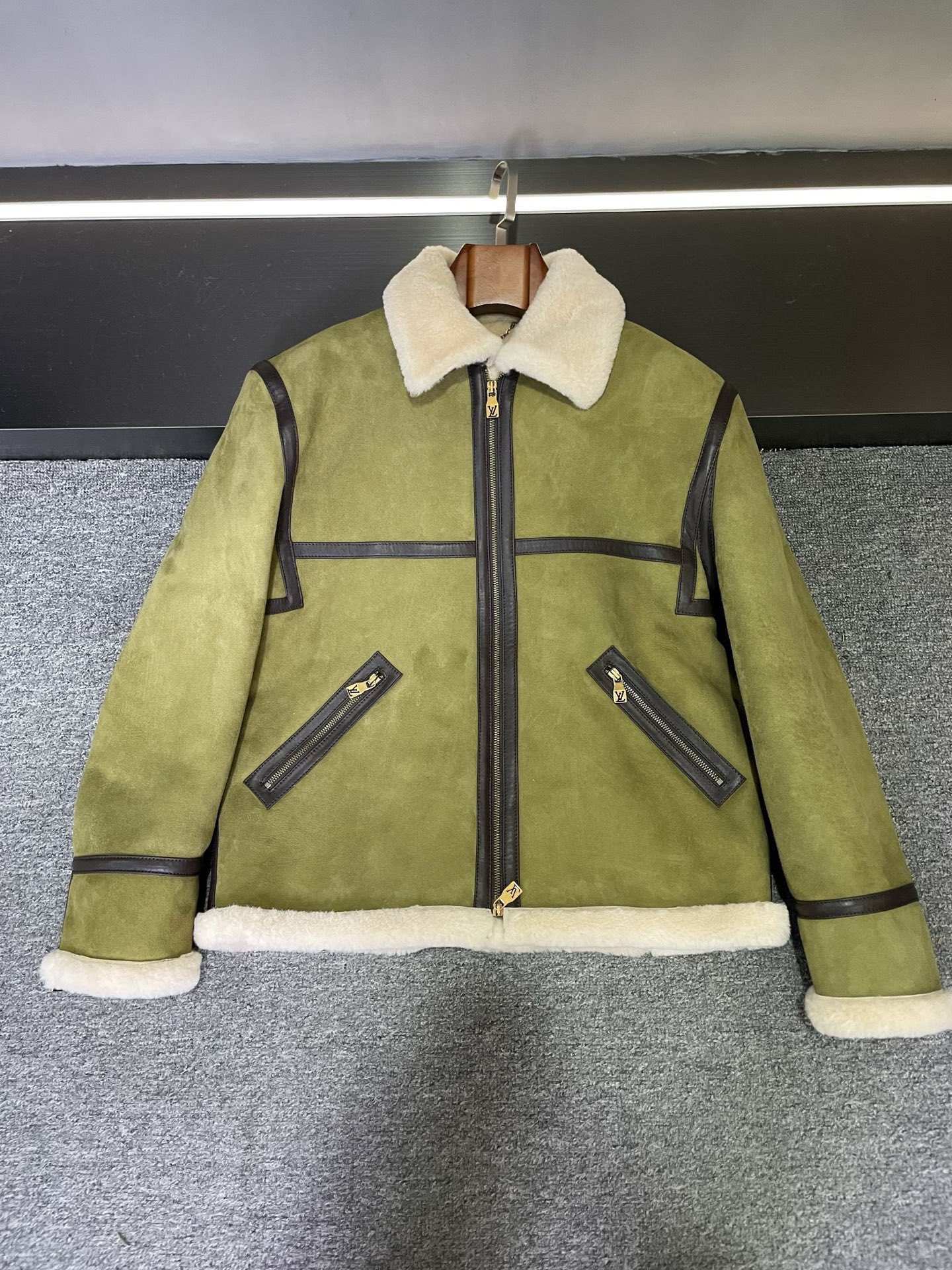 NO:920277,.00 LV Louis Vuitton 2025 autumn and winter new men's fur one-piece, tiled details. Imported merino fur is selected. The black leather surface is full of coolness, showing the man's tough aura; the light yellow wool inside is delicate and soft, as if the warm sun is draped on the body, and the warmth and comfort are straight up.  UP. The blessing of the lambswool collar adds a bit of spontaneity and uninhibitedness, and every turn of the neck is a release of charm. The brown sheepskin strips are carefully edged, showing the brand's dedication to details. The exquisite edge processing silently tells high-end taste. The rivet craftsmanship on the back is matched with the LV LOGO engraved on pure copper hardware. Retro and modernity are intertwined, luxury and personality are blended. The toughness of rivets meets LV.  The elegance of the classic logo collides with the unique fashion spark of Louis Vuitton, allowing you to stand out from the crowd and easily become the focus. It not only resists the cold, but also interprets an attitude towards life, an ultimate pursuit of quality and style. Whether you are strolling on the urban streets or in high-end gatherings, Lujia's 2025 autumn and winter new men's fur all-in-one can make you confident and exude irresistible charm. Size M-3XL, Louis Vuitton, Louis  vuitton,louis vuitton,louis vuitton,sheepskin,Top Customize119860909.00 LV 路易威登 2025秋冬新款男士皮毛一体,平铺细节图 甄选进口美利奴皮毛一体,黑色皮革面酷感十足,彰显男士硬朗气场；内里淡黄色羊毛细腻柔软,仿佛将暖阳披于身上,保暖性与舒适度直线UP UP.羊羔毛领的加持,更添几分随性与不羁,每一次颈项的转动都是魅力的释放.棕色羊皮条精心封边,尽显品牌对细节的执着,那精致的边缘处理,无声诉说着高级品味.后背铆钉工艺搭配纯铜五金件刻画的 LV LOGO,复古与现代交织,奢华与个性共融.铆钉的硬朗遇上 LV 经典标识的优雅,碰撞出独属于路易威登的时尚火花,让你在人群中脱颖而出,轻松成为焦点.  不只是抵御寒冷,更是在诠释一种生活态度,一种对品质与格调的极致追求.无论是漫步在都市街头,还是置身于高端聚会场合,驴家 2025秋冬新款男士皮毛一体都能让你自信满满,散发无可抵挡的魅力.  码数M-3XL,,louis vuitton,louis vuitton,louis vuitton,louis vuitton,sheepskin,Top Customize1,Men's clothing