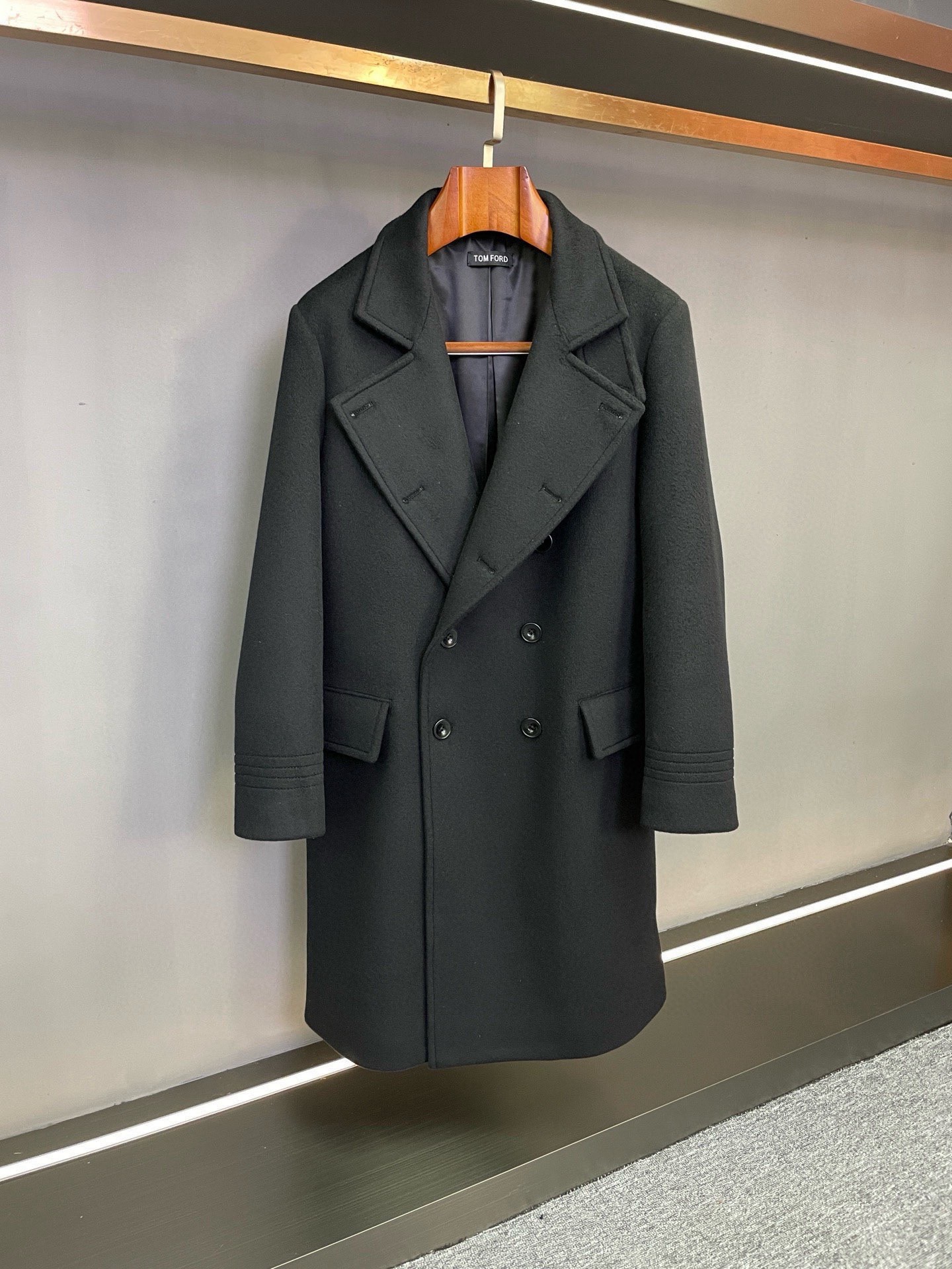 NO:920289,.00 TOM FORD Tom Ford's 2025 Autumn and Winter Men's Cashmere Coat defines elegance with ingenuity. On the road to advancement in the autumn and winter wardrobe, a coat with both texture and design is the core item that interprets taste. Tom Ford's 2025 Autumn and Winter new men's cashmere coat continues the brand's adherence to luxury aesthetics, blending high-quality materials with exquisite tailoring to create a classic clothing choice for contemporary men across all occasions.  Fabric is the cornerstone of texture. This coat is made of cashmere wool imported from Australia. The wool fiber comes from Australia's high-quality Merino sheep. It has a fine diameter and natural curls. After being woven into a woolen fabric with exquisite craftsmanship, it has a soft and skin-friendly touch and excellent warmth retention. This fabric not only has an excellent drape and can naturally fit the body line, but also has good wrinkle resistance and moisture wicking ability, making it comfortable and crisp to wear even in dry autumn and winter.  In terms of design, the mid-length silhouette takes into account the need for warmth and body modification. The length is just right to cover the buttocks. It avoids the thinness of the short style and does not need to worry about the drag of the long style. It is suitable for all types of body shapes. The highlight is the waistband design at the back, which continues Tom Ford's precise control of line balance - when loosened, it presents a relaxed and elegant casual posture, and when tightened, it outlines a neat waistline, breaking the dullness of traditional coats. The design ingenuity is hidden in the minimalist silhouette.  From formal wear for business commuting to casual wear for casual occasions, this coat can be seamlessly adapted. Paired with a shirt and trousers, it is a low-key and restrained workplace style; paired with a sweater and casual pants, it reveals a leisurely daily taste. The design language without exaggerated logos is the embodiment of the brand's 'low-key luxury' concept, making texture the best business card. Tom Ford Tom Ford  Ford's 2025 autumn and winter men's cashmere coat is based on the natural luxury of Australian cashmere wool and the exquisite design of the back and waist as the soul, creating a wardrobe collection that can travel through time. Size 48-56,,tom ford,shirts,Top Customize119860909.00 TOM FORD 汤姆福特2025秋冬男士羊绒大衣以匠心定义优雅格调 在秋冬衣橱的进阶之路上,一件兼具质感与设计的大衣是诠释品味的核心单品.Tom Ford 2025秋冬新款男士羊绒大衣,延续品牌对奢华美学的坚守,将上乘材质与精妙剪裁相融,为当代男士打造跨越场合的经典着装选择. 面料作为质感的基石,本款大衣甄选澳洲进口羊绒毛呢料,源自澳大利亚优质美利奴羊种的羊毛纤维,直径细腻且带有天然卷曲,经精湛工艺纺织成呢料后,兼具柔软亲肤的触感与出色的保暖性.这种面料不仅垂坠感优异,能自然贴合身形线条,更具备良好的抗皱性与吸湿排汗能力,即便在干燥秋冬也能保持穿着的舒适与挺括. 设计上,中长款廓形兼顾保暖需求与身形修饰效果,长度恰到好处地覆盖臀部,既避免了短款的单薄,又无需担心长款的拖沓,适配各类身形.尤为点睛的是后背收腰带设计,延续了汤姆福特对线条平衡的精准把控——松开时呈现松弛优雅的随性姿态,系紧则勾勒出利落腰线,打破了传统大衣的沉闷感,在极简轮廓中暗藏设计巧思. 从商务通勤的正装搭配,到休闲场合的随性穿搭,这件大衣都能无缝适配.搭配衬衫西裤,是低调内敛的职场格调；配以针织衫与休闲裤,则显露出从容不迫的日常品味.无夸张标识的设计语言,恰是品牌“低调奢华”理念的体现,让质感成为最好的名片. 汤姆福特 Tom Ford2025年秋冬男士羊绒大衣,以澳洲羊绒毛呢的天然奢贵为骨,以后背收腰的精妙设计为魂,成就一件可穿越时光的衣橱典藏. 码数48-56,,tom ford,shirts,Top Customize1,Men's clothing
