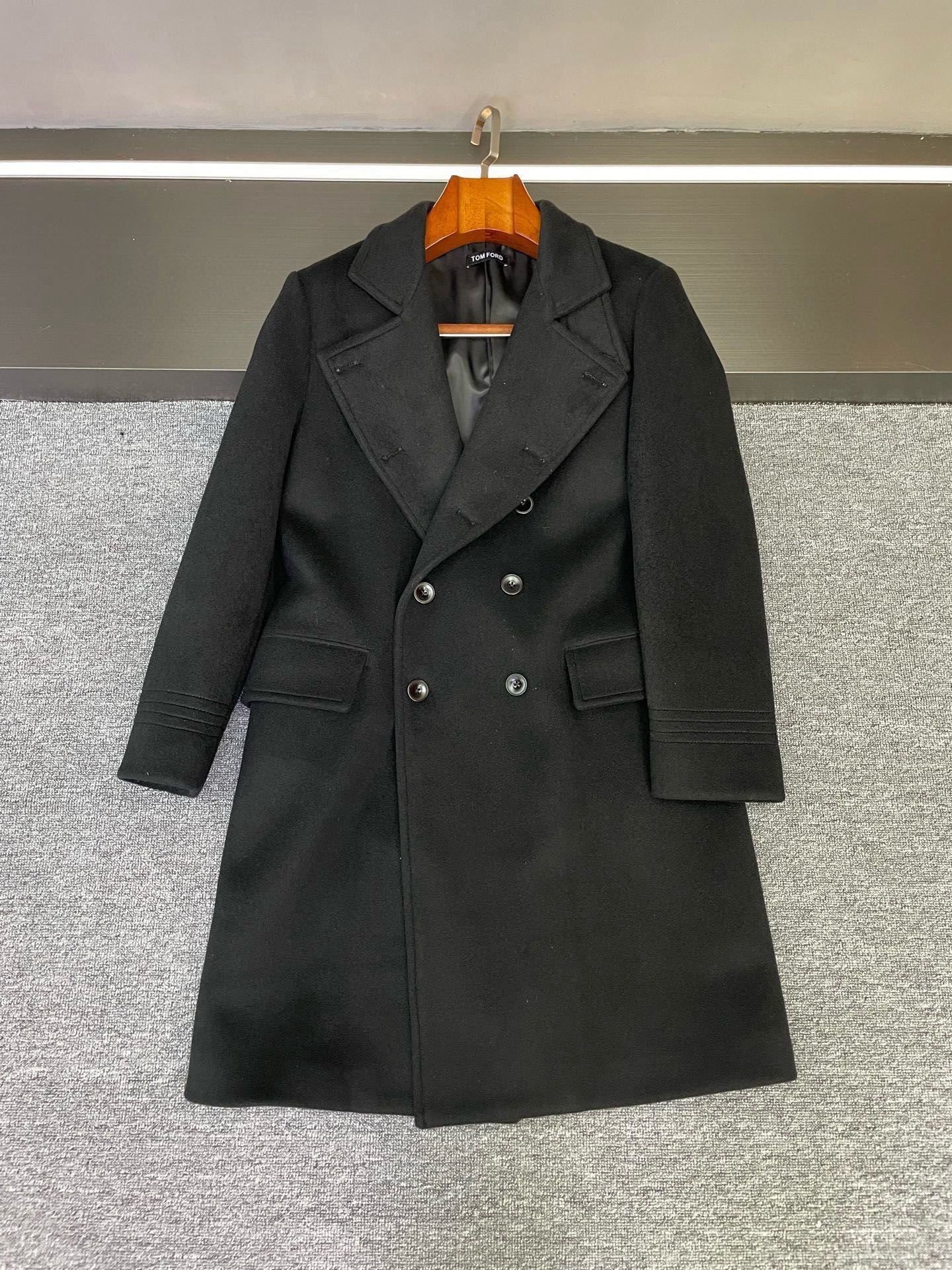 NO:920295,.00 Tom Ford 2025 autumn and winter style!  This cashmere coat has an 'old money feel' on it. Tom Ford's 2025 autumn and winter men's cashmere coat can't be taken away from you as soon as it is unveiled. This is the 'invisible king' item in high-end wear!  A brand that can define modern luxury, it is never ambiguous about materials. The fabric is made of carefully selected Australian cashmere wool, which is as delicate and fluffy as a cloud, but also has firm muscles. You can see the fine hair flow with a warm luster under the sun. It is warm and does not feel bulky and dragging when worn in autumn and winter. The mid-length version just covers the hips, which is friendly to all kinds of body shapes. The drape of the hem shows a neat aura when walking.  The most eye-catching thing is the waistband design at the back - this is TF's signature tailoring ingenuity. It does not deliberately emphasize the waistline but can quietly optimize the body proportions. Unbuttoned, it gives a relaxed and casual urban feel, and tied up, it gives a more sophisticated style. Perfect  It balances the rigor of formal wear with the casualness of sports style. Paired with straight-leg pants of the same brand, it is a calm and responsible style in business situations. Paired with casual trousers, it can be transformed into a lazy gentleman for afternoon tea. Neutral colors such as classic camel and dark gray are suitable for the entire wardrobe.  There is no exaggerated logo, it all depends on the material and tailoring. This piece is still the top model in the wardrobe after three or five years of wearing it. The real sense of high-end has always been so quiet. Size 48-56,, tom ford, tom ford, Top Customize119860909.00 Tom Ford 2025秋冬封神款！这件羊绒大衣把“老钱感”焊在身上 Tom Ford 2025秋冬的男士羊绒大衣一亮相就挪不开眼,这才是高阶穿搭里的“隐形王者”单品！ 能定义现代奢华的品牌,对材质的挑剔从不含糊.面料是精挑的澳洲羊绒毛呢,上手是云朵般的细腻蓬松,却又自带挺括筋骨,阳光底下能看到细腻的毛流感泛着温润光泽,秋冬穿既保暖又不会有臃肿拖沓感.中长款版型恰好盖过臀部,对各种身材都很友好,行走间衣摆的垂坠弧度尽显利落气场. 最戳人的是后背收腰带设计——这正是TF标志性的剪裁巧思,不刻意强调腰线却能悄悄优化身形比例,解开是松弛随性的都市感,系上则多出几分精致考究的格调,完美平衡了正装的严谨与运动风的随兴.搭配同品牌直筒裤就是商务场合的沉稳担当,配休闲西裤又能切换成下午茶的慵懒绅士,经典的驼色、深灰等中性色调更是适配全衣橱. 没有夸张logo,全靠材质和剪裁说话,这件穿个三五年依然是衣橱里的顶流款.真正的高级感,从来都是这样不动声色的 码数48-56,,tom ford,tom ford,Top Customize1,Men's clothing