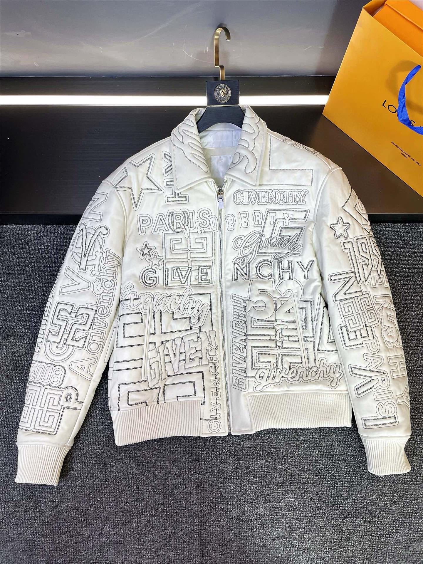 NO:920284,.00 GIVENCHY | Givenchy 2025 Autumn and Winter New Men's Sheepskin Leather Jacket Detailed Laying This Givenchy leather jacket is carefully made of sheepskin imported from Australia. It is of high quality, soft and delicate. It exudes a mysterious and noble atmosphere. Wearing it will instantly enhance your aura. It is black and white. The most eye-catching thing is the embroidery all over the body, which uses high-density embroidery technology to carve out brand elements and brands on the entire piece of clothing.  LOGO. Every stitch and thread embodies the craftsmen's exquisite skills and persistent pursuit of quality. These embroideries are as exquisite as works of art, adding unparalleled luxury and unique charm to this leather jacket. Whether in terms of details or overall design, this Givenchy men's sheepskin leather jacket is perfect. It is not only a piece of clothing, but also an expression of fashion attitude. Whether it is paired with casual pants or formal wear, it can show your personality and taste. Givenchy  Has always been a leader in the fashion industry, this men's sheepskin leather jacket once again proves the brand's outstanding strength. If you are looking for a men's jacket that is both fashionable and high-quality, then this new Givenchy 25 autumn and winter sheepskin leather jacket is definitely your best choice. Size 48-56,,givenchy,givenchy,jackets & coats,leather jacket,sheepskin,Top Customize119860909.00 GIVENCHY | 纪梵希 2025年秋冬新款男士羊皮皮衣 平铺细节图 纪梵希这款皮衣采用澳洲进口羊皮精心打造,质感上乘,柔软细腻.散发着神秘而高贵的气息,穿上它,瞬间提升你的气场 黑白两色.  最引人瞩目的是全身布满的绣花,采用高密绣花工艺,在整件衣服上刻画出品牌元素及品牌 LOGO.每一针每一线都凝聚着工匠们的精湛技艺和对品质的执着追求.这些绣花如同艺术品般精美,为这件皮衣增添了无与伦比的奢华感和独特魅力.  无论是从细节还是整体设计来看,这款纪梵希男士羊皮皮衣都堪称完美.它不仅是一件衣服,更是一种时尚态度的表达.无论是搭配休闲裤还是正装,都能展现出你的个性与品味. Givenchy 一直以来都是时尚界的翘楚,这款男士羊皮皮衣再次证明了品牌的卓越实力.如果你正在寻找一件既时尚又高品质的男士外套,那么这款纪梵希 25 秋冬新款羊皮皮衣绝对是你的不二之选.  码数48-56,,givenchy,givenchy,jackets & coats,leather jacket,sheepskin,Top Customize1,Men's clothing