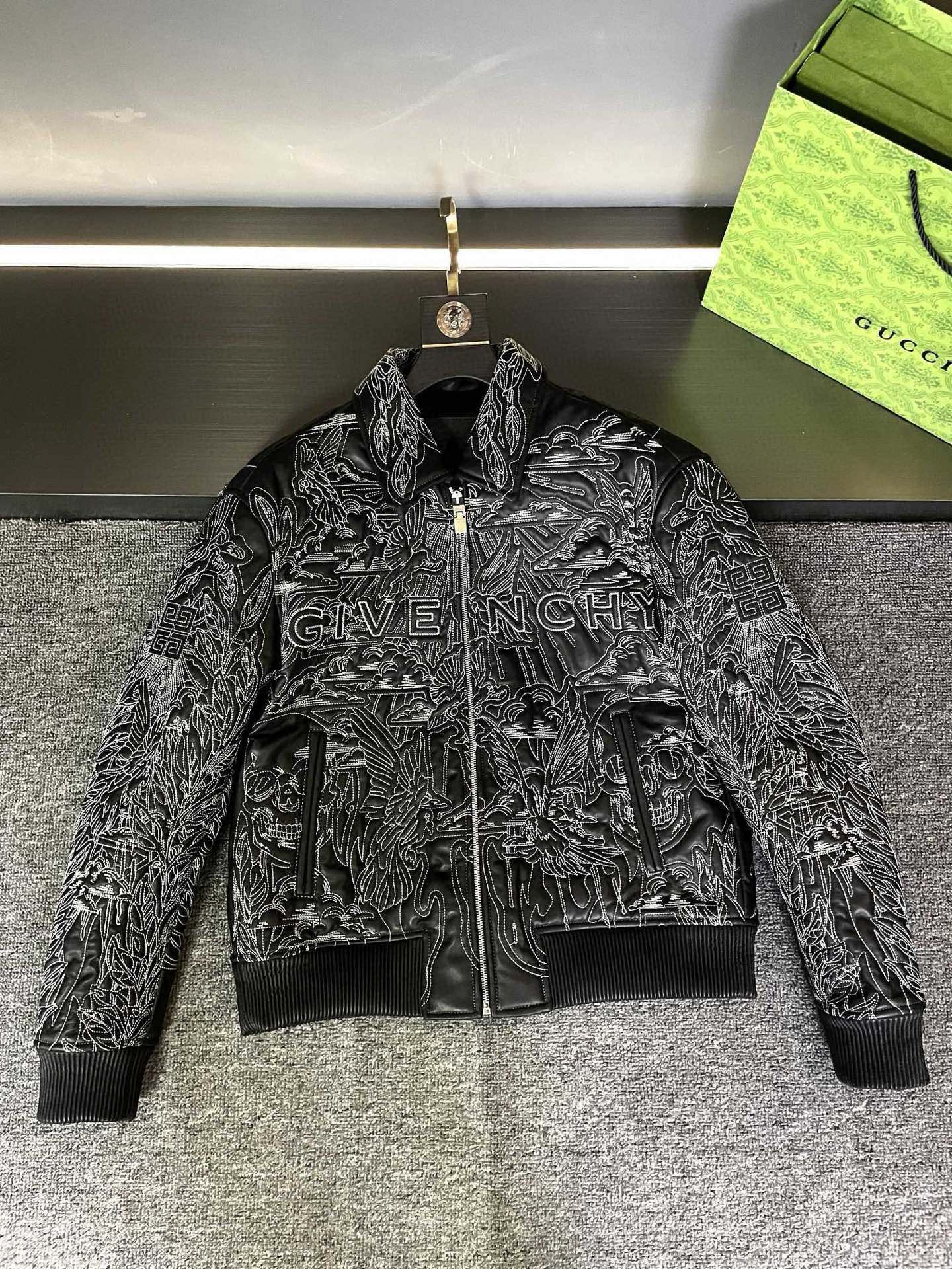 NO:920290,.00 Givenchy GIVENCHY 2025 new men's sheepskin leather jacket makes a shocking debut. This leather jacket is carefully made of black sheepskin imported from Australia. The leather texture is soft and delicate, and the luster is restrained and noble, showing an unparalleled sense of quality. It is available in black and white. The most eye-catching thing is its embroidery design all over the body. High-density embroidery technology depicts brand elements and brands on the entire piece of clothing.  LOGO, every stitch and every thread embodies exquisite craftsmanship and ingenuity. These embroideries are like artistic strokes, adding rich layering and three-dimensionality to the leather jacket, making it a true fashion work of art.  Givenchy has always been famous for its excellent design and high-quality production. This men's sheepskin leather jacket brings the essence of the brand to the extreme, not only showing the man's fortitude and freedom, but also incorporating fashionable elements and details. Whether paired with a formal suit or casual jeans, it can create a unique and eye-catching look for you.  In this autumn and winter season, Givenchy's new 2025 autumn and winter men's sheepskin leather jackets will make you stand out from the crowd, showing extraordinary taste and charm. It is not only a piece of clothing, but also a reflection of a life attitude and the unremitting pursuit of quality and fashion. Come and experience the fashion feast that Givenchy brings to you!  Size 48-56,,givenchy,givenchy,jeans,leather jacket,business suit,sheepskin,Top Customize119860909.00 纪梵希 GIVENCHY 2025新款男士羊皮皮衣震撼登场  这款皮衣采用澳洲进口黑色羊皮精心打造,皮质地柔软细腻,光泽内敛而高贵,彰显出无与伦比的品质感.黑白两色.  最引人瞩目的是其全身布满的绣花设计.高密绣花工艺在整件衣服上刻画出品牌元素及品牌 LOGO,每一针每一线都凝聚着精湛的工艺与匠心独运.这些绣花犹如艺术的笔触,为皮衣增添了丰富的层次感和立体感,使其成为一件真正的时尚艺术品.  纪梵希一直以来都以其卓越的设计和高品质的制作而闻名于世.这款男士羊皮皮衣更是将品牌的精髓发挥到极致,既展现了男性的刚毅与洒脱,又融入了时尚的元素与细节.无论是搭配正式的西装还是休闲的牛仔裤,它都能为你打造出独特而引人注目的造型.  在这个秋冬季节,Givenchy2025年秋冬新款男士羊皮皮衣,让你在人群中脱颖而出,展现出非凡的品味与魅力.它不仅仅是一件衣服,更是一种生活态度的体现,是对品质与时尚的不懈追求.快来感受纪梵希为你带来的时尚盛宴吧！ 码数 48-56,,givenchy,givenchy,jeans,leather jacket,business suit,sheepskin,Top Customize1,Men's clothing
