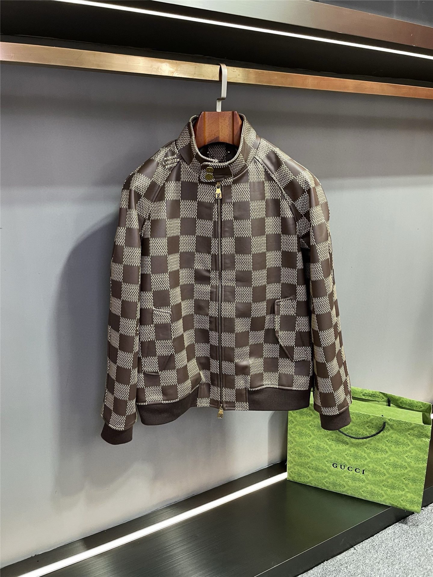 NO:920308,.00 Louis Vuitton LV 2025 autumn and winter new cowhide leather jacket, an extraordinary work that perfectly combines classic and fashion. LV's leather jacket is carefully made of Spanish first-layer brown calfskin, with excellent texture and luxurious quality. The delicate texture and soft touch of the calfskin bring the ultimate comfortable experience to the wearer. It is covered with the LV family's iconic checkerboard LOGO.  Printing is the perfect symbol of fashion and brand. The classic checkerboard pattern is presented with exquisite printing technology, which not only highlights the unique charm of the brand, but also shows the fashionable personality. Each checkerboard seems to tell the legendary story of Louis Vuitton, making people immersed in the history and culture of the brand.  The unique double-pull design not only increases practicality, but also gives this leather jacket a fashionable and modern feel. The original copper hardware is full of texture, sturdy and durable, adding a sense of sophistication and luxury to the overall look. Louis Vuitton's 25 new autumn and winter cowhide leather jackets can easily show your elegant taste and fashionable temperament, whether paired with casual or formal wear. It is an indispensable fashion item in your autumn and winter wardrobe, and it is the best choice for you to show your personality and charm. Choose LV  It is to choose the perfect combination of quality and fashion. Let us wear this eye-catching cowhide leather jacket together in this autumn and winter and become a fashion leader. Size 48-56,, louis vuitton, louis vuitton, leather jacket, cowhide, Top Customize119860909.00 路易威登 LV 2025 秋冬新款牛皮皮衣,一款将经典与时尚完美融合的非凡之作.  LV这款皮衣采用西班牙头层棕色小牛皮精心打造,质感卓越,尽显奢华品质.小牛皮的细腻纹理与柔软触感,为穿着者带来极致的舒适体验.  其满身的 LV 家标志性棋盘格 LOGO 印花,是时尚与品牌的完美象征.经典的棋盘格图案,以精湛的印花工艺呈现,既彰显了品牌的独特魅力,又展现出时尚的个性风采.每一个棋盘格都仿佛在诉说着路易威登的传奇故事,让人沉浸在品牌的历史与文化之中.  独特的双拉头设计,不仅增加了实用性,更赋予了这款皮衣时尚的现代感.铜制原版五金,质感十足,坚固耐用,为整体造型增添了一份精致与奢华.  路易威登 25 秋冬新款牛皮皮衣,无论是搭配休闲装还是正装,都能轻松展现出您的高雅品味和时尚气质.它是您秋冬季节衣橱中不可或缺的时尚单品,更是您展现个性与魅力的最佳选择.  选择LV 就是选择品质与时尚的完美结合.让我们一起在这个秋冬,穿上这款令人瞩目的牛皮皮衣,成为时尚的引领者. 码数48-56,,louis vuitton,louis vuitton,leather jacket,cowhide,Top Customize1,Men's clothing