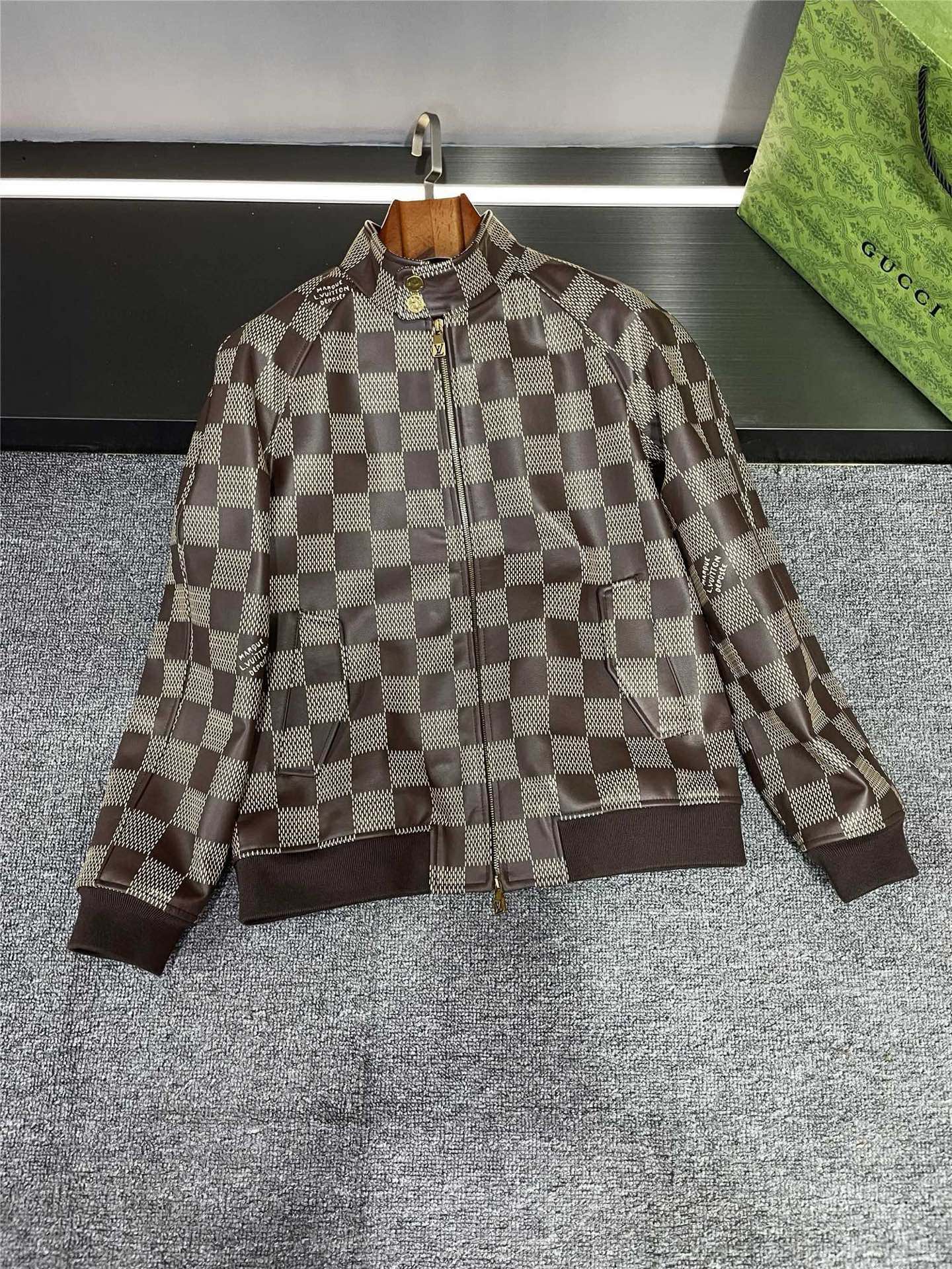 NO:920314,.00 Louis Vuitton LV 25 new autumn and winter men's cowhide leather jacket, flat lay detail. It is carefully made of Spanish first-layer brown calfskin, with high quality and warm to the touch. Every inch of leather exudes luxury and quality, as if telling a legend of exquisite craftsmanship. It is covered with LV's iconic checkerboard LOGO.  Printing, classic and fashionable. This is not only a pattern, but also a symbol of status and a pursuit of quality life. No matter where you are, you can become the center of attention. The double slider design is both practical and adds a sense of fashion. It can be adjusted according to different occasions and needs to show your personality and style. The original copper hardware is sturdy and durable, and the details show quality.  This leather jacket is not only a piece of clothing, but also an attitude, a love for life and a persistence in fashion. Wear it and you will be the king of the fashion world, exuding confidence and charm. Come and enjoy these exquisite pictures and feel the unique charm of Louis Vuitton. Whether paired with casual pants or formal wear, this leather jacket can be perfectly matched and show your extraordinary taste. Don’t miss this autumn and winter fashion choice, let Louis Vuitton 25 new autumn and winter men’s cowhide leather jacket become a treasure in your wardrobe.  Size 48-56,,louis vuitton,louis vuitton,leather jacket,cowhide,Top Customize119860909.00 路易威登 LV 25 秋冬新款男士牛皮皮衣,平铺细节图  它由西班牙头层棕色小牛皮精心打造,质感上乘,触手生温.每一寸皮革都散发着奢华与品质的气息,仿佛在诉说着一段精湛工艺的传奇.  满身 LV 家标志性的棋盘格 LOGO 印花,经典又时尚.这不仅仅是一种图案,更是一种身份的象征,一种对品质生活的追求.无论你身处何地,都能成为众人瞩目的焦点.  双拉头设计,既实用又增添了时尚感.可以根据不同的场合和需求进行调整,展现你的个性与风格.铜制原版五金,坚固耐用,细节之处尽显品质.  这款皮衣不仅是一件衣服,更是一种态度,一种对生活的热爱和对时尚的执着.穿上它,你就是时尚界的王者,散发着自信与魅力.  快来欣赏这些精美的图片,感受路易威登的独特魅力.无论是搭配休闲裤还是正装,这款皮衣都能完美适配,展现你的不凡品味.  不要错过这个秋冬的时尚之选,让路易威登 25 秋冬新款男士牛皮皮衣成为你衣橱中的瑰宝.  码数 48-56,,louis vuitton,louis vuitton,leather jacket,cowhide,Top Customize1,Men's clothing