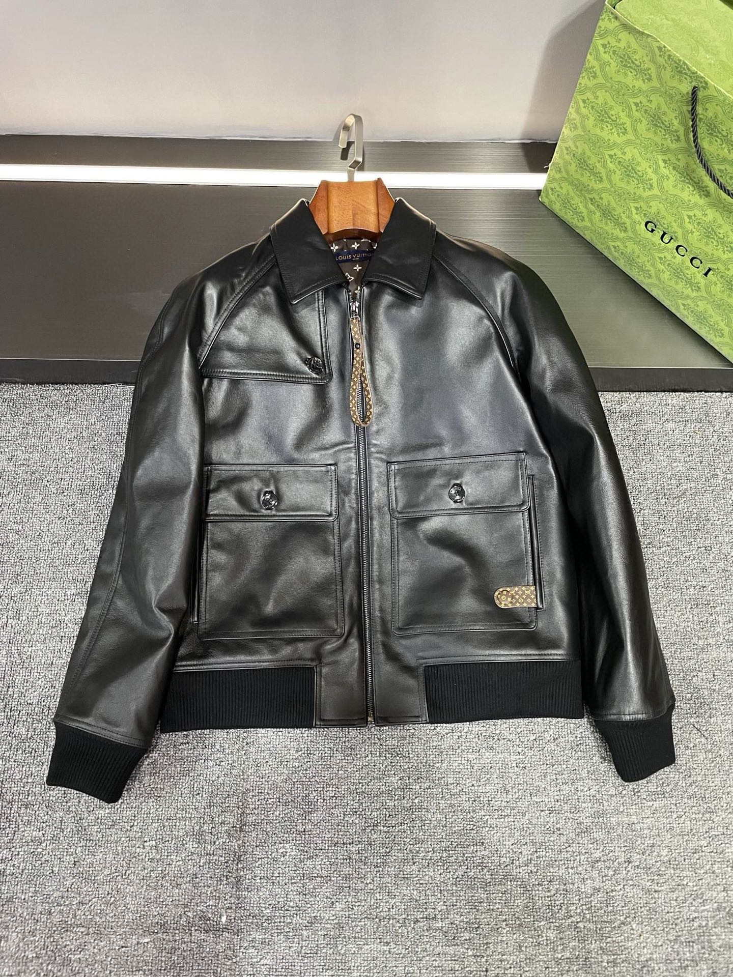 NO:920329,.00 Louis Vuitton LV 2025 Autumn and Winter New Cowhide Leather Jacket, the pinnacle of fashion, tile detail view LV This leather jacket is carefully made from Spanish first-layer black calfskin, with extraordinary texture. Every inch of leather exudes a noble atmosphere, and when touched, the delicate texture seems to tell the brand's exquisite craftsmanship and excellent quality.  The hinge design on the left chest is unique, adding a sense of fashion and three-dimensionality to the overall shape. It not only shows a unique design style, but also is practical. The button-type flap pocket is not only beautiful and elegant, but also can keep your small items properly. At the same time, the reserved side pocket is more convenient and practical to meet your various needs. The zipper and LV on the pocket  The five-flower printed leather decoration is undoubtedly a highlight of this leather jacket. The exquisite printing, like a work of art, highlights the brand charm and luxury temperament of Louis Vuitton. The design of LV five-flower lining is even more detailed. When you wear this leather jacket, the lining exposed inadvertently shows your taste and style to the world. Louis Vuitton  The new cowhide leather jacket is not only a piece of clothing, but also a symbol of fashion and quality. It will accompany you through every wonderful moment and become a classic in your wardrobe. Size 48-56.,,louis vuitton,louis vuitton,leather jacket,cowhide,Top Customize119860909.00 路易威登 LV 2025年秋冬新款牛皮皮衣,时尚巅峰之作 平铺细节图  Lv 这款皮衣由西班牙头层黑色小牛皮精心打造,质感非凡.每一寸皮革都散发着高贵的气息,触摸上去,那细腻的纹理仿佛在诉说着品牌的精湛工艺与卓越品质.  左胸的开合叶设计独具匠心,为整体造型增添了一份时尚感与立体感.既展现了独特的设计风格,又不失实用性.  纽扣式揭盖口袋,不仅美观大方,还能妥善保管你的小物品.同时,保留的侧插口袋更是方便实用,满足你的各种需求.  而拉链以及口袋处的 LV 五花印花皮革装饰,无疑是这件皮衣的一大亮点.那精美的印花,如同艺术作品般,彰显着路易威登的品牌魅力与奢华气质.  LV五花里布的设计,更是将细节做到了极致.当你穿上这件皮衣,不经意间露出的里布,都在向世界展示着你的品味与格调.  路易威登 新款牛皮皮衣,不仅仅是一件衣服,更是时尚与品质的象征.它将陪伴你走过每一个精彩瞬间,成为你衣橱中的经典之作.  码数48-56.,,louis vuitton,louis vuitton,leather jacket,cowhide,Top Customize1,Men's clothing