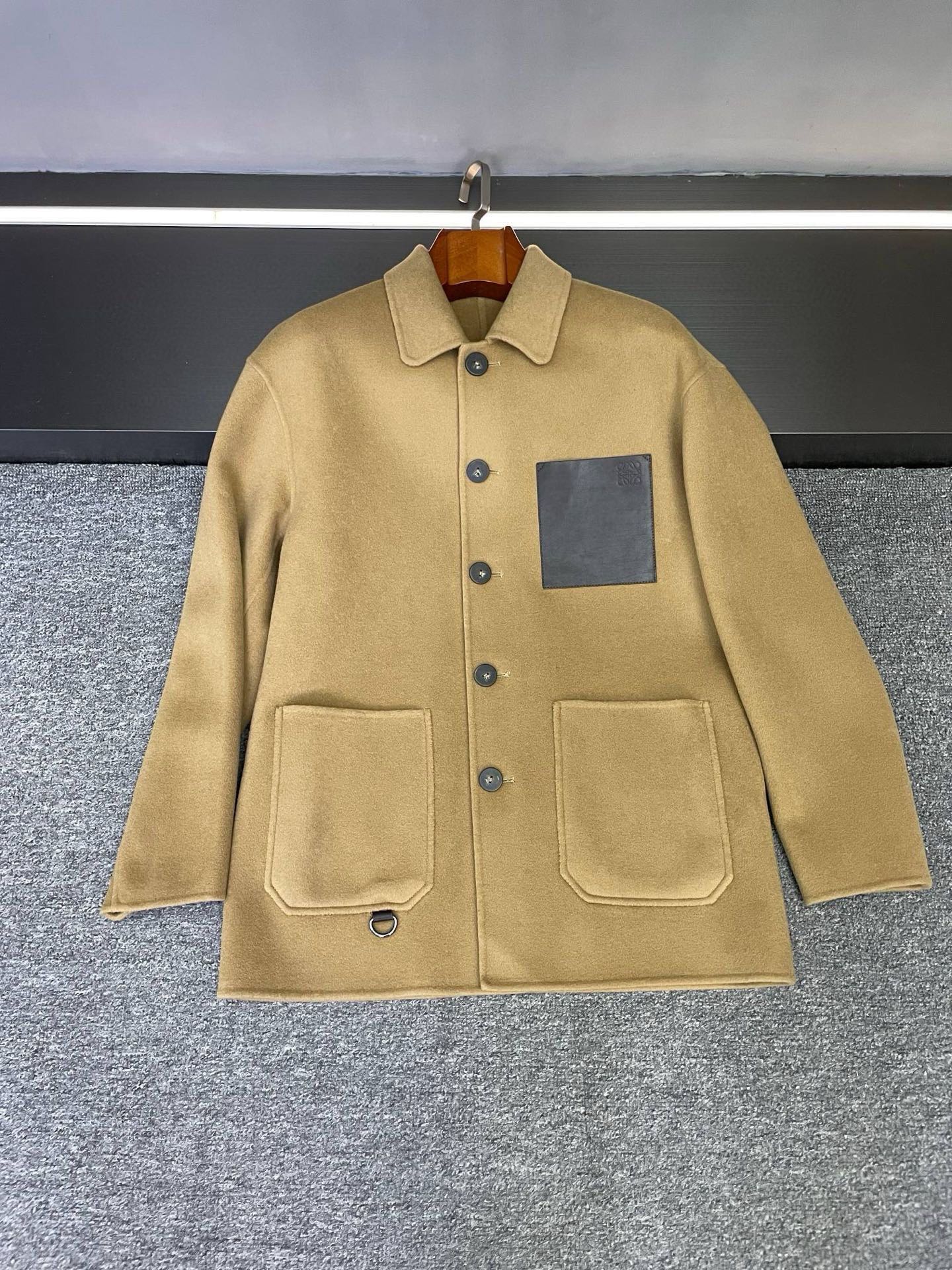 NO:920347,.00 Loewe's cashmere coat, which has been questioned countless times, is so handsome. Who knows, my family!  Loewe's 25th autumn and winter new cashmere coat is really crazy. The moment you put it on, you can directly grasp the high-end atmosphere. This coat of Luo family is made of cashmere imported from Australia. It feels soft and waxy and feels warm when worn next to the body. It is like being gently wrapped by clouds. It is warm and skin-friendly. It is also light and does not weigh down the body, making you feel comfortable when walking.  The two classic colors of khaki and black are evergreen trees in the fashion industry. Khaki has its own gentle filter of autumn. Wearing it, it is warm and healing, and can easily create a sense of casual relaxation; black is synonymous with mystery and aura, simple and elegant, showing a low-key and luxurious attitude. It is suitable for commuting in the workplace or daily outings. The sheepskin pocket design on the chest is really the finishing touch!  Not only does it increase practicality, the texture of sheepskin also cleverly collides with cashmere, and the layering is instantly full. The Loewe LOGO is embossed on it, which is exquisite and delicate, with a sense of high-end and full brand recognition. Moreover, its liningless design takes simplicity to the extreme. It not only reduces the overall weight, but also makes the wearing feeling lighter and more comfortable, and also allows the texture of cashmere itself to be unreservedly displayed. Every detail exudes the light of high-end quality~  Daily matching is also very worry-free. Pair khaki with a white sweater and light-colored jeans, which is a fresh and artistic Korean-style Obama style; pair black with a dark-colored turtleneck and black trousers, and you will instantly transform into a cold boss. I sincerely recommend it to those who pursue quality and fashion. Buy early and enjoy it early, and it will be done in no time!   Size M-4XL.,,loewe,loewe,loewe,jeans,sweaters,sheepskin,Top Customize119860909.00 被追问无数次的罗意威羊绒大衣,帅到犯规  谁懂啊家人们！Loewe 25年秋冬新款羊绒大衣真的杀疯了,上身那一刻,直接拿捏住高级氛围感.  罗家这款大衣精选澳洲进口羊绒打造,触感软糯,贴身穿暖呼呼的,像被云朵温柔包裹,保暖又亲肤.而且轻盈不压身,行走间尽显自在.  卡其色和黑色两种经典配色,完全就是时尚界的常青树.卡其色自带秋日的温柔滤镜,穿上它,温暖又治愈,轻松营造出随性松弛感；黑色则是神秘与气场的代名词,简约大气,彰显着低调奢华的态度,无论是职场通勤还是日常出街都很适配.  胸前的羊皮口袋设计,真的是点睛之笔！不仅增加了实用性,羊皮的质感还与羊绒形成巧妙碰撞,层次感瞬间拉满.上面罗意威LOGO压花,精致细腻,高级感扑面而来,满满的品牌辨识度.  而且它无里布的设计,更是将简约做到了极致.不仅减轻了整体重量,还让穿着感更加轻盈自在,也让羊绒本身的质感得以毫无保留地展现,每一处细节都散发着高级品质的光芒~  日常搭配也超省心,卡其色搭配白色毛衣和浅色系牛仔裤,就是清新文艺的韩系欧巴风；黑色搭配深色系高领打底和黑色西裤,瞬间变身冷酷霸总.  真心推荐给追求品质与时尚的宝子们,早买早享受,冲就完事儿！  码数M-4XL.,,loewe,loewe,loewe,jeans,sweaters,sheepskin,Top Customize1,Men's clothing
