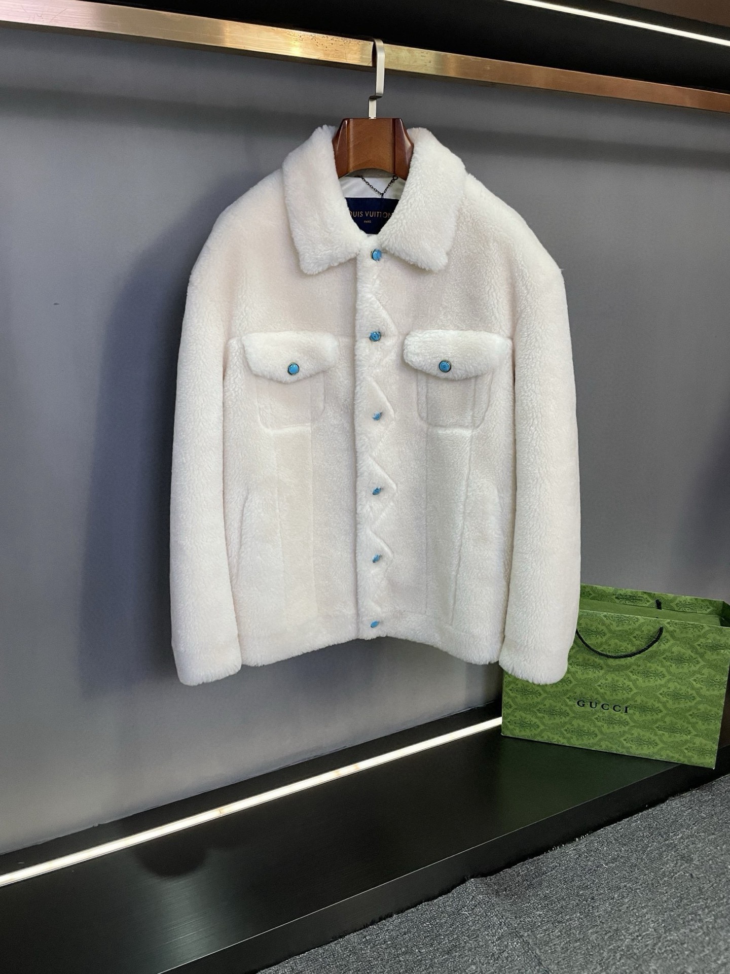 NO:920349,.00 Louis Vuitton LV 2025 new autumn and winter wool coat is a blend of luxury and purity. LV This coat is carefully made of imported merino wool. Its texture is soft and smooth, caressing the skin like silk, bringing the wearer the ultimate comfortable experience. The pure white color, like the first snow in winter, symbolizes flawlessness and elegance, exuding a unique charm among the crowd.  The embellishment of turquoise buttons on this coat from Lvjia is a stroke of genius. Its color is fresh and bright, which sets off against the white wool, adding a bit of agility and liveliness, making the whole coat no longer monotonous. What’s more worth mentioning is that the LV pattern composed of diamonds of different sizes under the back collar  The LOGO shines brightly under the light, like the most dazzling star in the night sky, highlighting the unparalleled luxury of the Louis Vuitton brand. This jacket is not only a warm garment, but also an exquisite work of art. It is the best choice for fashion elites to show their unique taste in autumn and winter. Size 48-56,,louis vuitton,louis vuitton,louis vuitton,louis vuitton,jackets &  coats,Top Customize119860909.00 路易威登 LV 2025秋冬新款羊毛外套奢华与纯净的交融 LV 这件外套采用进口美丽奴羊毛精心打造,其质地柔软顺滑,如丝般轻抚肌肤,为穿着者带来极致的舒适体验.纯净的白色,宛如冬日初雪,象征着无暇与高雅,在人群中散发出独特的魅力.  驴家这款外套上绿松石纽扣的点缀堪称神来之笔,其色彩清新而明亮,与白色羊毛相互映衬,增添了几分灵动与活泼,使整件外套不再单调.更值得一提的是,后衣领下方由大小不一的钻石组成的 LV LOGO,在光线的照耀下璀璨生辉,犹如夜空中最耀眼的星辰,彰显出路易威登品牌无与伦比的奢华气质.这件外套不仅是保暖的服饰,更是一件精美绝伦的艺术品,是时尚精英们在秋冬季节展现独特品味的不二之选. 码数 48-56,,louis vuitton,louis vuitton,louis vuitton,louis vuitton,jackets & coats,Top Customize1,Men's clothing