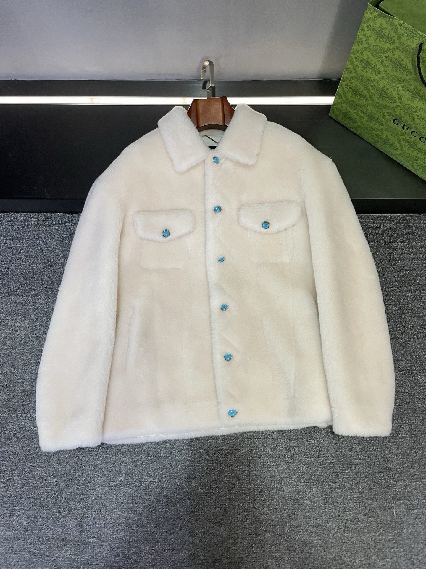 NO:920352,.00 Louis Vuitton LV 2025 Autumn and Winter New Wool Jacket | The Beauty of Luxury This coat by Louis Vuitton is made of imported merino wool. The texture is like being touched by an angel. It is incredibly soft and super comfortable to wear next to you!  And it is that pure and flawless white color. Wearing it, you will be like a snow prince in winter, exuding elegance... Here’s the key point!  It is embellished with turquoise buttons, like stars in the night sky, shining in the white world, instantly making the whole jacket come alive. Also, under the back collar is the LV LOGO composed of diamonds. The diamonds are of different sizes, but arranged just right, like an art treasure. Under the light, it is dazzling, highlighting the unique luxury and nobility of Louis Vuitton. Wear this LV.  With a woolen jacket, you will be the most handsome guy on the street, with a sense of fashion and high-end!  Whether it's a date or a party, it can make you the center of attention. Darlings, what are you waiting for?   Size 48-56,,louis vuitton,louis vuitton,jackets & coats,Top Customize119860909.00 路易威登 LV 2025 秋冬新款羊毛外套 | 奢华之美  Lv这件外套是用进口的美丽奴羊毛打造的,那质感,就像被天使抚摸过一样,柔软得不像话,贴身穿超级舒服呢！而且它是那种纯洁无瑕的白色,穿上它,你就像冬日里的雪之王子,散发着高雅的气质..  重点来咯！上面有绿松石纽扣点缀,就像夜空中的繁星一样,在白色的世界里闪耀,瞬间让整件外套变得生动起来.  还有哦,后衣领下方是由钻石组成的 LV LOGO,钻石大小不一,却排列得恰到好处,就像一件艺术珍品.在光的照耀下,它璀璨夺目,彰显着路易威登独有的奢华与尊贵.  穿上这件LV 羊毛外套,你就是街头最靓的仔,时尚感和高级感直接拉满！不管是约会还是参加派对,它都能让你成为焦点.宝子们,还等什么呢？  码数 48-56,,louis vuitton,louis vuitton,jackets & coats,Top Customize1,Men's clothing