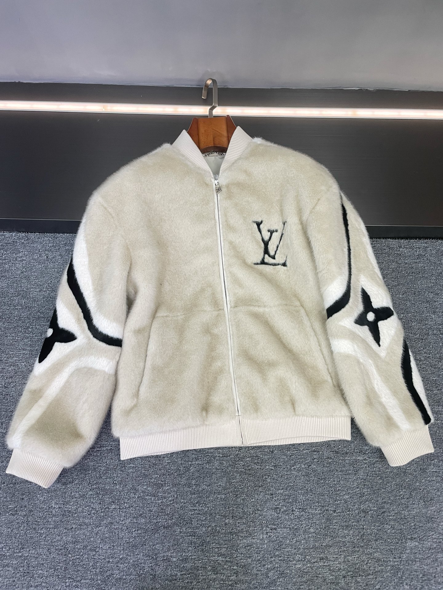 NO:920366,.00 This LV mink velvet baseball jacket welds the nobility and looseness of autumn and winter~ In Louis Vuitton's 2025 autumn and winter men's new style, this jacket hides an ingenuity that makes people's hearts flutter at a glance - it uses the warmth of gold mink velvet to bring out the casualness of a baseball uniform, making it effortless to wear a 'high-end feel'.  The selected gold mink velvet feels amazing to the touch. It is as delicate and soft as being wrapped in clouds. It has a warm luster, feels fluffy but not bloated. It is full of warmth and has a good texture that is visible to the naked eye. The best thing is the splicing design of mink velvet of different colors, which accurately outlines the Louis Vuitton brand pattern. It is not a straightforward imprint, but the ingenuity of color splicing is integrated into the body of the garment. It is low-key and highly recognizable. People who know it can get the exquisiteness at a glance.  The baseball silhouette is the key to a relaxed feeling. It neither flatters your body shape nor your height. It brings a casual aura to daily wear. Whether it is worn open to expose the inner layer or zipped up to show a neat look, it can be worn with a relaxed and fashionable feel. There is no unnecessary complicated design, but it balances the nobility of mink velvet with the casualness of baseball uniforms just right, breaking the dull feeling of autumn and winter coats.  Boys wear it with jeans, which is a street yuppie style. With casual sweatpants, you can wear it with a lazy and noble look. Even if you wear it simply with a white T, you can stand out with the material and design. This kind of design that hides 'luxury materials' in daily styles is probably LV's fascinating size. 48-56,, louis vuitton, louis vuitton, jeans, jackets & coats, gold, Top Customize119860909.00 这件LV貂绒棒球服,把秋冬的贵气与松弛焊死了～ 路易威登2025秋冬的男士新款里,这件外套藏着让人一眼心动的巧思——用黄金貂绒的温润,撞出棒球服的随性,把“高级感”穿得毫不费力. 精选的黄金貂绒触感绝了,细腻柔软像被云朵包裹,自带温润光泽,摸上去蓬松却不臃肿,保暖性拉满的同时,质感肉眼可见的好.最妙的是不同颜色貂绒拼接设计,精准勾勒出路易威登品牌图案,不是直白的印刻,而是用色彩拼接的巧思融入衣身,低调中藏着超高辨识度,懂的人一眼就能get到那份精致. 棒球版型是松弛感的关键,不挑身形也不压身高,日常穿自带随性气场,不管是敞开穿露内搭,还是拉上拉链显利落,都能穿出轻松的时髦感.没有多余的复杂设计,却把貂绒的贵气与棒球服的休闲平衡得恰到好处,打破了秋冬外套的沉闷感. 男生穿它,搭牛仔裤是街头雅痞风,配休闲卫裤又能穿出慵懒贵公子感,哪怕简单内搭一件白T,也能靠材质和设计脱颖而出.这种把“奢华材质”藏在日常版型里的设计,大概就是LV让人着迷的 码数 48-56,,louis vuitton,louis vuitton,jeans,jackets & coats,gold,Top Customize1,Men's clothing