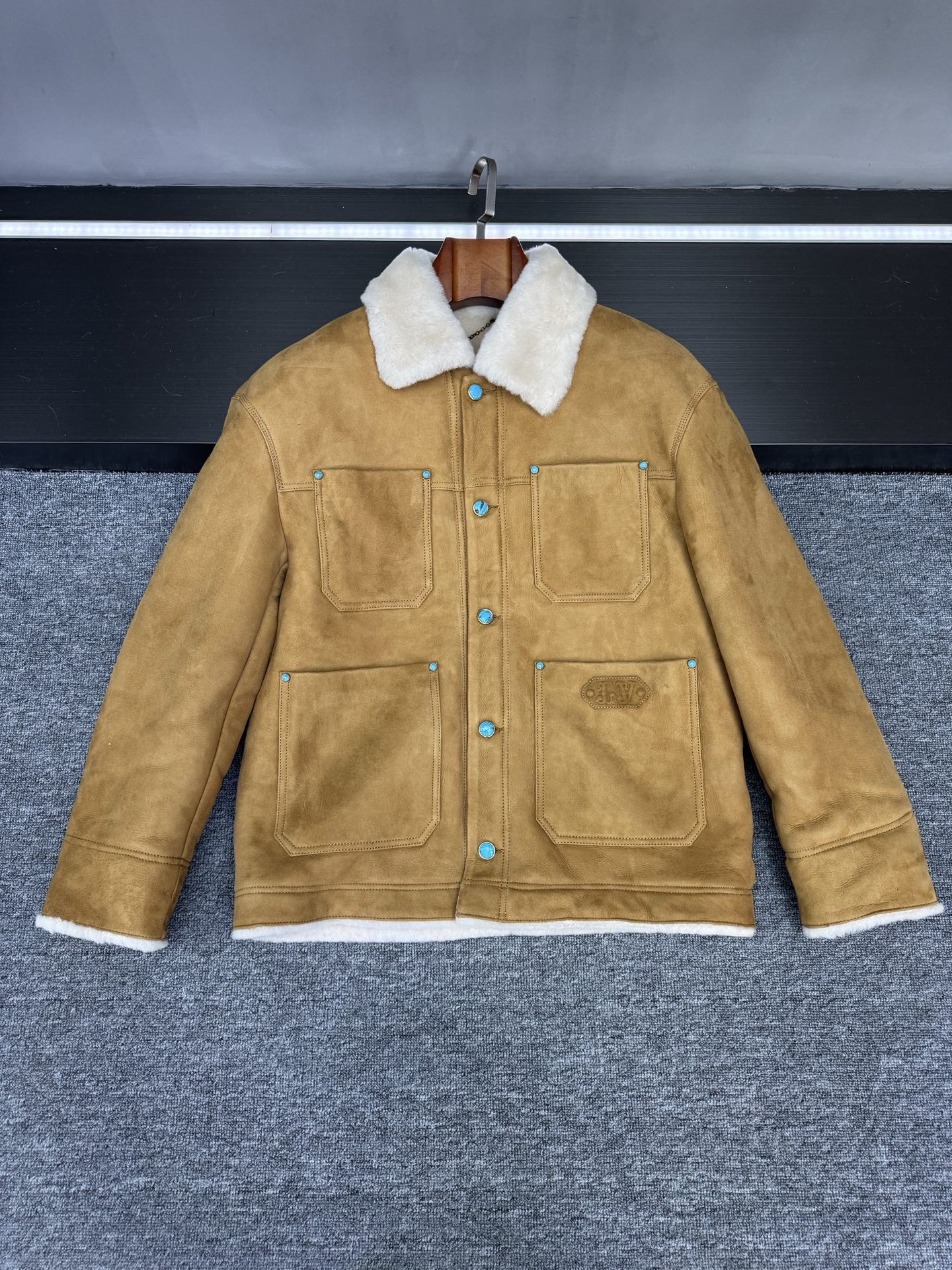 NO:920419,.00 Louis Vuitton LV 25 new autumn and winter men's fur one-piece jacket, flat lay details. It is made of imported merino fur and is of excellent quality. The khaki color of the leather surface has been sueded, showing a low-key and high-end texture, as if telling a luxurious story. The wool surface is pure white, soft and delicate, giving people the ultimate warmth and comfort.  Paired with a white wool collar, it perfectly blends elegance and fashion. This white wool collar not only adds warmth, but also injects a noble temperament into the overall look. The four front pockets are both practical and beautiful. The LV LOGO patch on the lower left pocket highlights the unique charm and value of the brand. The embellishment of turquoise buttons with the LV brand LOGO is like a bright pearl, adding a touch of bright color and sophistication to this jacket.  Louis Vuitton has always been a leader in the fashion industry, and this fur one-piece jacket perfectly combines the brand's classics with fashion innovation. Whether paired with casual trousers to show casualness, or with formal trousers to act as an elegant gentleman, it can easily make you the focus of attention. Come and own Louis Vuitton's new 2025 autumn and winter men's fur one-piece coat, let yourself shine with the most dazzling fashion light this autumn and winter, and start your own fashion legend journey!   Size 48-56.,,louis vuitton,louis vuitton,jackets & coats,Top Customize119860909.00 路易威登 LV 25秋冬新款男士皮毛一体外套,平铺细节图  精选进口美利奴皮毛一体,品质卓越非凡.皮革面的卡其色经过反绒处理,呈现出一种低调而高级的质感,仿佛在诉说着奢华的故事.羊毛面则是纯净的白色,柔软细腻,给人极致的温暖与舒适.  搭配白色羊毛领,更是将优雅与时尚完美融合.这个白色羊毛领不仅增添了温暖感,还为整体造型注入了一份尊贵气质.  前幅开四个口袋,实用与美观兼具.左下口袋的 LV LOGO 贴皮,彰显着品牌的独特魅力与价值.而 LV 品牌 LOGO 刻字绿松石纽扣的点缀,则如同璀璨的明珠,为这件外套增添了一抹亮丽的色彩和精致感.  路易威登 一直以来都是时尚界的翘楚,这款皮毛一体外套更是将品牌的经典与时尚创新完美结合.无论是搭配休闲裤展现随性洒脱,还是搭配正装裤演绎优雅绅士,它都能让你轻松成为众人瞩目的焦点.  快来拥有路易威登 2025秋冬新款男士皮毛一体外套吧,让自己在这个秋冬绽放出最耀眼的时尚光芒,开启属于你的时尚传奇之旅！  码数48-56.,,louis vuitton,louis vuitton,jackets & coats,Top Customize1,Men's clothing
