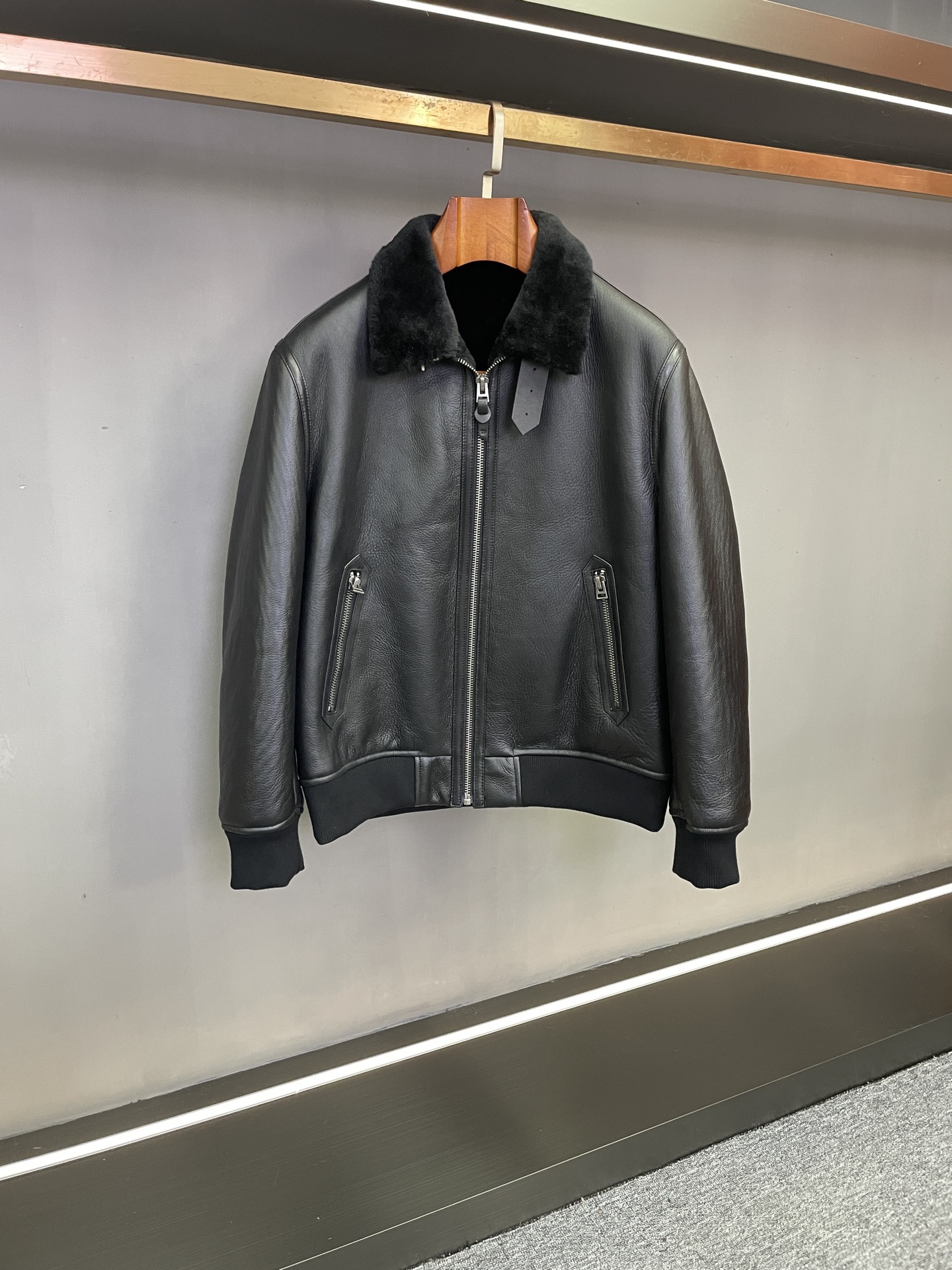 NO:920383,.00 Tom Ford's new 2025 autumn and winter men's fur all-in-one is minimalist and elegant, reshaping the style of winter gentlemen. As the core item of the TF2025 autumn and winter series, this men's fur all-in-one continues the brand's ultimate pursuit of high-end texture, perfectly integrating exquisite craftsmanship and practical aesthetics, bringing urban gentlemen a winter clothing choice that combines warmth and style.  The single product is carefully crafted from imported high-quality fur, following the brand's strict material selection standards. The leather is as smooth as butter, and the lining is thick and thick. It has excellent warmth retention and skin-friendly comfort. The classic and pure black tone runs through the whole, which is in line with the restrained and luxurious design language of this season's brand, and is easily suitable for business.  It is suitable for various scenarios such as commuting and high-end socializing. The details show the brand's ingenuity. The soft and rich lamb fur collar gently wraps the neck, providing both warmth and style. The customized windproof buckle design enhances the cold resistance and effectively blocks the invasion of cold wind. The double-pull zipper configuration combines practicality and neat appearance, making it more convenient to put on and take off.  From the neat overall tailoring to the meticulous attention to detail, this fur piece from Tom Ford not only carries Tom Ford's precise interpretation of masculine elegance, but also has a classic silhouette that can stand the test of time, making it a luxurious item worth collecting in the wardrobe, highlighting the wearer's extraordinary taste and low-key aura. Size 48-56,,tom ford,tom ford,Top Customize119860909.00 Tom Ford 汤姆福特2025秋冬新款男士皮毛一体极简奢雅,重塑冬日绅士格调 作为TF2025秋冬系列的核心单品,这款男士皮毛一体延续品牌对高端质感的极致追求,将精湛工艺与实用美学完美融合,为都市绅士带来兼具温度与格调的冬日着装选择. 单品甄选进口优质皮毛匠心打造,遵循品牌严苛的选材标准,皮革细腻柔韧如黄油般顺滑,内里绒毛浓密厚实,兼具卓越保暖性与亲肤舒适度.经典纯粹的黑色基调贯穿整体,契合本季品牌内敛奢华的设计语言,轻松适配商务通勤与高端社交等多元场景.细节之处更显品牌巧思,柔软丰盈的羊羔毛领温柔包裹颈部,兼具保暖性与造型感；定制防风扣设计强化御寒性能,有效阻隔寒风侵袭；双拉头拉链配置兼顾实用性与利落观感,让穿脱更显便捷. 从利落的整体剪裁到精益求精的细节处理,汤姆福特这件皮毛一体不仅承载了汤姆福特对男性优雅气质的精准诠释,更以经得起时间推敲的经典版型,成为衣橱中值得珍藏的奢华单品,彰显穿着者的非凡品味与低调气场. 码数48-56,,tom ford,tom ford,Top Customize1,Men's clothing