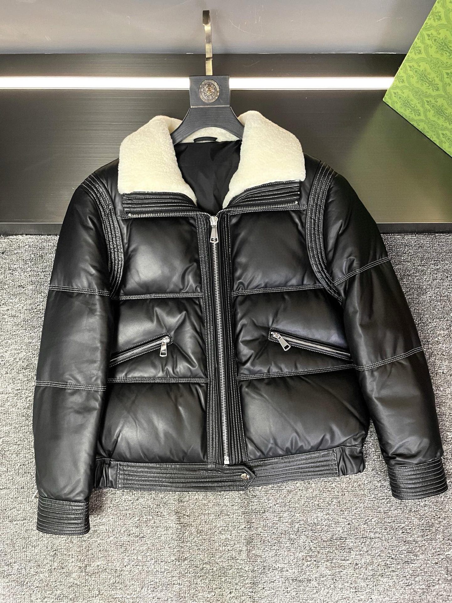 NO:895044,Hermès 2025 new autumn and winter sheepskin down jacket, flat lay details Hermès, a brand with a century-old legendary history. Since its founding in 1837, Hermès has always been a leader in the fashion industry with exquisite craftsmanship, top quality and unique design style. Every Hermès work carries the brand's heritage and innovation, and is a perfect fusion of fashion and classics.  This Hermes sheepskin down jacket is carefully made of sheepskin imported from Australia and has an extraordinary texture. Filled with goose down, it is light and warm, allowing you to feel the ultimate warmth and comfort in the cold autumn and winter. It is available in two fashionable colors, black and orange, to meet different fashion tastes. The white lambskin collar extends along the placket to the hem, which not only adds warmth and softness, but also adds a touch of playfulness and cuteness to the overall look.  The details show the brand's ingenuity. Exquisite stitching and high-quality zippers, every detail demonstrates Hermès' persistent pursuit of quality. Wearing this sheepskin down jacket, you will become the fashion focus on the street, exuding confidence and elegance. Whether paired with casual pants or a skirt, you can easily create a fashionable and comfortable autumn and winter look. Don't hesitate anymore, come and experience the luxurious experience brought by Hermès' new 2025 autumn and winter sheepskin down jacket.  Size M-4XL,,hermes,hermes,skirts,down jacket,sheepskin,Top Customize119860909爱马仕 HERMES 2025 秋冬新款羊皮羽绒服,平铺细节图  爱马仕,一个拥有着百年传奇历史的品牌.自 1837 年创立以来,爱马仕始终以精湛的工艺、顶级的品质和独特的设计风格,成为时尚界的翘楚.每一件爱马仕的作品都承载着品牌的传承与创新,是时尚与经典的完美融合.  这款Hermes羊皮羽绒服采用澳洲进口羊皮精心打造,质感非凡.鹅绒填充,轻盈又保暖,让你在寒冷的秋冬季节也能感受到极致的温暖与舒适.有黑色和橙色两个时尚颜色可供选择,满足不同的时尚品味.而白色羊羔毛领沿门襟一直延伸到下摆,不仅增添了一份温暖与柔软,更是为整体造型增添了一抹俏皮与可爱.  细节之处尽显品牌的匠心独运.精致的缝线、高品质的拉链,每一个细节都彰显着爱马仕对品质的执着追求.  穿上这款羊皮羽绒服,你将成为街头的时尚焦点,散发着自信与优雅的魅力.无论是搭配休闲裤还是裙装,都能轻松打造出时尚又舒适的秋冬造型.  别再犹豫了,快来感受爱马仕 2025秋冬新款羊皮羽绒服带来的奢华体验吧.  码数M-4XL,,hermes,hermes,skirts,down jacket,sheepskin,Top Customize1,Men's clothing