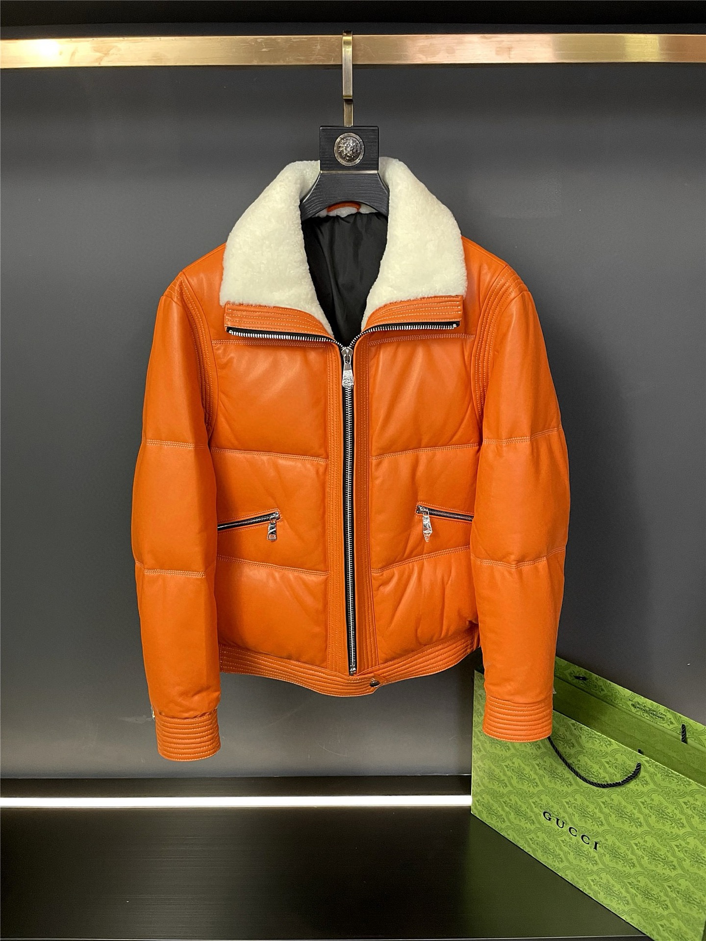 NO:895050,Hermes HERMESA 2025 Autumn and Winter New Sheepskin Down Jacket is a perfect fusion of fashion and warmth. Hermes This sheepskin down jacket is carefully crafted from sheepskin imported from Australia, showing its unparalleled quality. Australian sheepskin is famous for its delicate texture, soft touch and excellent durability, giving this new work of Hermès a top-notch texture. Every inch of sheepskin has been strictly selected and finely processed to ensure the perfect quality of the clothing.  The goose down filling brings the ultimate thermal insulation performance to this down jacket. High-quality goose down is light and fluffy, which can effectively block the cold and let you feel warm care in autumn and winter. Hermès is extremely strict in the selection of goose down, and only uses the purest and highest quality goose down to ensure its excellent thermal insulation effect and comfortable wearing experience.  The choice of two classic colors, black and orange, adds fashionable charm to this sheepskin down jacket. Black is calm and elegant, suitable for various occasions, showing low-key luxury; orange is full of vitality and personality, bringing a bright color to autumn and winter. No matter which color you choose, you can show your unique fashion taste.  The white lambswool collar extends from the placket to the hem, adding a sense of tenderness and romance to this down jacket. The soft touch and warm texture of lambswool complement the sheepskin and goose down, creating a comfortable and luxurious wearing atmosphere. This unique design detail not only increases the beauty of the clothing, but also brings more warmth and care to the wearer. Hermès 2025  The new autumn and winter sheepskin down jacket is not only a piece of clothing, but also a work of art. It combines the brand's exquisite craftsmanship, top quality and fashionable design, showing Hermes' persistent pursuit of fashion and strict requirements for quality. Whether on the cold winter streets or in important social occasions, this sheepskin down jacket can make you the focus of attention, showing confidence and elegance. Choose Hermes 2025  The new autumn and winter sheepskin down jacket is to choose a luxurious lifestyle, a pursuit of quality and fashion. Let us feel the warmth and fashion brought by Hermès in this autumn and winter season, and show our own unique charm. Size 48-58,,hermes,hermes,down jacket,sheepskin,Top Customize119860909爱马仕 HERMESA 2025秋冬新款羊皮羽绒服时尚与温暖的完美融合  Hermes 这款羊皮羽绒服采用澳洲进口羊皮精心打造,彰显出无与伦比的品质.澳洲羊皮以其细腻的纹理、柔软的触感和卓越的耐用性而闻名,为爱马仕的这款新作赋予了顶级的质感.每一寸羊皮都经过严格挑选和精细处理,确保了服装的完美品质.  鹅绒填充为这款羽绒服带来了极致的保暖性能.优质的鹅绒轻盈而蓬松,能够有效地阻挡寒冷,让你在秋冬季节感受到温暖的呵护.爱马仕对鹅绒的选择极为严格,只选用最纯净、最优质的鹅绒,以确保其卓越的保暖效果和舒适的穿着体验.  黑色和橙色两个经典颜色的选择,为这款羊皮羽绒服增添了时尚的魅力.黑色沉稳大气,适合各种场合的穿着,展现出低调的奢华；橙色则充满活力与个性,为秋冬季节带来一抹亮丽的色彩.无论你选择哪种颜色,都能彰显出独特的时尚品味.  白色羊羔毛领沿门襟一直延伸到下摆,为这款羽绒服增添了一份温柔与浪漫.羊羔毛的柔软触感和温暖质感,与羊皮和鹅绒相得益彰,营造出舒适而奢华的穿着氛围.这个独特的设计细节不仅增加了服装的美观度,还为穿着者带来了更多的温暖和呵护.  爱马仕 2025 秋冬新款羊皮羽绒服,不仅仅是一件服装,更是一件艺术品.它融合了品牌的精湛工艺、顶级品质和时尚设计,展现出爱马仕对时尚的执着追求和对品质的严格要求.无论是在寒冷的冬日街头,还是在重要的社交场合,这款羊皮羽绒服都能让你成为众人瞩目的焦点,展现出自信与优雅的魅力.  选择 Hermes 2025 秋冬新款羊皮羽绒服,就是选择一种奢华的生活方式,一种对品质和时尚的追求.让我们在这个秋冬季节,一起感受爱马仕带来的温暖与时尚,展现出属于自己的独特魅力. 码数48-58,,hermes,hermes,down jacket,sheepskin,Top Customize1,Men's clothing