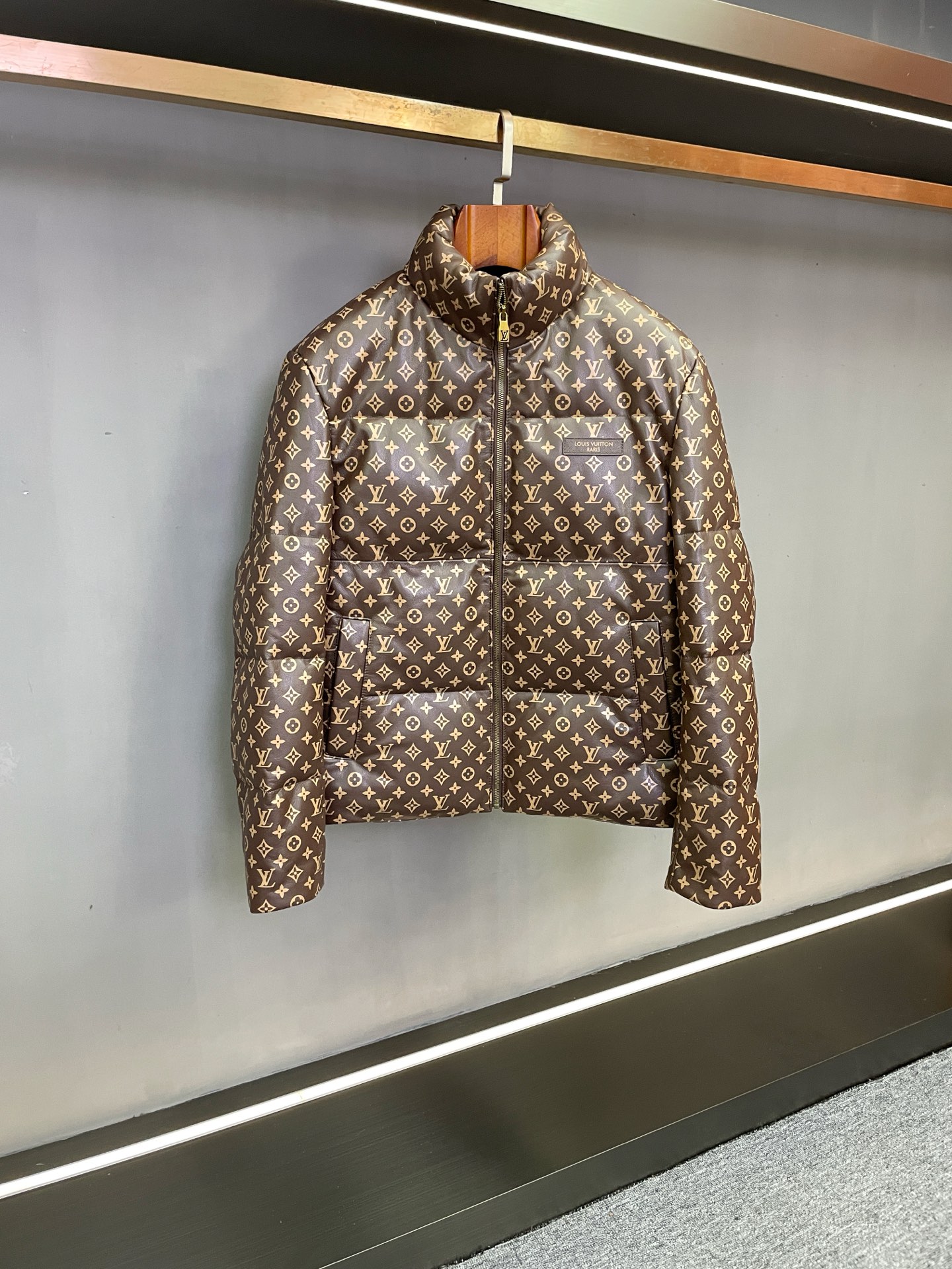 NO:895060,P LV Louis Vuitton's 2025 Autumn and Winter Men's Cowhide Down Jacket is a new chapter in the era of classics and luxurious warmth. When century-old elegance genes meet autumn and winter pragmatism, Louis Vuitton's new 2025 Autumn and Winter Men's Cowhide Down Jacket makes its grand debut, using rare materials and iconic designs to redefine the aesthetics of high-end men's winter clothing.  Selected first-layer cowhide imported from Spain, polished by natural tanning process, the leather is soft, delicate and tough, with a warm luster and breathability, and a mellow and long touch. The classic brown tone is calm and atmospheric, which not only fits the quiet atmosphere of autumn and winter, but also highlights the elegant style of a mature man. Every texture carries natural  The unique texture of the material. The entire body is covered with Louis Vuitton's iconic Monogram five-flower print, which is intertwined with classic elements such as LV letters, four-leaf flowers, and rhombuses. This brand totem, which was born in 1896, has been tempered for a hundred years and remains timeless. It is low-key and conceals recognition, fully demonstrating the heritage of luxury products.  The interior is filled with high-quality goose down, which is full and clean. With its excellent fluffiness and temperature-locking performance, it builds a light and warm protective barrier in the cold winter, saying goodbye to the heavy and bloated wearing experience. The stiff silhouette of the leather fabric and the soft and fluffy goose down are cleverly balanced, retaining the core warmth function of the down jacket, but also having the neat texture of a leather item. Whether you are commuting in the city or traveling for business, you can take into account both style and temperature.  From the careful selection of Spanish first-layer cowhide, to the ingenious reproduction of classic prints, to the precise filling of high-quality goose down, every detail demonstrates Louis Vuitton's ultimate pursuit of quality. In the autumn and winter of 2025, let this cowhide down jacket, which combines classic design, rare materials and practical functions, become a luxurious and warm collection in your wardrobe, accompanying you to calmly cope with every winter scene. Size M-3XL,, louis vuitton, louis vuitton, down  jacket,cowhide,Top Customize119860909P LV 路易威登2025秋冬男士牛皮羽绒服经典与奢暖的时代新章 当百年奢雅基因邂逅秋冬实用主义,路易威登2025秋冬新款男士牛皮羽绒服重磅登场,以珍稀材质与标志性设计,重新定义高端男士冬日着装美学. 精选西班牙进口头层牛皮,历经天然鞣制工艺打磨,皮质柔软细腻且富有韧性,自带温润光泽与呼吸感,触感醇厚绵长.经典棕色调沉稳大气,既契合秋冬季节的静谧氛围,又彰显成熟男士的儒雅格调,每一处纹理都承载着天然材质的独特质感.全身铺陈路易威登标志性Monogram五花印花,由LV字母、四叶花、菱形等经典元素交织而成,这一诞生于1896年的品牌图腾,历经百年时光淬炼依旧历久弥新,低调中暗藏辨识度,尽显奢品底蕴. 内里填充高品质鹅绒,绒朵饱满洁净,凭借优异的蓬松度与锁温性能,在凛冽寒冬中构建轻盈温暖的防护屏障,告别厚重臃肿的穿着体验.皮革面料的挺括廓形与鹅绒的柔软蓬松巧妙平衡,既保留了羽绒服的核心保暖功能,又兼具皮质单品的利落质感,无论是城市通勤还是商务出行,都能兼顾风度与温度. 从西班牙头层牛皮的精挑细选,到经典印花的匠心复刻,再到优质鹅绒的精准填充,每一处细节都彰显路易威登对品质的极致追求.2025秋冬,让这件集经典设计、珍稀材质与实用功能于一体的牛皮羽绒服,成为你衣橱中的奢暖珍藏,伴你从容应对每一个冬日场景. 码数 M-3XL,,louis vuitton,louis vuitton,down jacket,cowhide,Top Customize1,Men's clothing