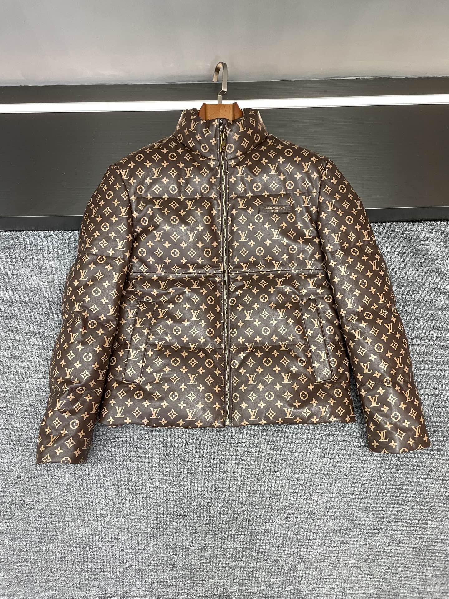 NO:895064,P LV's hottest item in autumn and winter. The brown cowhide goose down jacket welds a sense of luxury to the body. Who knows!  Louis Vuitton's 2025 autumn and winter men's down jacket directly grasps the texture code of winter wear ~ The body is made of Spanish first-layer cowhide. The warm brown tone comes with a retro filter. It has a delicate and crisp touch on the hand, and it can maintain a neat silhouette even if worn for a long time. It does not have the bulkiness of ordinary leather jackets at all.  The whole body is covered with LV's classic five-flower print, which is not an exaggerated pile, but is blended into the leather texture in a low-key manner. The brand recognition is faintly revealed under the light, and it has an aura of 'effortless luxury'. The most surprising thing is that it is filled with full goose down, which has an online bulkiness but does not appear bloated. The upper body is light and pressure-free, and can lock in warmth even at sub-zero temperatures, truly achieving both style and temperature.  The short cut is super friendly, and the waistline is raised without compromising your height. Paired with trousers, you will look calm as a business elite, and paired with jeans, you will have a relaxed and trendy feel. From the delicate texture of the leather to the neat routing of the print, every detail has the ingenuity of a famous brand. Whether it is daily commuting or holiday gatherings, it can make you low-key and outstanding in the crowd. Decentness in winter has always been a two-way street between materials and design~  This LV down jacket, which combines Spanish first-layer cowhide, classic presbyopia and high-quality goose down, is probably the ideal answer for mature men's winter wardrobe. Size 48-56,,louis vuitton,louis vuitton,jeans,leather jacket,down jacket,cowhide,Top Customize119860909P LV秋冬王炸单品 棕色牛皮鹅绒服把高级感焊在身上 谁懂啊！路易威登2025秋冬这款男士羽绒服,直接拿捏了冬日穿搭的质感密码～ 精选西班牙头层牛皮打造衣身,温润的棕色调自带复古滤镜,上手是细腻又挺括的触感,久穿也能保持利落版型,完全没有普通皮衣的笨重感. 全身铺满LV经典五花印花,不是浮夸的堆砌,而是低调融入皮质肌理,灯光下隐隐透出品牌辨识度,自带“不费力的奢华”气场.最惊喜的是内里填充的饱满鹅绒,蓬松度在线却不显臃肿,上身轻盈无压,零下低温也能锁温保暖,真正实现风度与温度双在线. 短款剪裁超友好,拉高腰线还不压身高,搭配西裤是商务精英的沉稳,配牛仔裤又有松弛的潮流感.从皮质的细腻纹路到印花的工整走线,每一处细节都藏着大牌匠心,不管是日常通勤还是节日聚会,都能让你在人群中低调出众. 冬天的体面,从来都是材质与设计的双向奔赴～ 这件集西班牙头层牛皮、经典老花与优质鹅绒于一身的LV羽绒服,大概就是成熟男士冬日衣橱的理想答案吧 码数 48-56,,louis vuitton,louis vuitton,jeans,leather jacket,down jacket,cowhide,Top Customize1,Men's clothing