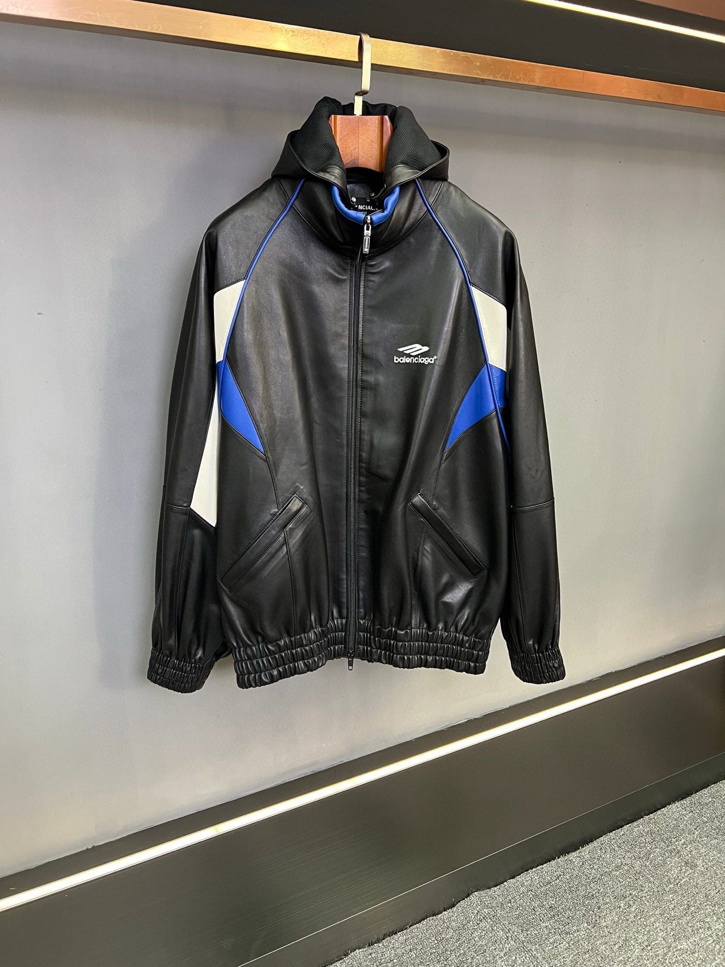 NO:895070,Balenciaga BLG's new sheepskin jacket for autumn and winter in 25 years uses a design language that breaks through the conventions to interpret the diverse expressions of contemporary fashion. The same style is available for men and women, so that more people can appreciate this unique style.  Balenciaga's jacket is carefully crafted from high-quality Australian sheepskin. The leather is fine and flexible, with both texture and durability, bringing a comfortable tactile experience to the wearer. The main body is made of classic black, with a calm atmosphere and an uninhibited style; while the sleeves and armpits are cleverly spliced with white and blue sheepskin. The contrasting design breaks the monotony and instantly brightens the overall look, highlighting the brand's creative ingenuity in every detail.  In terms of logo presentation, the Balenciaga LOGO embroidery on the chest and under the back collar has fine and exquisite stitching, which not only continues the brand's recognition, but also tells the brand's heritage in a low-key and restrained way. The use of a wide version not only gives the wearer ample space for movement, but also creates a casual and comfortable wearing atmosphere, which can easily adapt to various occasions and matching styles.  BLG's sheepskin jacket is Balenciaga's ingenious fusion of material, design and functionality. It brings you a different choice in autumn and winter for those who pursue personality and quality. Size S-L,,balenciaga,jackets & coats,sheepskin,Top Customize119860909巴黎世家 BLG 25年秋冬新款羊皮夹克,以突破常规的设计语言,诠释当代时尚的多元表达,且男女同款的设定,让更多人能领略这份独特风格.  巴黎世家这款夹克甄选优质澳洲羊皮精心打造,皮质细腻柔韧,兼具质感与耐用性,为穿着者带来舒适的触感体验.主体采用经典黑色,沉稳大气中透着不羁格调；而袖子与腋下巧妙拼接白色和蓝色羊皮,撞色设计打破单调,瞬间点亮整体造型,于细节处彰显品牌的创意巧思.  在标识呈现上,胸前及后衣领下方的巴黎世家LOGO刺绣,针脚细密精致,既延续了品牌的辨识度,又以低调内敛的方式诉说着品牌底蕴.阔版版型的运用,不仅赋予穿着者充足的活动空间,更营造出随性自在的穿搭氛围,轻松适配多种场合与搭配风格.  BLG这款羊皮夹克,是巴黎世家对材质、设计与功能性的匠心融合,为追求个性与品质的你,带来秋冬季节的别样选择. 码数S-L,,balenciaga,jackets & coats,sheepskin,Top Customize1,Men's clothing