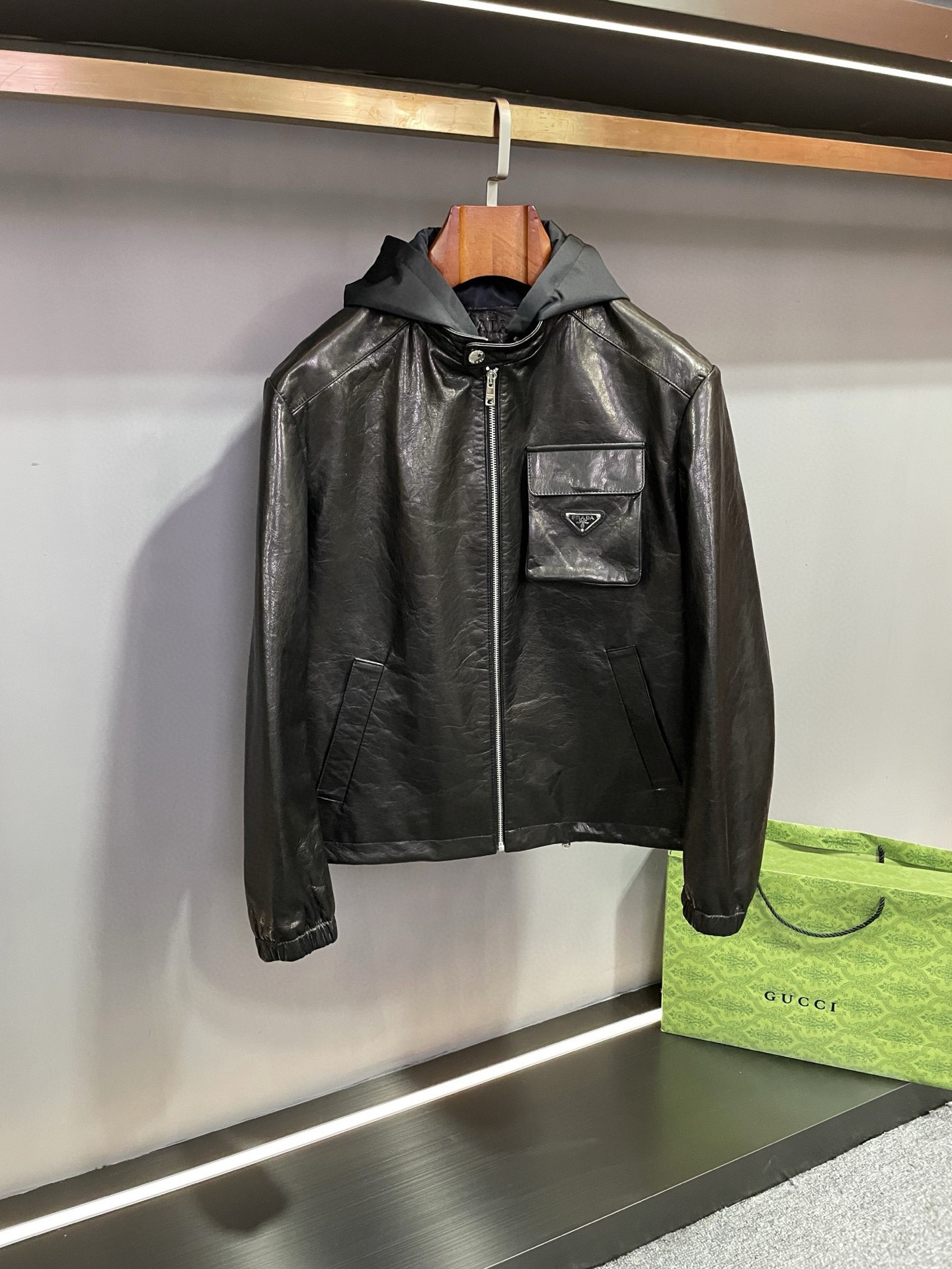 NO:895030,PRADA's new 2025 autumn and winter men's sheepskin leather jacket makes a shocking debut. On the fashion stage, Prada has always led the trend with its excellent quality and unique design. Today, we are honored to present to you Prada's 2025 autumn and winter new men's sheepskin leather jacket, and a luxury and fashionable feast begins. Prada  This leather jacket is carefully made of black sheepskin imported from Australia. Every inch of the leather exudes nobility and texture. The delicate texture and soft touch of the sheepskin bring you an unparalleled wearing experience. Whether it is a business occasion or leisure time, it can show your taste and temperament. The unique splicing and detachable polyester fiber hat design adds practicality and fashion to this leather jacket. You can freely choose whether to wear a hat according to different occasions and needs, showing a variety of styles.  The design of the three-dimensional flap pocket on the chest not only increases the practicality, but also highlights the fashion sense of this leather jacket. The PRADA iconic triangle LOGO is embellished on the pocket, like a bright pearl, highlighting the nobility and glory of the brand. Prada 2025  The new autumn and winter men's sheepskin leather jacket is not only a piece of clothing, but also an attitude towards life. It represents the pursuit of quality, love for fashion, and self-expression. Choosing Prada means choosing excellence and extraordinary. Come and experience the charm of Prada's 2025 new autumn and winter men's sheepskin leather jacket!  Let you be the center of attention this autumn and winter. Size 48-56,,prada,prada,jackets & coats,leather jacket,sheepskin,hats,Top Customize119860909普拉达 PRADA 2025 秋冬新款男士羊皮皮衣外套震撼登场  在时尚的舞台上,普拉达始终以其卓越的品质和独特的设计引领潮流.今日,我们荣幸地为您呈现普拉达 2025 秋冬新款男士羊皮皮衣,一场奢华与时尚的盛宴就此拉开帷幕.  Prada 这款皮衣采用澳洲进口黑色羊皮精心打造,每一寸皮革都散发着高贵与质感.羊皮的细腻纹理和柔软触感,为您带来无与伦比的穿着体验.无论是商务场合还是休闲时光,它都能彰显您的品味与气质.  独特的拼接可拆卸聚酯纤维帽子设计,为这款皮衣增添了实用性与时尚感.您可以根据不同的场合和需求,自由选择是否佩戴帽子,展现出多样的风格.  胸前立体揭盖口袋的设计,不仅增加了实用性,更凸显了这款皮衣的时尚感.口袋上 PRADA 标志性三角标 LOGO 点缀,犹如一颗璀璨的明珠,彰显着品牌的尊贵与荣耀.  普拉达 2025 秋冬新款男士羊皮皮衣,不仅仅是一件服装,更是一种生活态度.它代表着对品质的追求,对时尚的热爱,对自我的表达.选择普拉达,就是选择卓越与不凡.  快来体验普拉达 Prada 2025 秋冬新款男士羊皮皮衣的魅力吧！让您在这个秋冬成为众人瞩目的焦点. 码数 48-56,,prada,prada,jackets & coats,leather jacket,sheepskin,hats,Top Customize1,Men's clothing