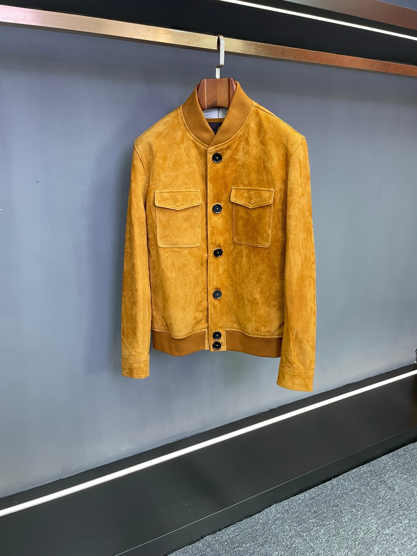 NO:895057,LP LORO PIANA's new men's sheepskin jacket for autumn and winter 2025, a new level of old money style. Dear gentlemen, LORO PANA's new men's sheepskin jacket for autumn and winter 2025 has made a shocking debut. With a classic old money style design, it presents you with a low-key and luxurious dressing experience.  LP. This jacket is made of New Zealand suede sheepskin. Every inch of the leather exudes a natural and delicate texture. It is soft against the skin yet tough and durable. You can feel the high-end touch from natural materials when you rub it on your fingertips. It shows its extraordinary taste in a low-key manner. The old-money style design concept runs throughout, abandoning complicated decorations, using simple lines to outline elegant outlines, and showing calmness in every gesture, highlighting your profound fashion heritage and elegant style.  Open the jacket and you will see the plaid lining. The classic plaid element has a retro charm, which not only enhances the layering of the overall outfit, but also inadvertently reveals your ultimate pursuit of details. Every time you wear it, it is a tribute to classic fashion.  The coffee and black colors launched this time are the essence of the old money style color matching system. The coffee color is warm and mellow, just like a cup of coffee on an autumn afternoon. It contains the warmth of life in its calmness, easily creating a low-key and luxurious atmosphere; the black is mysterious and deep, interpreting eternal classics and stability. It is the best choice for you to attend important occasions, showing full gentlemanly demeanor. Whether you wear it with a simple white shirt to attend a business meeting, or wear a soft sweater while walking in the streets, LORO  PIANA's 25th autumn and winter new men's sheepskin jackets can be perfectly adapted to help you easily control various occasions and become the focus of the crowd. Size 48-56.,,loro piana,loro piana,jackets & coats,shirts,sheepskin,Top Customize119860909LP 诺优翩雅25秋冬新款男士羊皮夹克,演绎老钱风新高度  尊敬的各位绅士,LORO PIANA诺优翩雅2025年秋冬新款男士羊皮夹克震撼登场,以经典老钱风设计,为您呈上低调而奢华的着装体验.  LP.这款夹克精选新西兰反绒羊皮,每一寸皮革都散发着自然而细腻的质感,轻柔贴肤又坚韧耐用,在指尖摩挲间感受来自天然材质的高级触感,低调中尽显不凡品味.  老钱风设计理念贯穿始终,摒弃繁杂装饰,以简洁线条勾勒优雅轮廓,举手投足间尽显从容大气,彰显您深厚的时尚底蕴与高雅格调.  打开夹克,格纹里布映入眼帘,经典格纹元素自带复古韵味,不仅提升了整体穿搭的层次感,更在不经意间展露您对细节的极致追求,每一次穿着都是对经典时尚的致敬.  此次推出的咖色与黑色,皆是老钱风配色体系中的精髓.咖色温暖醇厚,如同秋日午后的一杯咖啡,沉稳中蕴含着生活的温度,轻松营造出低调奢华的氛围感；黑色神秘深邃,诠释着永恒的经典与稳重,是您出席重要场合时的不二之选,展现出十足的绅士风度.  无论是搭配简约白衬衫出席商务会议,还是内搭柔软针织衫漫步于街头巷尾,LORO PIANA诺优翩雅25年秋冬新款男士羊皮夹克都能完美适配,助您轻松驾驭各种场合,成为人群中的焦点.  码数48-56.,,loro piana,loro piana,jackets & coats,shirts,sheepskin,Top Customize1,Men's clothing