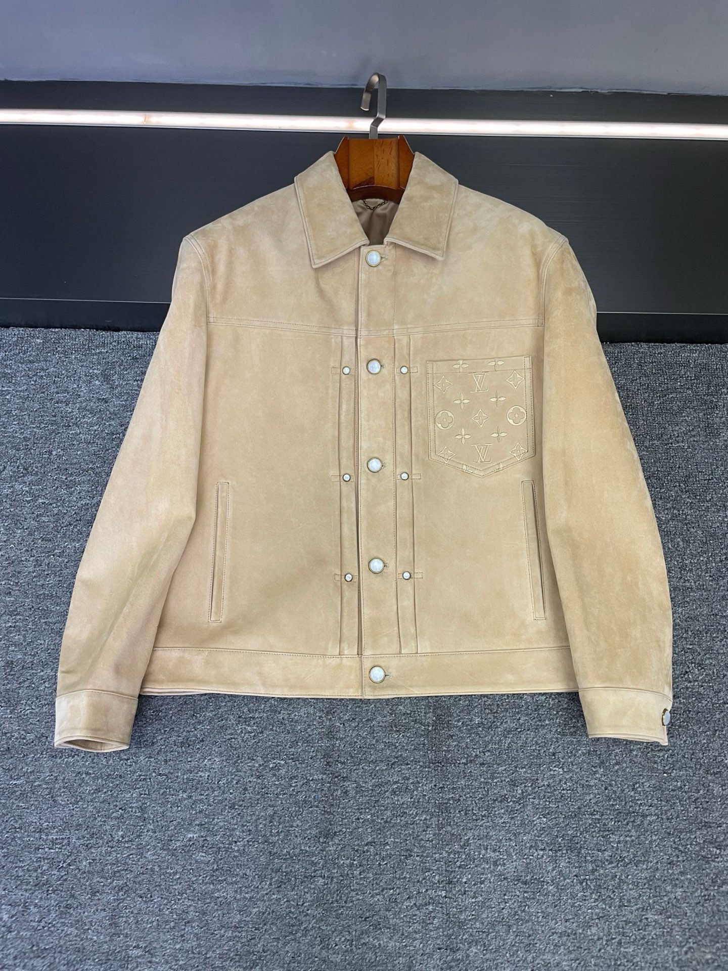 NO:895018,LV suede sheepskin jacket hides the brightness and texture of autumn and winter ~ LV 25 autumn and winter men's leather jacket, this jacket always makes people feel the right ingenuity - it seems to weave 'vitality' and 'style' together, it looks comfortable and bright at first glance, and it is full of exquisite details.  The selected suede sheepskin imported from Australia has an unforgettable and delicate velvet feel to the touch, with a warm retro atmosphere. The yellow is as bright as the warm autumn sun but not dazzling, and the blue is as calm and energetic as the clear sky. Both colors break out of dullness, but are not too ostentatious, giving you a relaxed aura when worn.  The LV classic five-flower LOGO is embroidered on the left breast pocket. The stitching is so fine that it seems to be hidden in the texture. It is not directly eye-catching, but is delicate only when you get closer; the pearl engraved buttons are even more gentle in the details, and the round luster collides with the texture of suede sheepskin, adding a sense of casual nobility. LV under the back collar  The LOGO embossed leather is the tacit understanding of the brand hidden in the details. It is not eye-catching but has its own recognition. It is inadvertently revealed when you raise your hand and turn around, like a tacit signal between people who understand.  When boys wear this kind of colorful jacket, the balance of the design is most tested - this one combines the warmth of suede sheepskin, the vitality of color and the neatness of the pattern. It is casual and fashionable when worn with jeans, and can be worn with light business sophistication when paired with dark trousers. It can be easily controlled in different styles. The ability to make classic elements without deliberateness and integrate bright colors into men's clothing design so stylishly is probably what fascinates people about Louis Vuitton~  If you like this kind of textured item with hidden ingenuity, you might as well take a closer look~ Size 48-56.,,louis vuitton,louis vuitton,jeans,jackets & coats,jackets & coats,leather jacket,sheepskin,Top Customize119860909LV 反绒羊皮夹克,藏着秋冬的明媚与质感～  LV 25秋冬的男士皮衣,这件外套总能让人感受到那份恰到好处的巧思——它像把「活力」与「格调」织在了一起,一眼看去是舒服的明媚,细品又满是精致的细节.  精选的澳洲进口绒面羊皮,触感是让人难忘的细腻绒感,带着点温润的复古气息.黄色像秋日暖阳般明快却不刺眼,蓝色如晴空般沉静又自带活力,两个颜色都跳出了沉闷,却又不会过于张扬,穿上身自带轻松的气场.  左胸口袋的LV经典五花LOGO刺绣,针脚细密得像藏在肌理里,不是直白的醒目,而是要凑近了才发现的精致；珍珠刻字纽扣更是细节里的温柔,圆润的光泽与反绒羊皮的质感碰撞,多了份不经意的贵气.  后衣领下方的LV LOGO压花贴皮,是品牌藏在细节里的默契,不抢眼却自带辨识度,抬手转身时的不经意露出,像懂的人之间心照不宣的信号.  男生穿这种带点色彩的外套,最考验设计的平衡感——这件却把反绒羊皮的温润、色彩的活力与版型的利落融得刚好,搭牛仔裤是随性的时髦,配深色长裤又能穿出轻商务的精致,不同风格都能轻松驾驭.  能把经典元素做得不刻意,把明媚色彩融入男装设计得这么有格调,大概就是路易威登让人着迷的地方吧～ 喜欢这种藏着巧思的质感单品,不妨多留意一眼呀～  码数 48-56.,,louis vuitton,louis vuitton,jeans,jackets & coats,jackets & coats,leather jacket,sheepskin,Top Customize1,Men's clothing