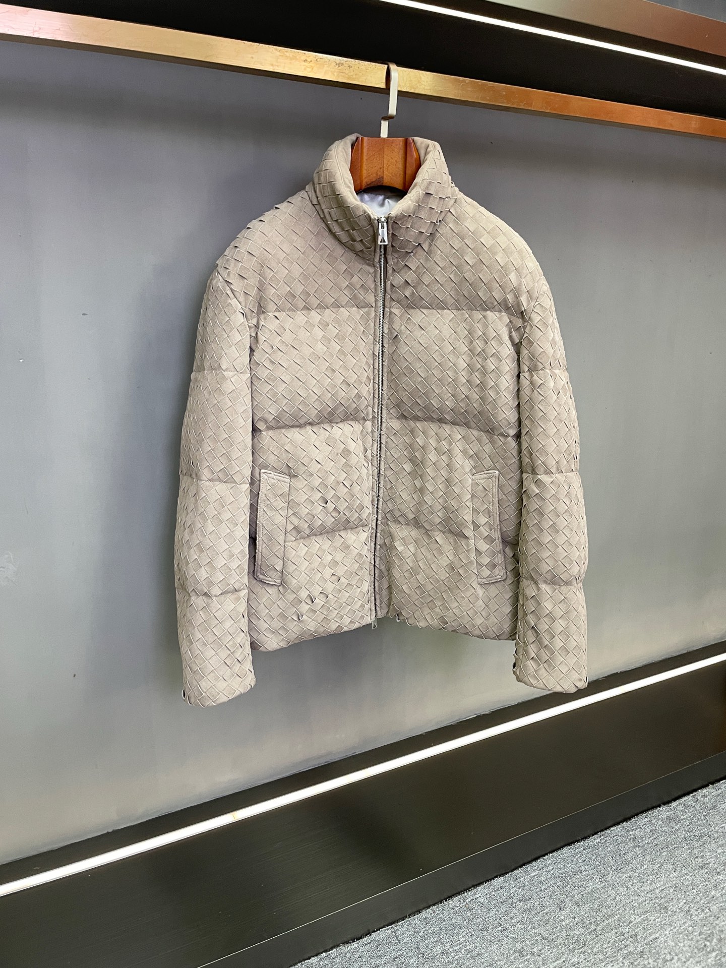 NO:895089,BV Bottega Veneta's 2025 Autumn and Winter Men's Sheepskin Down Jacket is crafted with warmth and natural style. When the cold winds of autumn and winter begin to rise, Bottega Veneta uses more than 60 years of Italian luxury craftsmanship to present the new 2025 Autumn and Winter Men's Sheepskin Down Jacket, which combines warmth and style and redefines the aesthetics of high-end men's winter clothing.  Gray sheepskin imported from New Zealand is selected as the body base, and high-quality young sheepskin raw materials are selected. The leather is fine and flexible, and the texture is warm. It has gone through multiple fine tanning processes, retaining natural breathability properties, and has excellent cold and windproof properties. It feels as soft and skin-friendly as a cloud. The brand's iconic I  The ntrecciato all-over weaving process runs through the body of the garment. Each weaving texture is hand-crafted by craftsmen. The interweaving of warp and weft shows symmetrical aesthetics and exquisite skills. It highlights the recognition of luxury products without unnecessary logos, and perfectly interprets the low-key luxury of the brand's 'logo-free doctrine'.  The interior is filled with high-quality goose down, and the down is full and fluffy. With its excellent temperature-locking ability, it brings light and pressure-free warmth and care in winter, saying goodbye to the bloated feeling of traditional down jackets. The neat tailoring fits the curves of men's body shapes, and the gray tone is classic and versatile. It can be suitable for formal occasions of business commuting, and can also be integrated into daily casual life scenes, realizing the practical value of one garment for multiple wear.  From the selection of raw materials to the polishing of craftsmanship, Bottega Veneta perfectly integrates natural gifts with humanistic craftsmanship. This sheepskin down jacket is not only a weapon to resist the cold winter, but also a choice of clothing to highlight the taste and identity of mature men. In the autumn and winter of 2025, together with Bottega Veneta, we control the style between cold and warm, and taste luxury in the details. Size M-3XL,,bottega veneta,bottega veneta,down  jacket,sheepskin,Top Customize119860909BV 葆蝶家2025秋冬男士羊皮羽绒服匠艺织暖,格调天成 当秋冬寒风渐起,葆蝶家以六十余年意大利奢品匠心,呈献2025秋冬新款男士羊皮羽绒服,让保暖与格调兼得,重新定义高端男士冬季着装美学. 精选新西兰进口灰色羊皮为衣身基底,甄选优质幼龄羊皮原料,皮质细腻柔韧、纹理温润,历经多重精细鞣制工艺,既保留天然透气属性,又具备出色的抗寒防风性能,触感如云朵般软糯亲肤.品牌标志性的Intrecciato全身编织工艺贯穿衣身,每一道编织纹理都由匠人手工匠心打造,经纬交织间尽显对称美学与精湛技艺,无需多余标识便彰显奢品辨识度,完美诠释品牌'无Logo主义'的低调奢华. 内里填充高品质鹅绒,绒朵饱满蓬松,凭借卓越的锁温能力,为冬日带来轻盈无压的温暖呵护,告别传统羽绒服的臃肿感.利落的剪裁贴合男士身形曲线,灰色调经典百搭,既能适配商务通勤的正式场合,亦能融入日常休闲的生活场景,实现一衣多穿的实用价值. 从原料甄选到工艺打磨,葆蝶家将自然馈赠与人文匠艺完美融合,这款羊皮羽绒服不仅是抵御严寒的冬日利器,更是彰显成熟男士品味与身份的穿搭之选.2025秋冬,与葆蝶家一同,在冷暖之间执掌格调,于细节之处品味奢雅. 码数 M-3XL,,bottega veneta,bottega veneta,down jacket,sheepskin,Top Customize1,Men's clothing