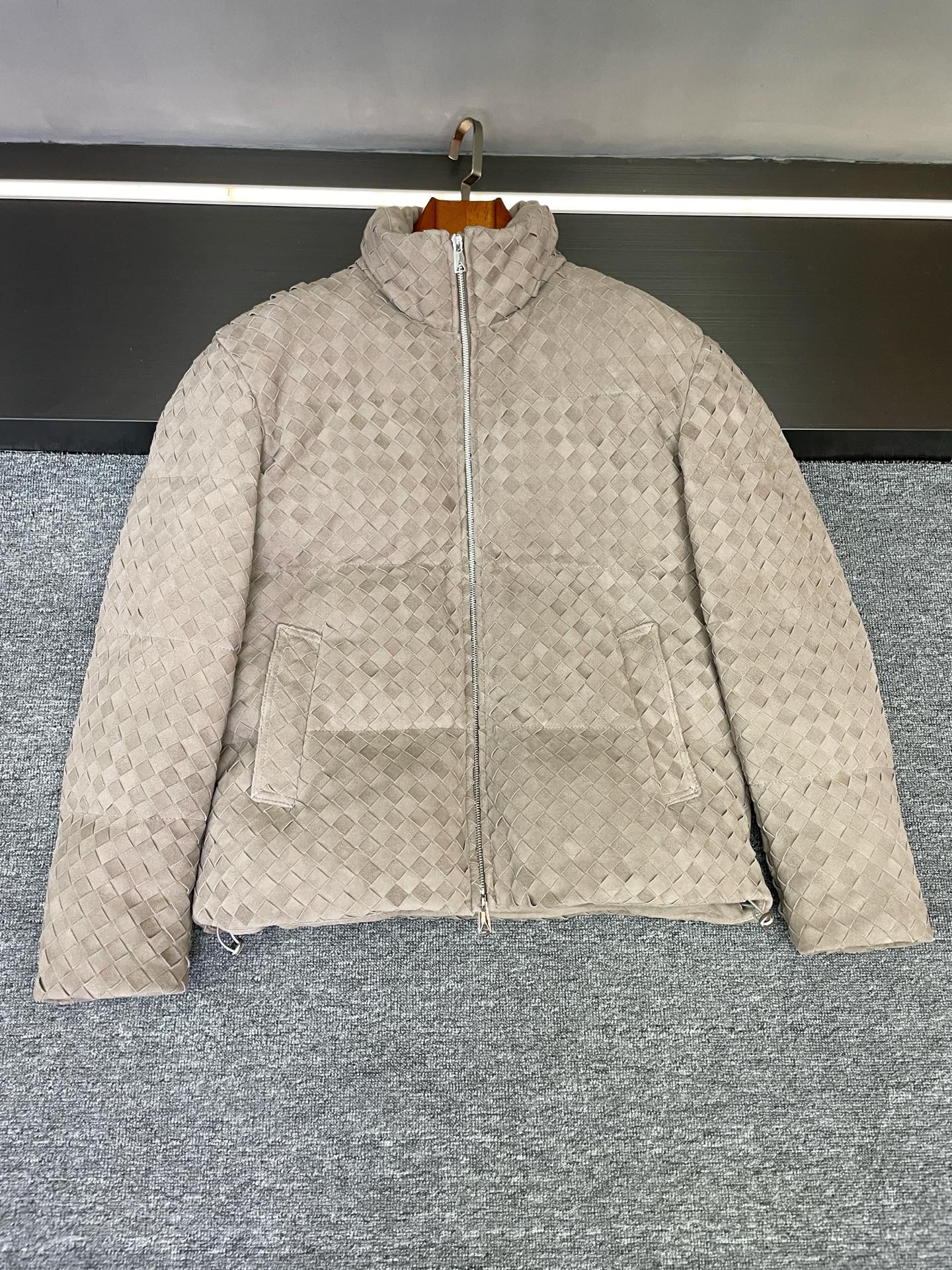 NO:895095,Picked up by Bottega Veneta’s new down jacket!  Autumn and winter dignity for men with texture. Boys who really know how to dress know that the texture of autumn and winter coats is the watershed of taste ~ Bottega Veneta's 2025 autumn and winter men's sheepskin down jacket directly welds the high-end sense into the details. The selected gray sheepskin imported from New Zealand is amazing!  The touch is as delicate as the passing of clouds, with a low-key matte luster, no extra decoration but a noble buff. The most amazing thing is the whole-body weaving process. It is not a stiff leather feel, but a soft and waxy texture. You can feel the flexibility of the fabric when you move around, breaking the old-fashioned feel of the fur down jacket.  The goose down filling inside has an online fluffiness. The upper body is light and pressure-free, but it can firmly lock in the warmth, and can be easily held in the sub-zero weather in the north. The gray tone comes with an advanced filter, whether it is paired with business trousers or casual jeans, it can switch to a relaxed and refined atmosphere, and it is not inconsistent with commuting, dating, or business trips.  Hidden in the details are the natural windproofness of sheepskin designed with high emotional intelligence + the temperature locking power of goose down, keeping warm without being bulky; the weaving process allows for more freedom of movement without the sense of restraint of ordinary leather jackets. A classic style that will not go out of style for several years, every touch is a recognition of quality. This is the meaning of investing in a good jacket in autumn and winter~ Size M-3XL,,bottega veneta,jeans,jackets & coats,leather jacket,down jacket,sheepskin,Top  Customize119860909被葆蝶家新羽绒服拿捏了！质感型男的秋冬体面 真正懂穿搭的男生都知道,秋冬外套的质感才是品味分水岭～ 葆蝶家2025秋冬这款男士羊皮羽绒服,直接把高端感焊在了细节里 精选新西兰进口灰色羊皮太绝了！触感细腻得像云朵拂过,自带低调哑光光泽,没有多余装饰却自带贵气buff .最惊艳的是全身编织工艺,不是硬挺的皮质触感,而是带着柔糯筋骨的肌理感,走动间能感受到面料的灵动,打破了皮草羽绒服的老气感. 内里填充的鹅绒蓬松度在线,上身轻盈无压,却能牢牢锁住暖意,北方零下天气也能轻松hold住.灰色调自带高级滤镜,不管是搭配商务西裤还是休闲牛仔裤,都能切换出松弛又精致的氛围感,通勤、约会、出差穿都不违和. 细节处藏着高情商设计羊皮的天然防风性+鹅绒的锁温力,保暖不臃肿；编织工艺让活动更自在,没有普通皮衣的束缚感.穿几年都不过时的经典款,每一次触摸都是对品质的认可,这才是秋冬投资一件好外套的意义呀～ 码数 M-3XL,,bottega veneta,jeans,jackets & coats,leather jacket,down jacket,sheepskin,Top Customize1,Men's clothing