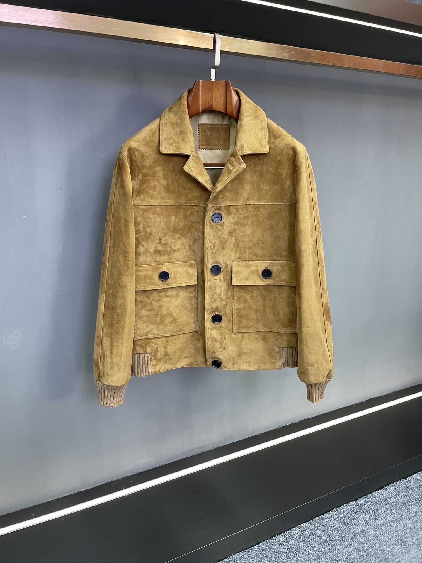 NO:895101,Prada's new men's suede sheepskin jacket for autumn and winter 2025 is a classic interpretation of workwear style and luxurious texture. Prada.2025 autumn and winter series presents another ingenious work. The new men's suede sheepskin jacket has a neat design and high-end materials, creating an autumn and winter clothing choice for contemporary men with both practicality and aesthetic value.  This jacket is carefully sewn from suede sheepskin imported from New Zealand. The leather is delicate, soft and tough, with a warm and mellow touch, and has a retro texture and high-end luster. The two classic colors of brown and black are not only in line with the calm atmosphere of autumn and winter, but also have strong matching adaptability - brown contains retro warmth and shows an elegant style; black has a calm aura and can easily control various scenes.  The design incorporates the essence of workwear style. The small lapels of workwear are neat and stylish, which not only retains the cool temperament of workwear items, but also weakens the heavy feeling of traditional workwear, making it more light and flexible, and has good tolerance for different body shapes. The brand's ingenuity can be seen in the details. The Prada iconic triangle logo patch is embellished under the back collar. The simple lines outline the brand recognition. It is unobtrusive but full of luxury, and demonstrates extraordinary taste in details.  Whether it is a simple match for daily commuting or a casual style for casual occasions, this suede sheepskin jacket can easily be used. It is not only a core item to enhance the texture of the outfit, but also an ideal choice to interpret men's low-key style. It perfectly fits Prada's design concept of 'classic and practical symbiosis'. Size 48-56,,prada,prada,jackets & coats,sheepskin,Top Customize119860909Prada 普拉达2025年秋冬新款男士反绒羊皮外套工装格调与奢华质感的经典演绎 Prada.2025秋冬系列再献匠心之作,全新男士反绒羊皮外套以利落设计与高端材质,为当代男士打造兼具实用性与美学价值的秋冬着装选择. 该外套甄选新西兰进口反绒羊皮精心缝制,皮质细腻柔软且富有韧性,触之温润醇厚,自带复古质感与高级光泽.推出的棕色与黑色两款经典色调,既契合秋冬季节的沉稳氛围,又具备极强的搭配适配性——棕色蕴含复古暖意,尽显优雅格调；黑色则自带沉稳气场,轻松驾驭多元场景. 设计上融入工装风格精髓,工装小翻领利落有型,既保留了工装单品的飒爽气质,又弱化了传统工装的厚重感,更显轻盈灵动,对不同身形具有良好包容性.细节处更见品牌巧思,后衣领下方缀以普拉达标志性三角标贴皮,简约线条勾勒品牌辨识度,不事张扬却尽显奢华底蕴,于细节处彰显不凡品味. 无论是日常通勤的简约搭配,还是休闲场合的自在造型,这款反绒羊皮外套皆能轻松胜任,既是提升穿搭质感的核心单品,也是诠释男士低调格调的理想之选,完美契合普拉达对“经典与实用共生”的设计理念. 码数 48-56,,prada,prada,jackets & coats,sheepskin,Top Customize1,Men's clothing