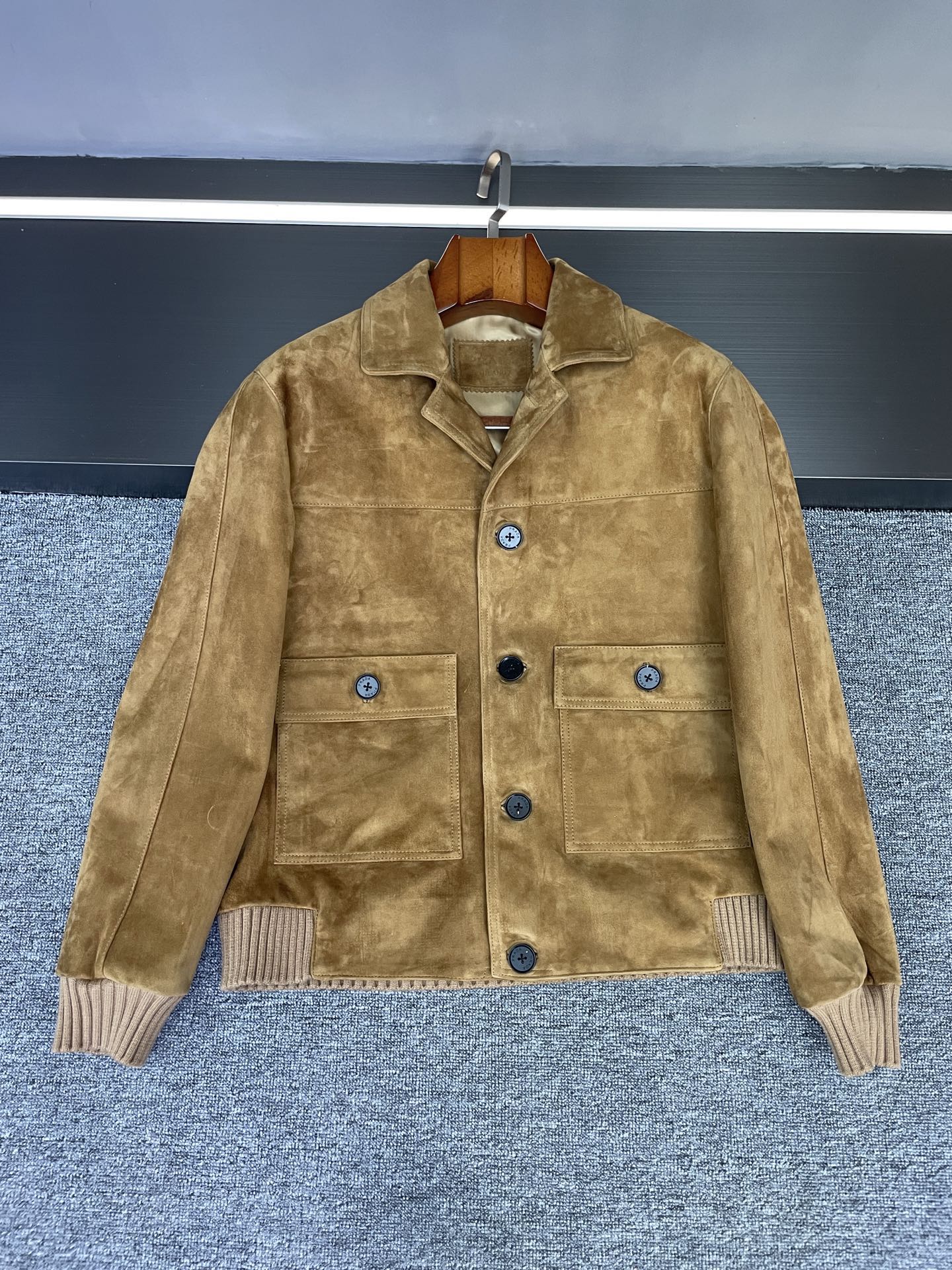 NO:895106,This Prada suede sheepskin jacket is the 'gentle armor' of autumn and winter style~ Among Prada's 2025 autumn and winter men's new styles, this suede sheepskin jacket hides an ingenuity that makes people's hearts flutter at first glance - it combines the neatness of work clothes with the warmth of sheepskin, showing texture without lacking the daily relaxation.  The selected suede sheepskin imported from New Zealand has a delicate velvet feel that you can remember, as if it has been gently polished by time. The brown color has a retro filter, and the upper body is low-key and yuppie; the black color exudes a calm aura, not picky in style but with a sense of luxury. Both colors avoid exaggeration, but can easily wear a unique style.  The small lapel design of the work clothes is very skillful. It does not deliberately emphasize toughness, but adds a casual and comfortable everyday feel. Whether it is worn open or buttoned up, it can highlight the neat silhouette and is also very tolerant to various body shapes.  The iconic triangle logo on the lower back of the collar is a tacit understanding of Prada hidden in the details - it is not straightforward and eye-catching, but when you raise your hand and turn around, it quietly reveals its own recognizable texture, like a tacit little signal between people who understand.  Boys wear it with jeans for a casual street feel, with khaki overalls for a retro workwear style, and even with dark trousers it can hold up to light business occasions. This kind of design that hides 'high-end' in daily life and balances 'practical' and 'fashionable' just right is probably what fascinates Prada ~ Friends who like low-key textures, you may want to pay more attention ~ Size 48-56.,, prada, prada, jeans, jackets &  coats,sheepskin,Top Customize119860909这件普拉达反绒羊皮外套,是秋冬型格的「温柔铠甲」～ 普拉达 Prada 2025年秋冬的男士新款里,这件反绒羊皮外套藏着让人一眼心动的巧思——它把工装的利落和羊皮的温润揉得刚好,既显质感,又不缺日常的松弛感. 精选的新西兰进口反绒羊皮,摸上去是能记住的细腻绒感,像被时光轻轻打磨过的温润.棕色自带复古滤镜,上身是低调的雅痞气；黑色则透着沉稳气场,不挑风格却自带高级感,两个颜色都避开了浮夸,却能轻松穿出独有的格调. 工装小翻领设计很见功力,没有刻意强调硬朗,反而多了份随性自在的日常感,无论是敞开穿还是扣起领口,都能衬出利落轮廓,对各种身形的包容度也很友好.后衣领下方的标志性三角标贴皮,是Prada藏在细节里的默契——不直白抢眼,却在抬手转身时悄悄露出自带辨识度的质感,像懂的人之间心照不宣的小信号. 男生穿它,搭牛仔裤是随性的街头感,配卡其色工装裤又能穿出复古工装风,甚至搭深色西裤也能hold住轻商务场合.这种把「高级」藏在日常里,把「实用」和「时髦」平衡得恰到好处的设计,大概就是Prada让人着迷的地方吧～ 喜欢低调质感的朋友,不妨多留意一眼呀～ 码数48-56.,,prada,prada,jeans,jackets & coats,sheepskin,Top Customize1,Men's clothing
