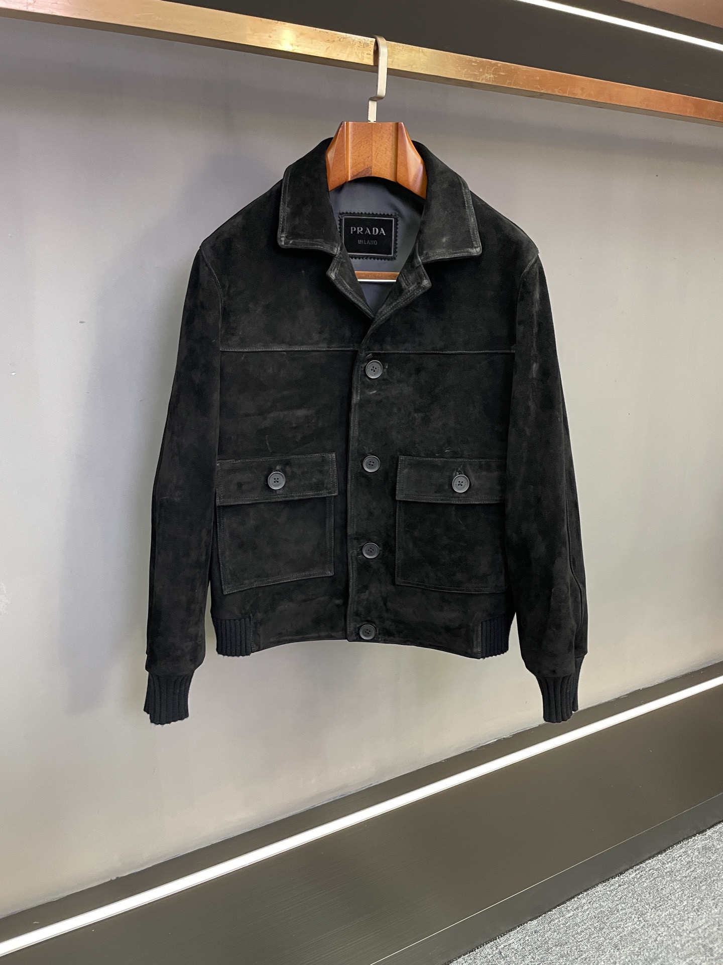 NO:895112,This Prada suede sheepskin jacket is the 'gentle armor' of autumn and winter style~ Among Prada's 2025 autumn and winter men's new styles, this suede sheepskin jacket hides an ingenuity that makes people's hearts flutter at a glance - it combines the neatness of work clothes with the warmth of sheepskin, showing texture without lacking the daily relaxation.  The selected suede sheepskin imported from New Zealand has a delicate velvet feel that you can remember, as if it has been gently polished by time. The brown color has a retro filter, and the upper body is low-key and yuppie; the black color exudes a calm aura, not picky in style but with a sense of luxury. Both colors avoid exaggeration, but can easily wear a unique style.  The small lapel design of the work clothes is very skillful. It does not deliberately emphasize toughness, but adds a casual and comfortable everyday feel. Whether it is worn open or buttoned up, it can highlight the neat silhouette and is also very tolerant to various body shapes.  The iconic triangle logo on the lower back of the collar is a tacit understanding of Prada hidden in the details - it is not straightforward and eye-catching, but when you raise your hand and turn around, it quietly reveals its own recognizable texture, like a tacit little signal between people who understand.  Boys wear it with jeans for a casual street feel, with khaki overalls for a retro workwear style, and even with dark trousers it can hold up to light business occasions. This kind of design that hides 'high-end' in daily life and balances 'practical' and 'fashionable' just right is probably what fascinates Prada~ Friends who like low-key textures may wish to pay more attention~ Size M-3XL.,,prada,prada,jeans,jackets &  coats,sheepskin,Top Customize119860909这件普拉达 Prada 反绒羊皮外套,是秋冬型格的「温柔铠甲」～ 普拉达 Prada 2025年秋冬的男士新款里,这件反绒羊皮外套藏着让人一眼心动的巧思——它把工装的利落和羊皮的温润揉得刚好,既显质感,又不缺日常的松弛感. 精选的新西兰进口反绒羊皮,摸上去是能记住的细腻绒感,像被时光轻轻打磨过的温润.棕色自带复古滤镜,上身是低调的雅痞气；黑色则透着沉稳气场,不挑风格却自带高级感,两个颜色都避开了浮夸,却能轻松穿出独有的格调. 工装小翻领设计很见功力,没有刻意强调硬朗,反而多了份随性自在的日常感,无论是敞开穿还是扣起领口,都能衬出利落轮廓,对各种身形的包容度也很友好.后衣领下方的标志性三角标贴皮,是Prada藏在细节里的默契——不直白抢眼,却在抬手转身时悄悄露出自带辨识度的质感,像懂的人之间心照不宣的小信号. 男生穿它,搭牛仔裤是随性的街头感,配卡其色工装裤又能穿出复古工装风,甚至搭深色西裤也能hold住轻商务场合.这种把「高级」藏在日常里,把「实用」和「时髦」平衡得恰到好处的设计,大概就是Prada让人着迷的地方吧～ 喜欢低调质感的朋友,不妨多留意一眼呀～ 码数M-3XL.,,prada,prada,jeans,jackets & coats,sheepskin,Top Customize1,Men's clothing